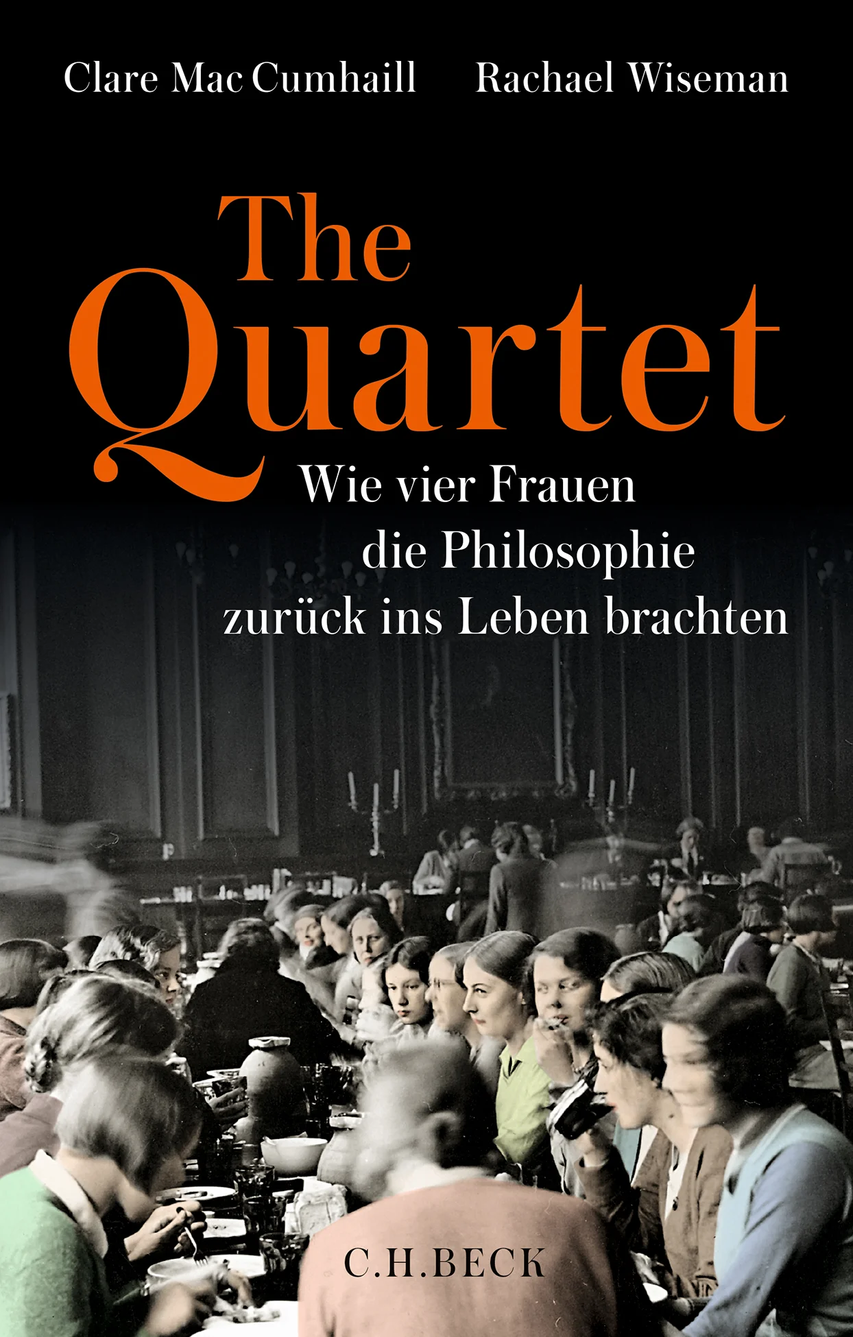 OXFORD IM ZWEITEN WELTKRIEG: DIE UNGLAUBLICHE GESCHICHTE VON VIER PHILOSOPHINNEN Oxford im Zweiten Weltkrieg: Auch die Professoren und Studenten werden zum Pflichtdienst einberufen. Für vier junge Philosophinnen bedeutet das Freiheit: Mac Cumhaill und Wiseman erzählen, wie Elizabeth Amscombe, Philippa Foot, Mary Midgley und Iris Murdoch bei Kaffee und Keksen, in Pubs und Speisesälen eine neue Philosophie entwickeln, in deren Zentrum der Mensch als ein «metaphysisches Lebewesen» steht. Nach dem Krieg gerät dieses «Wartime Quartet» in Vergessenheit. Seine längst überfällige Wiederentdeckung ist ein engagiertes Plädoyer dafür, die Philosophie endlich als einen selbstverständlichen Ort für Frauen zu begreifen. Die Geschichte der europäischen Philosophie ist die Geschichte der Gedanken, Visionen, Hoffnungen und Ängste von Männern, die ihre größtenteils abstrakten und individualistischen Theorien in der Abgeschiedenheit des «Elfenbeinturms» schrieben, weit weg von den praktischen und mitunter chaotischen Anforderungen der alltänglichen Realität. Nur wenige Menschen können eine Philosophin beim Namen nennen. Das vorliegende Buch setzt dieser Situation die bisher unbekannte Geschichte von vier jungen Philosophinnen entgegen: Elizabeth Anscombe, Philippa Foot, Mary Midgley und Iris Murdoch wurden kurz nach dem Ersten Weltkrieg geboren und begannen ihr Philosophiestudium an der Universität Oxford kurz vor dem Zweiten Weltkrieg. Als die männlichen Professoren und Studenten eingezogen wurden, bekamen sie Unterricht von Frauen, Kriegsdienstverweigerern und geflüchteten Wissenschaftlern. In diesem Umfeld entwickelten sie eine neue Philosophie des Lebens, der Liebe und der Schönheit als Gegenmittel zum technischen, szientistischen und skeptischen Zeitgeist. Für alle Leser:innen von Wolfram Eilenberger und Sarah Bakewell Die längst fällige Wiederentdeckung von vier brillanten Philosophinnen Eine Mischung aus Campus-Roman und philosophischer Biografie Vier Frauen im konservativen Milieu von Oxford: eine engagierte feministische Sozialgeschichte