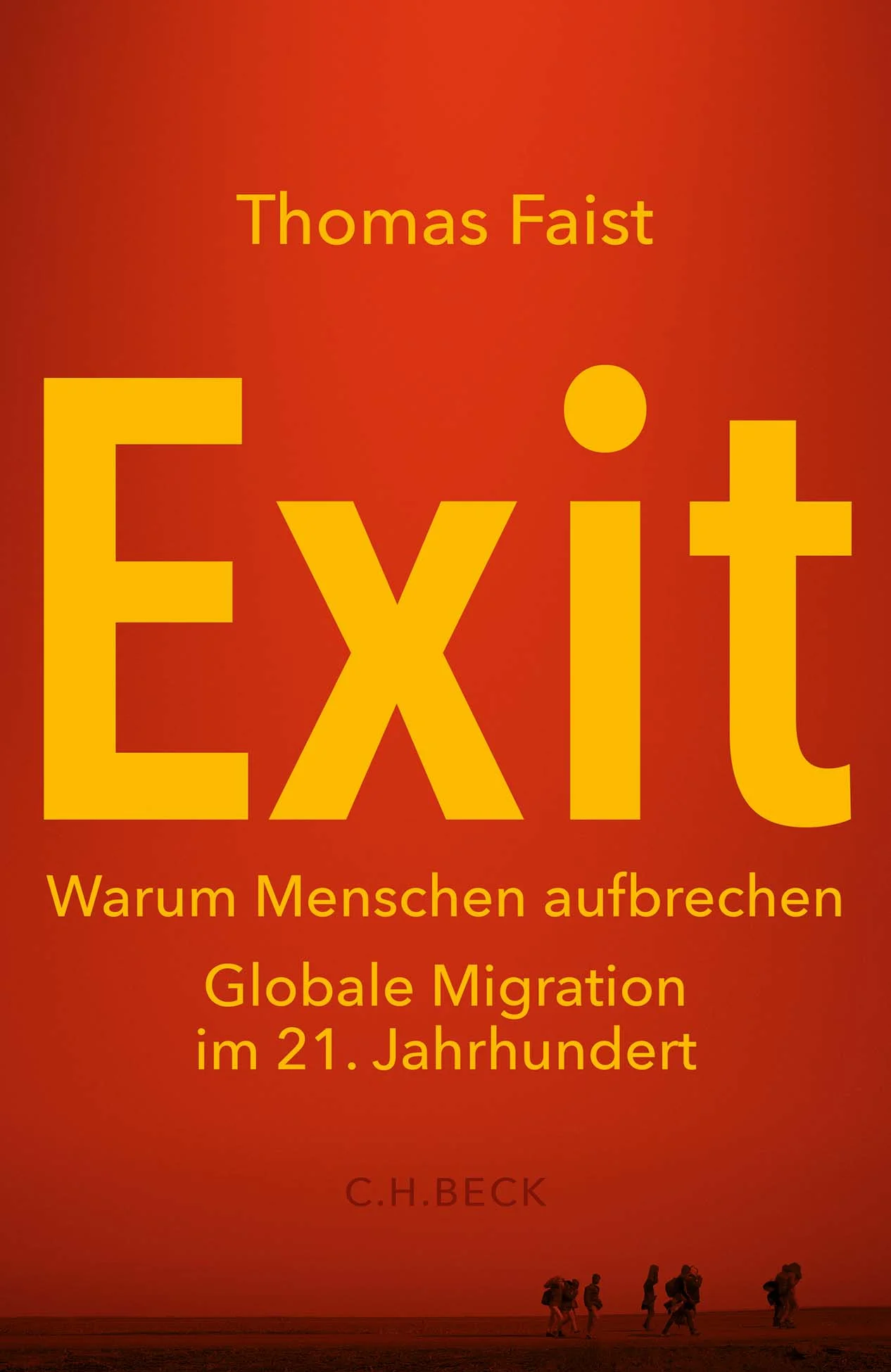 GLOBALE MIGRATION IM 21. JAHRHUNDERT DIE GRUNDLEGENDE ANALYSE Die Frage, auf welchem Fleckchen Erde man geboren wurde, ist längst zum Bestimmungsfaktor individueller Lebenschancen geworden. In manchen Weltregionen brechen heute immer mehr Menschen auf, um ihr Glück dauerhaft woanders zu suchen. Was macht das mit ihrer Heimat und was folgt daraus für die reichen Zielländer im globalen Norden? Der Soziologe Thomas Faist bringt Licht ins Dunkel und räumt mit einigen grassierenden Mythen zur globalen Migration im 21. Jahrhundert auf. Der Begriff «Exit» bezeichnet die Entscheidung, die eigene Heimat zu verlassen, weil es dort schlichtweg keine Perspektiven mehr gibt. Sie ist zum politischen Massenphänomen unserer Zeit und vor allem im globalen Süden zu einer Alternative zum sozialen Protest geworden. Die massenhafte Abwanderung aus verarmten Regionen etwa auf dem afrikanischen Kontinent verschärft sich nicht zuletzt infolge des Klimawandels, der den globalen Süden ungleich härter trifft als den globalen Norden. Dadurch entstehen sowohl in den Immigrations- als auch in den Emigrationsländern neue politische Konfliktkonstellationen. Die Fragmentierung der europäischen Parteienlandschaft etwa wäre ohne die neuen Formen globaler Migration im 21. Jahrhundert undenkbar. Auf der anderen Seite wird die weltweite soziale Ungleichheit, die Schere zwischen Nord und Süd, durch immer rigidere Migrationsregime zementiert statt abgemildert. Es bedarf folglich einer neuen, fairen Migrationspolitik, um den Exit im globalen Süden in eine für alle Beteiligten gewinnbringende Mobilität zulenken. Thomas Faist, einer der führenden Migrationsexperten in Europa, legt in seinem Buch die Summe seiner Forschung zum Thema vor. Die grundlegende Analyse über die Ursachen und Wirkungen globaler Migration Ein Plädoyer für eine fairere Migrationspolitik