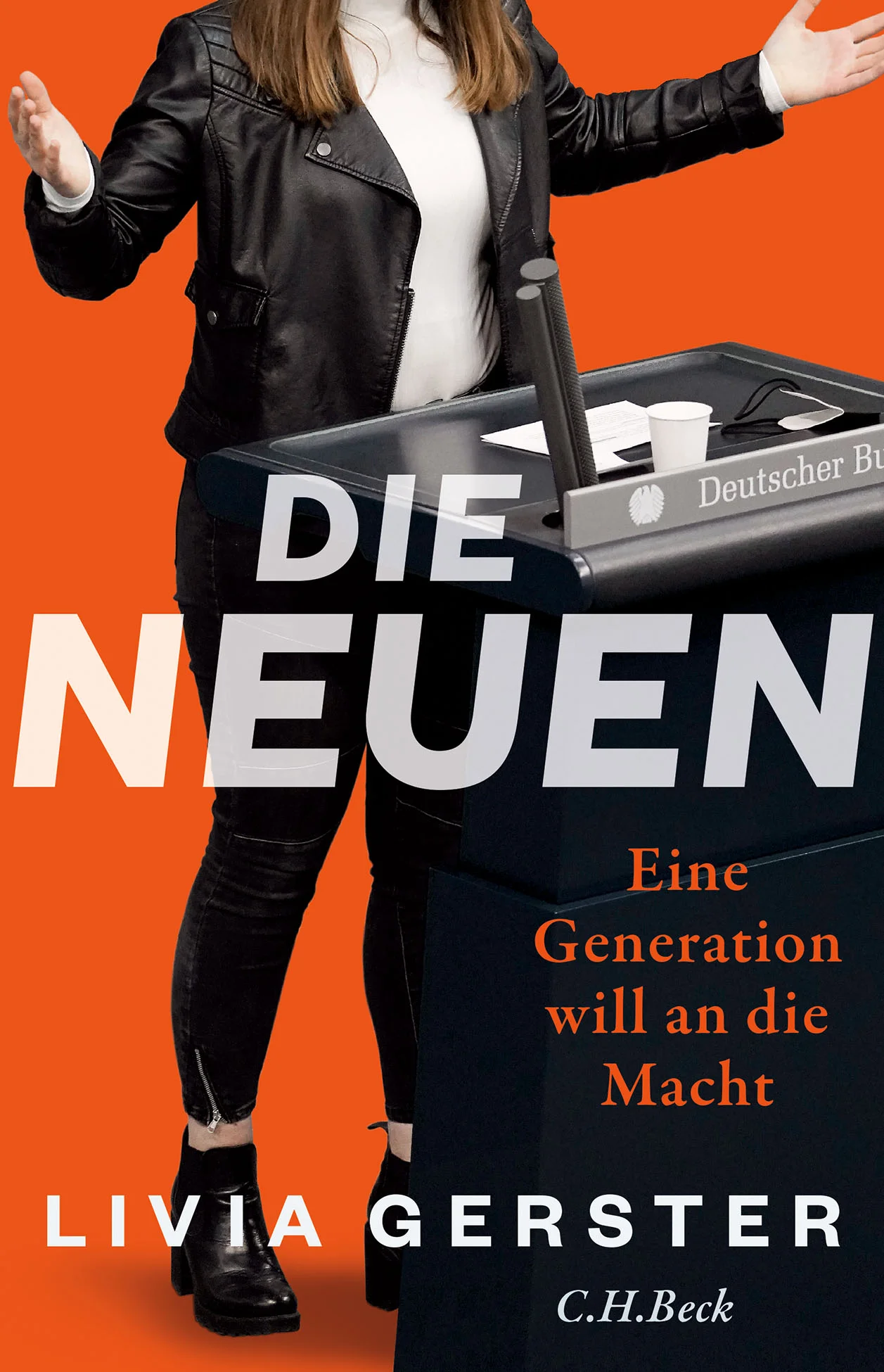 EINE GENERATION WILL AN DIE MACHT Bei der letzten Wahl sind so viele junge Abgeordnete wie nie zuvor in den Bundestag eingezogen. Dass ihre Aufgabe die Klimawende sein wird, das wussten sie. Auch auf Auseinandersetzungen mit Rechtsradikalen und Querdenkern waren sie vorbereitet. Aber dass sie es mit einem Krieg zu tun bekommen würden und mit dessen Folgen, davon ahnten sie nichts. Schnell müssen die Neuen schwerwiegende Richtungsentscheidungen treffen. Aber ihre Ideale wollen sie nicht aufgeben. Wird ihnen dieser Spagat gelingen? Oder werden sie im Kampf mit der älteren Generation der Babyboomer selbst zu den angepassten Funktionären, die sie nie werden wollten? Dieser Bundestag ist anders: Weniger Silberrücken in dunklen Anzügen. Mehr Frauen. Mehr Kinder und Enkel von Einwanderern. Und vor allem: mehr Junge. Ein Viertel der Abgeordneten ist unter vierzig. Fünfzig von ihnen sind nicht einmal dreißig Jahre alt. Aber wer sind die Neuen und was wollen sie? Fest steht: Sie reden anders und machen auch anders Politik. Mit blinkenden Instagram-Storys. Mit den neuesten TikTok-Trends. Mit Reden, die wie ein Poetry Slam klingen. Offen sprechen sie über eigene Schwächen. Und sie stellen Ansprüche an sich und an die Älteren. Aber können sie die Politik auch verändern? Die Politikjournalistin Livia Gerster heftet sich in ihrem Buch an die Fersen junger Parlamentarier:innen aus allen Parteien. Kevin Kühnert (SPD) und Ricarda Lang (Grüne) sind darunter, aber auch völlig unbekannte Neulinge wie eine Klimaaktivistin aus dem Straßenprotest, eine radikale Impfgegnerin aus Sachsen und ein junger Abwassermeister aus dem Irak. Sie begleitet die Neuen durch die Zeitenwende von Putins Krieg und verfolgt ihre politischen Kämpfe. So gelingt ihr ein fesselnder Mix aus investigativer Politikreportage und soziologischem Generationenporträt. Jünger, weiblicher, bunter: Wer die Neuen im Parlament sind und was sie wollen Livia Gerster folgt den jungen Politiker:innen vom Einzug in die Abgeordneten-WG bis hin zur ersten Rede im Bundestag Jung gegen Alt: Werden die jungen Radikalen ihre Fraktionen spalten?
