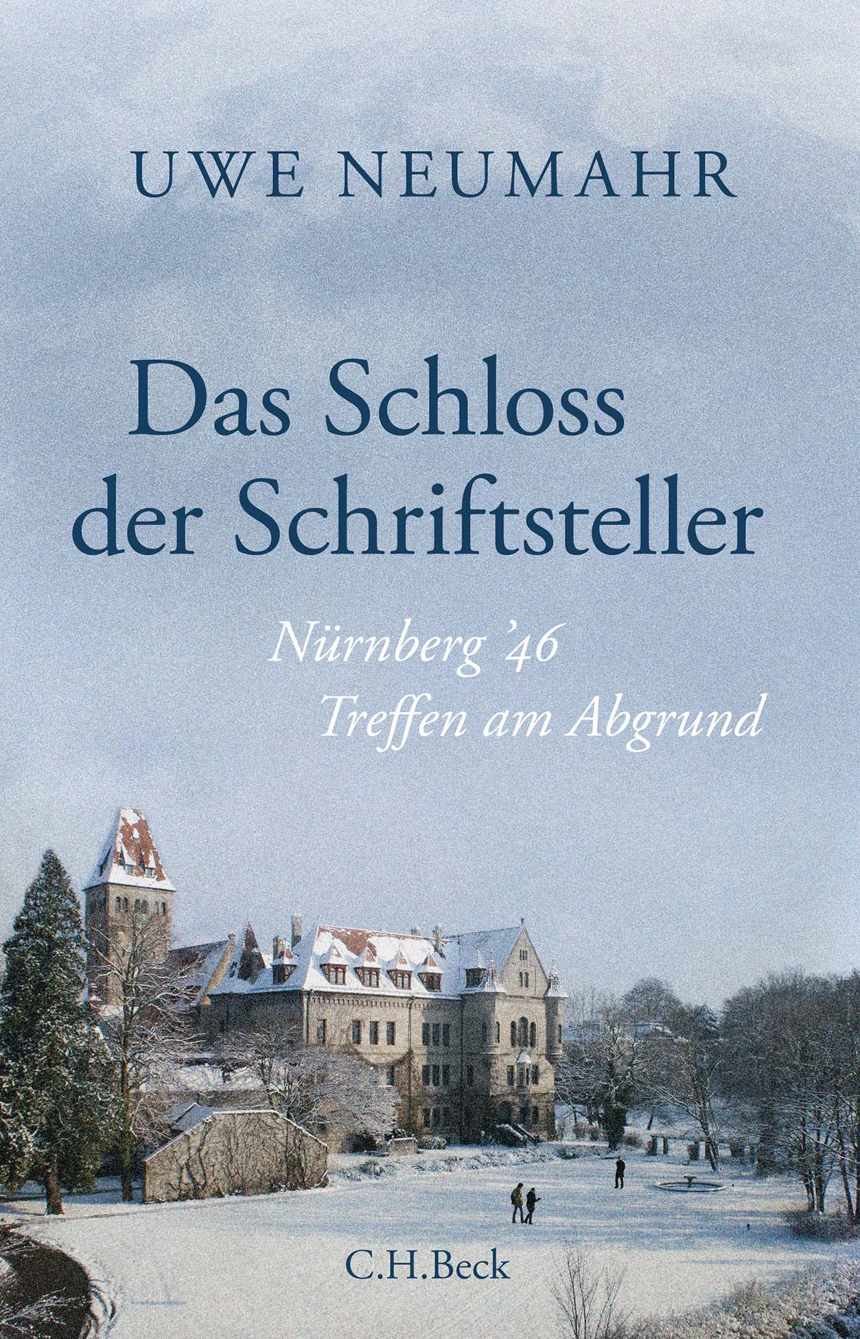 ALS WELTLITERATUR AUF WELTGESCHICHTE TRAF DAS GIPFELTREFFEN AUF SCHLOSS FABER-CASTELL Wohl nie waren so viele berühmte Schriftsteller und Reporterinnen aus aller Welt unter einem Dach versammelt wie in Nürnberg 1946. John Dos Passos und Erika Mann, Erich Kästner und Martha Gellhorn, Willy Brandt und Markus Wolf: Sie kamen, um zu berichten von den Gräueln des Krieges und des Holocaust, die dort vor Gericht verhandelt wurden. Sie wohnten und schrieben auf Schloss Faber-Castell, diskutierten, tanzten, verzweifelten, tranken. Uwe Neumahr erzählt ihre Geschichte in seinem aufregenden und bewegenden Buch. Nürnberg 1946: Es war eine einzigartige Versammlung von weltberühmten Schriftstellern, Journalistinnen, Reportern und solchen, die später einmal die Berühmtheit erlangten. Erich Kästner war dort und Erika Mann, John Dos Passos und Martha Gellhorn. Augusto Roa Bastos kam aus Paraguay, Xiao Qian aus China. Im Gerichtssaal blickten sie den Verbrechern ins Angesicht, die sich für den Krieg und den Holocaust verantworten mussten. Im Press Camp auf dem Schloss Faber-Castell versuchten sie, das Unfassbare in Worte zu fassen, damit die Welt davon erfahren konnte. Dabei trafen im Mikrokosmos des Faber-Schlosses Exil-Rückkehrer auf Überlebende des Holocaust, Kommunisten auf Vertreter westlicher Medienkonzerne, Frontberichterstatter auf extravagante Starreporter. Man schlief auf Feldbetten und begegnete sich in der Bar, im Salon, im Spielzimmer und im Kino, die die Alliierten in der globalen Herberge eingerichtet hatten. Und während die Schlossbewohner in den Abgrund der Geschichte sahen, während sie über Schuld, Sühne und Gerechtigkeit nachdachten, veränderten sich nicht nur sie, sondern auch die Art, wie sie schrieben. Eine einzigartige Versammlung von Schriftstellern, Journalistinnen und Reportern Erika Mann, Erich Kästner, Willy Brandt, John Dos Passos, Martha Gellhorn und viele andere Nürnberg 1946 die Welt blickt in den Abgrund Uwe Neumahr sichtet bislang unveröffentlichte Quellen Für Leser:innen von Uwe Wittstock 