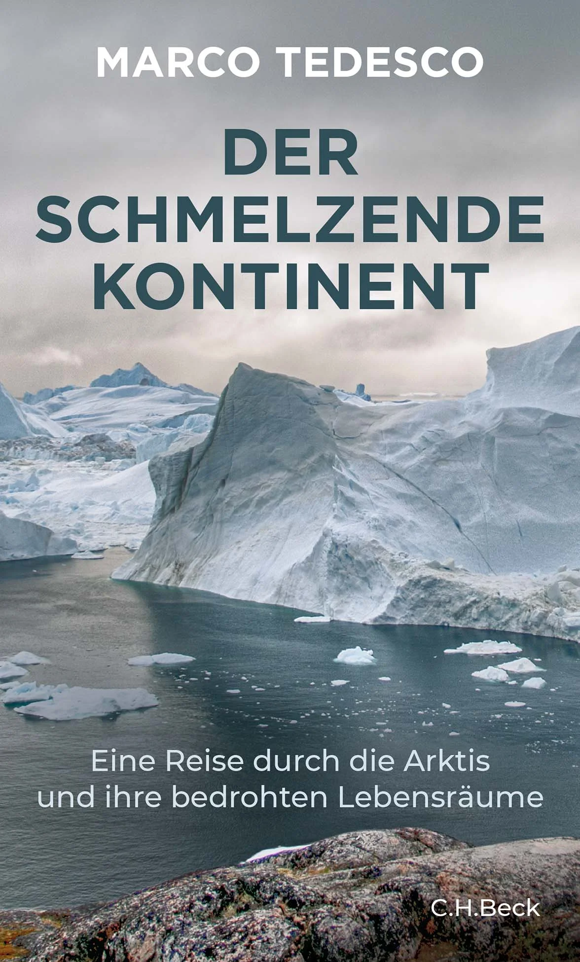 EINE REISE DURCH DIE ARKTIS UND IHRE BEDROHTEN LEBENSRÄUME Das Buch erzählt von einem Tag im Leben des italienisch-amerikanischen Glaziologen Marco Tedesco in der Arktis. Dort steigen die Temperaturen doppelt so stark an wie auf dem Rest des Planeten. «Der schmelzende Kontinent» ist abenteuerliches Memoir, profundes Sachbuch und zugleich eine Liebeserklärung an das ewige Eis. Hier liegen die Antworten zu den Mysterien unserer Vergangenheit und die Schlüssel zu unserer Zukunft. Es ist Nacht. Marco Tedesco liegt in seinem Schlafsack. Nur eine dünne Zeltwand trennt ihn von der Außenwelt. Es sind gut 20 Grad unter null: Er kann das Eis hören. Es knackt, reißt, rauscht und kracht. Anders als man annehmen könnte, handelt es sich bei der Arktis keinesfalls um eine eintönige Landschaft. Dünen aus Eis werden meterhoch vom Wind aufgetürmt wie der Sand in der Sahara. Im Zentrum Grönlands erreicht das Eis eine Dicke von drei Kilometern, um sich dann zur Küste hin auf wenige hundert Meter zu verringern und ähnlich einem Fluss perlender Lava in den Ozean zu fließen. Wer denkt, Eis sei weiß, der täuscht sich. Das geduldige Auge erkennt Hunderte von Farben und Schattierungen. An den Polen sind nur wenige Grad Temperaturunterschied ausschlaggebend, selbst ein Grad kann das System komplett verändern. Das schmelzende Eis beeinflusst nicht nur die Weltmeere, sondern auch die Flora und Fauna direkt vor unserer Tür. Vor unseren Augen formt der Klimawandel das Eis an Nord- und Südpol und damit die Zukunft unserer Welt, in der wir leben. Abenteuerliches Memoir und profundes Sachbuch In der Arktis steigen die Temperaturen doppelt so stark an wie auf dem Rest der Erde Eine Liebeserklärung an das ewige Eis