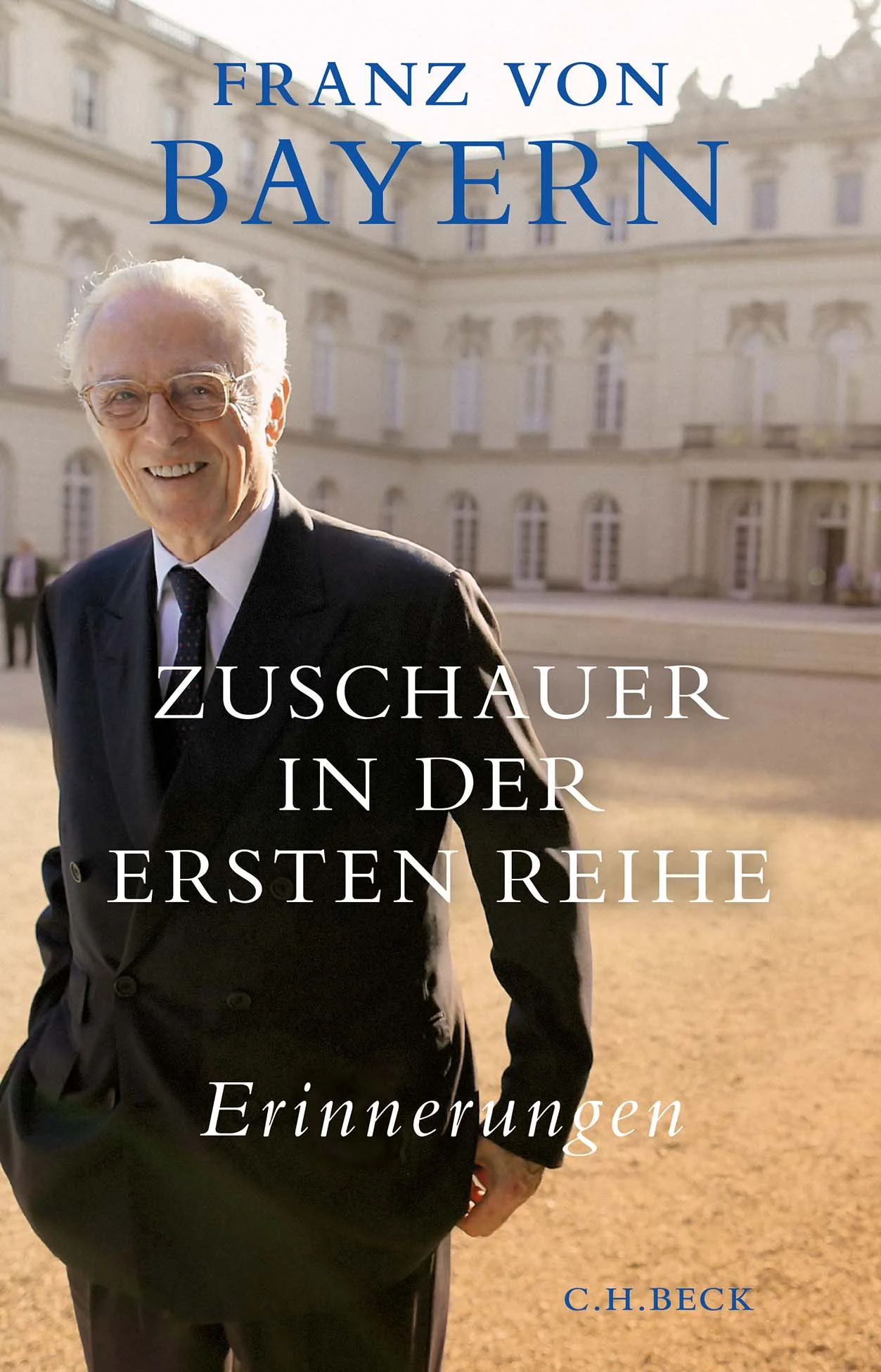 DER GENTLEMAN AUS NYMPHENBURG - DAS UNGEWÖHNLICHE LEBEN DES HERZOGS FRANZ VON BAYERN Unter dem Tresen eines Jazzkellers hätte man Herzog Franz von Bayern weniger erwartet als zum Tee mit Queen Elizabeth. Und man würde ihn eher im Austausch mit Größen der Politik und Kirche vermuten als im Kreise internationaler Fachleute für Moderne Kunst. Aber der Gentleman aus Nymphenburg hat nie Wert darauf gelegt, starren Vorerwartungen zu entsprechen. In seinen Erinnerungen zieht ein Jahrhundertleben vorüber - eine Kindheit im Exil und in Konzentrationslagern, Erfahrungen in Bayern und Deutschland nach dem Krieg, Zeiten hoher Verantwortung, außergewöhnliche Begegnungen, private Momente, Begeisterung für die Natur und welthistorische Augenblicke. Eine Kindheit, die alles andere als königlich ist: Wenige Jahre nach der Geburt Franz von Bayerns (1933) muss die Familie ins Exil nach Ungarn gehen. Doch 1944 werden die Wittelsbacher verhaftet und mit ihren Kindern in die Konzentrationslager Sachsenhausen, Flossenbürg und Dachau gebracht. Nach Kriegsende registriert Franz mit der feinen Sensibilität eines Jugendlichen, was eine aus den Fugen geratene Welt mit den Menschen in seiner Umgebung macht und er beginnt, sich seinen ganz eigenen Weg ins Leben zu bahnen. Genaue Beobachtungsgabe, Weltgewandtheit und feiner Humor machen die Erinnerungen des Chefs des Hauses Wittelsbach zu einem Lesevergnügen. Wie in einem sehr persönlich gerahmten Spiegel ziehen darin fast 90 Jahre Leben vorüber: die Schulzeit ebenso wie Augenblicke der Weltgeschichte, Erfahrungen unter dem Tresen eines Jazzkellers ebenso wie das Zusammentreffen mit Regierungschefs (mit denen sich der Protagonist auch mal unbemerkt von den Bodyguards in ein Bräuhaus zurückzieht), Betriebsausflüge mit der «Gewerkschaft» des europäischen Adels, Begeisterung für die Natur und für Bayern, leidenschaftliche Rendezvous mit Moderner Kunst, kulturpolitische Auseinandersetzungen, die heftig werden, private Momente und stets das Bewusstsein der Verantwortung für das Haus Wittelsbach in der Mitte der Gesellschaft. 90. Geburtstag am 14. Juli 2023 Ein herzoglicher Kunstliebhaber blickt auf 90 Jahre Politik, Gesellschaft, Kunst und Kultur Ein besonnener Zeitgenosse und überzeugter Demokrat erzählt sein Leben