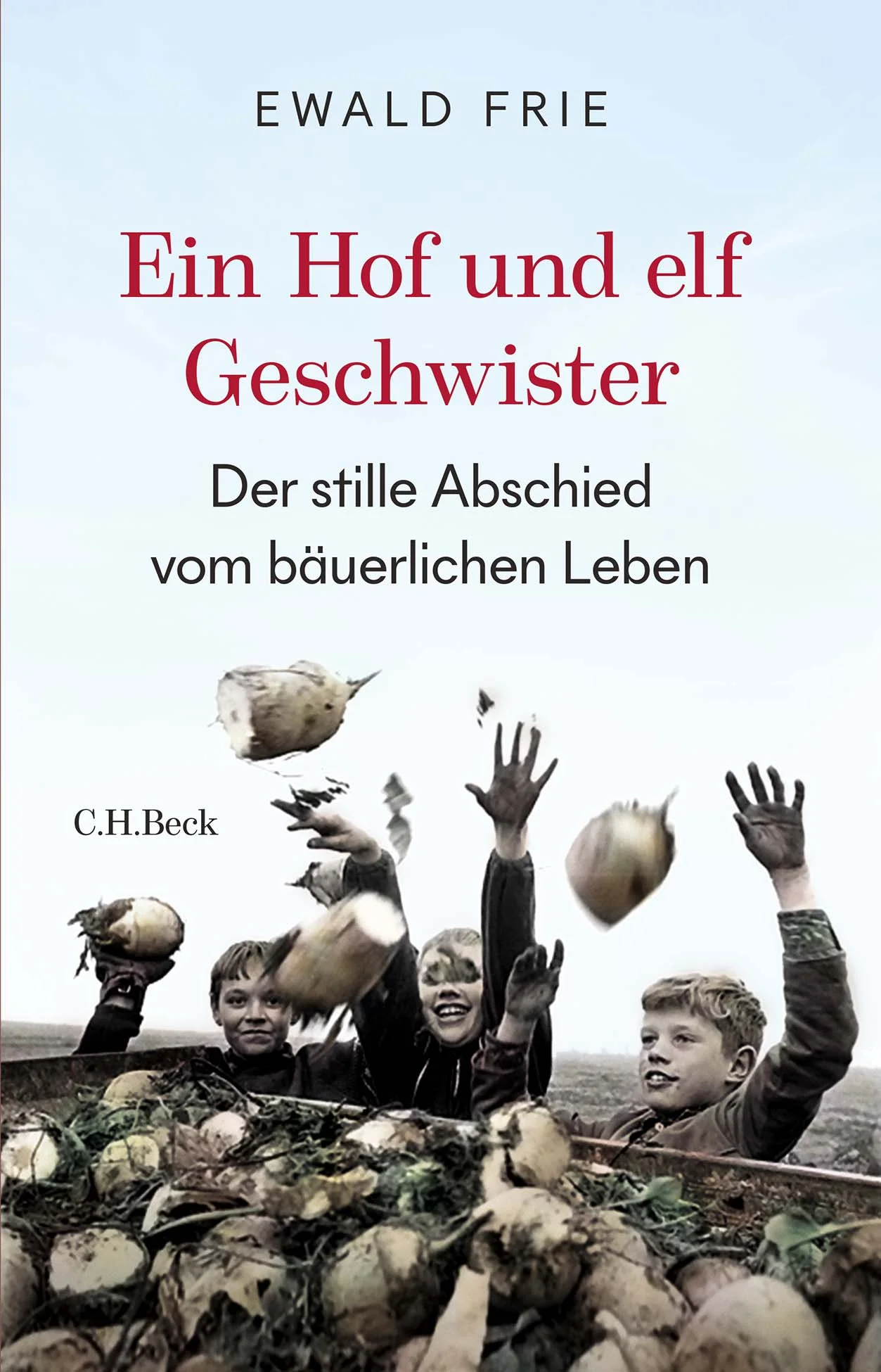 DEUTSCHER SACHBUCHPREIS 2023 Die stolze bäuerliche Landwirtschaft mit Viehmärkten, Selbstversorgung und harter Knochenarbeit ist im Laufe der Sechzigerjahre in rasantem Tempo und doch ganz leise verschwunden. Ewald Frie erzählt am Beispiel seiner Familie von der großen Zäsur. Mit wenigen Strichen, anhand von vielsagenden Szenen und Beispielen, zeigt er, wie die Welt der Eltern unterging, die Geschwister anderen Lebensentwürfen folgten und der allgemeine gesellschaftliche Wandel das Land erfasste. Zuchtbullen für die monatliche Auktion, Kühe und Schweine auf der Weide, Pferde vor dem Pflug, ein Garten für die Vorratshaltung der Hof einträglich bewirtschaftet von Eltern, Kindern und Hilfskräften. Das bäuerliche Leben der Fünfzigerjahre scheint dem Mittelalter näher als unserer Zeit. Doch dann ändert sich alles: Einst wohlhabende und angesehene Bauern gelten trotz aller Modernisierung plötzlich als ärmlich und rückständig, ihre Kinder riechen nach Stall und schämen sich. Wege aus der bäuerlichen Welt weist die katholische Kirche mit neuer Jugendarbeit. Der Sozialstaat hilft bei Ausbildung und Hofübergabe. Schon in den Siebzigerjahren ist die Welt auf dem Land eine völlig andere. Staunend blickt man zurück, so still war der Wandel: 