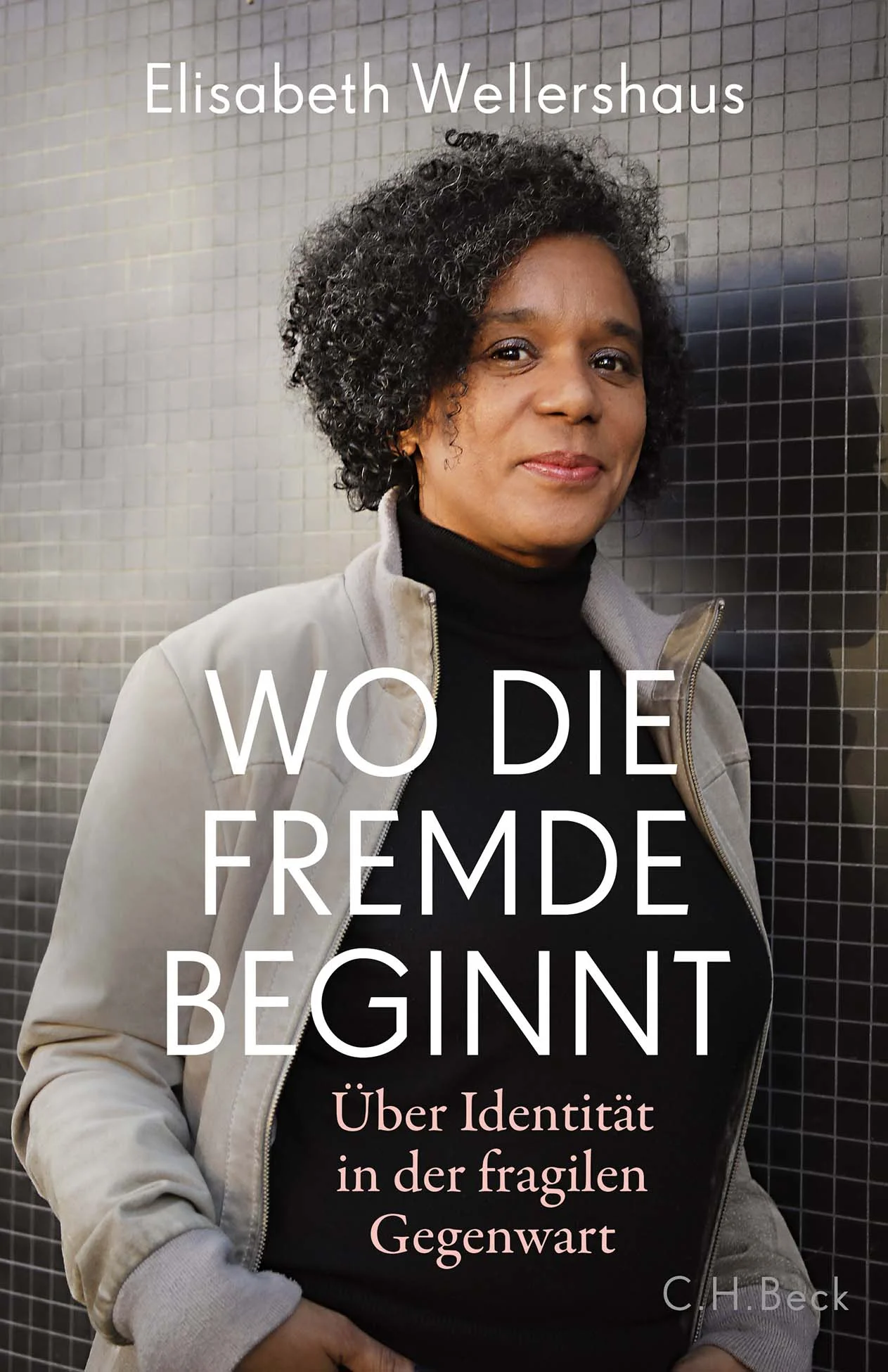 ÜBER DAS FREMDSEIN UND DAS, WAS UNS VERBINDET EINE AUTOBIOGRAFISCHE ANNÄHERUNG Fremdheit ist ein Phänomen, das die Journalistin Elisabeth Wellershaus seit frühester Kindheit aus den Zuschreibungen anderer kennt. In ihrem Buch zeichnet sie nach, wie viel komplexer, allgegenwärtiger und bereichernder sie die Fremde selbst wahrnimmt und warum sie uns verbindet. Wellershaus ist im bürgerlichen Stadtteil Hamburg-Volksdorf mit ihren weißen Großeltern und ihrer weißen Mutter aufgewachsen. Ihr Vater lebte als Kind auf einer Kakaoplantage in Äquatorialguinea und zog in den 1960er Jahren an die Costa del Sol. Fremdheit hat sie als Schwarze Deutsche zwischen Hamburg, Malaga und den Lebenswelten ihrer Eltern als komplexes Konstrukt kennengelernt. Nach Studienjahren in London lebt sie als Journalistin mit klassischer Kleinfamilie im gentrifizierten Teil des Berliner Stadtteils Pankow. Heute gehört sie zur privilegierten Mittelschicht, und einfache Zugehörigkeitsnarrative greifen längst nicht mehr. In ihrem Buch erforscht Wellershaus Kontexte, in denen Fremdheit sich nicht gleich auf den ersten Blick erschließt: in Freundschaften, Arbeitsbeziehungen, Nachbarschaften, der Familie in unmittelbarer Nähe. Sie erzählt von unentschlossenen Biografien, komplexen Identitäten und verknüpft die Weltwahrnehmungen anderer mit eigenen. Dadurch gelingt es ihr auf unnachahmliche Weise, die identitätspolitischen Perspektiven der Gegenwart zu erweitern. Nominiert für den Deutschen Sachbuchpreis 2023 Eine wichtige Erweiterung identitätspolitischer Perspektiven der Gegenwart Über die vielfältigen Formen von Ausgrenzung in der superdiversen Gesellschaft und was uns dennoch zusammenhält Für Leser:innen von Alice Hasters 