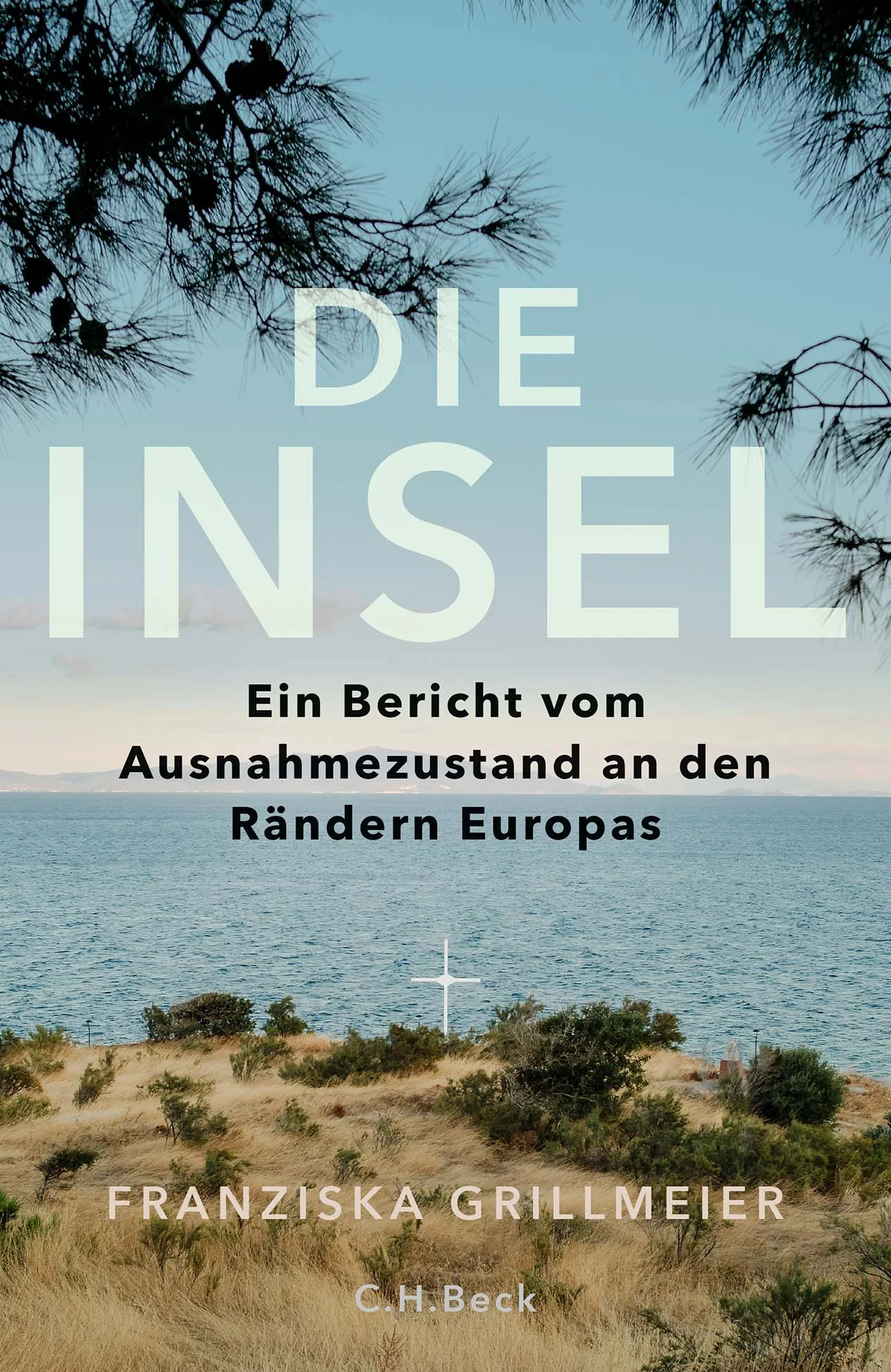 VOM LEBEN UND STERBEN AN DEN RÄNDERN EUROPAS AUFZEICHNUNGEN EINER JUNGEN JOURNALISTIN Franziska Grillmeiers Aufzeichnungen erzählen detailliertund mit großem Einfühlungsvermögen vom Alltag an Europas Grenzen und vergegenwärtigen die systematischen Rechtsbrüche, die dort tagtäglich begangen werden. Ein genauso bewegender wie erschütternder Bericht über jene, deren Ausgrenzung nach ihrer Ankunft in Europa kein Ende nimmt, und über die unmenschliche Realität an den Rändern der Europäischen Union. Die Journalistin Franziska Grillmeier ist 2018 auf die griechische Insel Lesvos gezogen, wo sich zwischenzeitlich das größte Fluchtlager Europas befand. In ihrem Buch nimmt sie auch die Momente zwischen den Schlagzeilen in den Blick, taucht tief in die Lebenswirklichkeit der geflüchteten Menschen ein und zeigt, wie sie sich nach ihrer Ankunft in Europa erneuten Traumatisierungen widersetzen müssen. Grillmeier bewegt sich in Moria, in der Hafenstadt, im Norden der Insel und reist an weitere europäische Grenzorte, an denen die Systematik der Ausgrenzung ähnlich funktioniert. Im Mittelpunkt des Buches stehen die Geflüchteten selbst, die in zahllosen Gesprächen zu Wort kommen und deren Lebenswege erzählt werden. Die Autorin zeigt, was das Lagerleben mit einem Menschen macht und reflektiert zugleich, wie das Inselleben auf sie selbst zurückwirkt: Während Grillmeier als Beobachterin aus freien Stücken kommen und gehen kann, endet dort für die Geflüchteten die Erzählung des offenen Europas. Auch die Kriminalisierung der humanitären Hilfe, der Abbau der Pressefreiheit, die Überlastung der Inselbewohner:innen und der Zynismus der Politik in Brüssel und Athen spielen eine zentrale Rolle. So zeichnet Grillmeier durch ihre stillen, doch eindringlichen Begegnungen ein erschütterndes Bild der Menschenrechtsverletzungen an den Rändern der Europäischen Union. Franziska Grillmeier berichtet hautnah aus der Lebenswirklichkeit der Geflüchteten an Europas Außengrenzen: 2018 zog sie selbst auf die Insel Lesbos Eine genauso berührende wie schonungslose Reportage über das Schicksal der Namenlosen an den Rändern Europas Franziska Grillmeier war Mitglied des Recherchekollektivs zur Sendung 