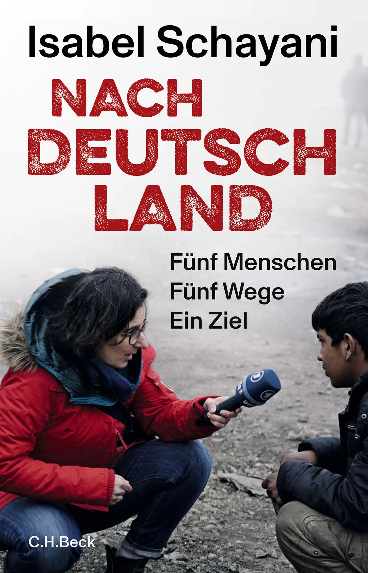 FÜNF MENSCHEN, FÜNF WEGE, FÜNF JAHRE - ISABEL SCHAYANIS GROSSE REPORTAGE Safi schleppt sich im Winter zu Fuß über die Balkanroute. Ruhi fliegt von Teheran zunächst nach Italien. Omid will nach Deutschland und landet dann doch in Calais. Melika steckt in Moria fest. Und Olena hat als Ukrainerin beinahe freie Fahrt. Die preisgekrönte Journalistin Isabel Schayani berichtet von fünf verschlungenen Wegen Richtung Deutschland und gewährt uns tiefe Einblicke in das prekäre Leben im Niemandsland zwischen den Grenzen und in den Grauzonen des Asylrechts. im Vordergrund ihres Augen öffnenden Buches steht die große, drängende Frage, wie wir Flucht und Migration menschlicher organisieren können. Viele Fluchtrouten durch den Vorderen Orient und Afrika haben Deutschland zum Ziel. Hier soll es Freiheit geben, Schulunterricht und medizinische Versorgung gratis, und Frauen dürfen Sport treiben: Für Menschen, die um ihr Leben rennen oder vor Verelendung fliehen, ist das ein großes Versprechen. Sie lassen ihr vertrautes Leben meist erstaunlich uninformiert hinter sich, mit Kind und ohne Kreditkarte, im freien Fall in eine bessere Zukunft. Isabel Schayani hat fünf Geflüchtete auf ihren Wegen teils über mehrere Jahre immer wieder getroffen. Sie lässt uns die Schikanen der Schlepper, illegale Reisebüros, Grenzen, Registrierungen, Lager, Anträge und Internierungen aus der Perspektive der Heimatlosen erleben. Im Gespräch mit Verantwortlichen, Experten und mit den fünf Geflüchteten selbst sucht sie nach Antworten auf die große Frage: Wie können wir Flucht und Migration menschlicher organisieren? Isabel Schayani hat fünf Menschen teils jahrelang auf ihrer Flucht begleitet Schlepperbanden, Grenzen, Lager, Bürokratie: Flucht aus der Perspektive der Geflüchteten Was sich ändern muss: Lösungsansätze für eines der drängendsten Probleme der Gegenwart Die Autorin ist Moderatorin des ARD-Weltspiegels und eine vielfach ausgezeichnete Fernsehjournalistin
