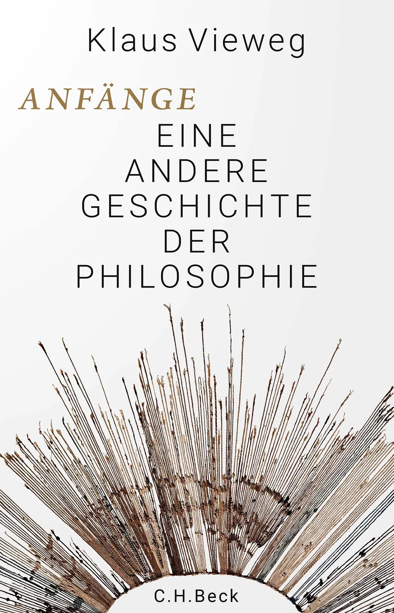 WO PHILOSOPHIE BEGINNT Nach seiner erfolgreichen Hegel-Biografie untersucht der Philosoph Klaus Vieweg in seinem neuen Buch, womit Philosophen das systematische Philosophieren beginnen. Damit legt er zugleich den Grundstein für eine andere, philosophische Geschichte der Philosophie, die von Parmenides und Nagarjuna über Aristoteles und Spinoza bis hin zu Fichte und Hegel führt. Eine furiose Darstellung nicht nur für Spezialisten, sondern für alle, die sich für die Anfänge des Philosophierens interessieren. In der «Verlegenheit um den Anfang» liegt eine Herkulesaufgabe für die Philosophie: die Sorge um die Ermöglichung eines wahrhaft philosophischen Erkennens. Wie wurde dieses Problem des systematischen Ausgangspunktes in der Geschichte der Philosophie gelöst? Im Anschluss an Hegel zeichnet Vieweg eine logische Landkarte von den unterschiedlichsten philosophischen Eröffnungszügen, in denen die intellektuelle Faszination des Philosophierens spürbar wird. Eine ungewöhnliche und spannend erzählte Philosophiegeschichte Worin bestehen die vielversprechenden Eröffnungszüge des philosophischen Nachdenkens? Klaus Vieweg führt uns meisterhaft durch die logische Landkarte philosophischer Anfänge Nicht auf europäische Philosophie beschränkt, sondern ein interkultureller Zugang