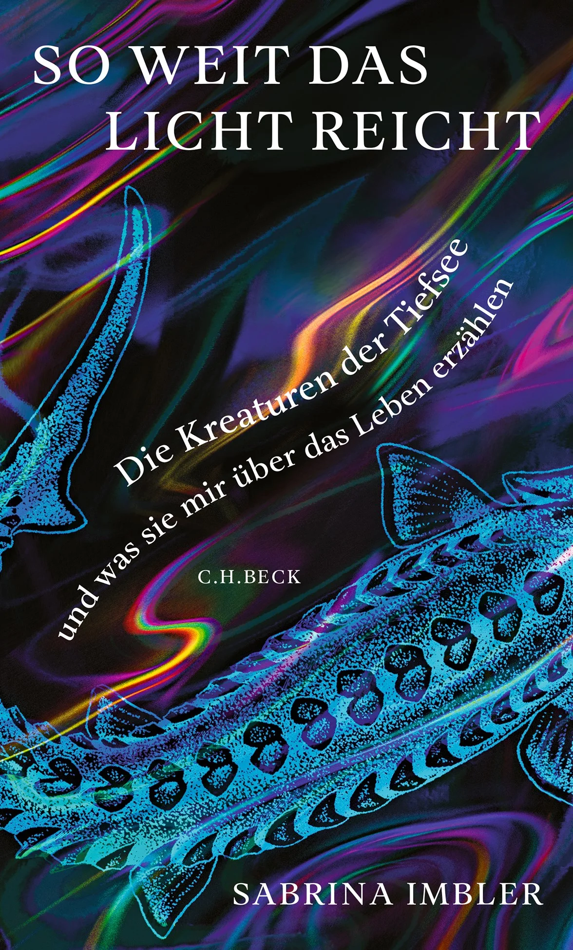 NATURBUCH, POETISCHES MEMOIR UND COMING-OF-AGE-GESCHICHTE IN EINEM Eine besondere Faszination geht von den geheimnisvollsten Kreaturen der Tiefsee aus, die verborgen vor den Augen der Welt ein Dasein fernab vom Sonnenlicht fristen. Weißhaarige Yeti-Krabben, unsterbliche Quallen, wilde Goldfische, hungernde Tiefseekraken und hybride Schmetterlingsfische in jedem Kapitel verbindet Sabrina Imbler naturkundliche Beobachtungen mit Geschichten aus dem eigenen Leben und reflektiert über das Erwachsenwerden, Anpassung, fluide Sexualität, Migration, Gemeinschaft und Umweltzerstörung. Dabei entsteht ein dichtes Geflecht aus meeresbiologischen Fakten und persönlichen Erfahrungen, das einen unwiderstehlichen Sog entwickelt. «So weit das Licht reicht» ist ein faszinierender Tauchgang von der Oberfläche bis zum Meeresgrund und nicht zuletzt ein Plädoyer für neue Visionen unserer Welt und der erstaunlichen Kreaturen, die sie beherbergt. Ausgezeichnet mit dem Los Angeles Times Book Prize 2023 Ein starkes, kluges, sensationell gut geschriebenes Debüt Poetisch, tiefgründig, queer!