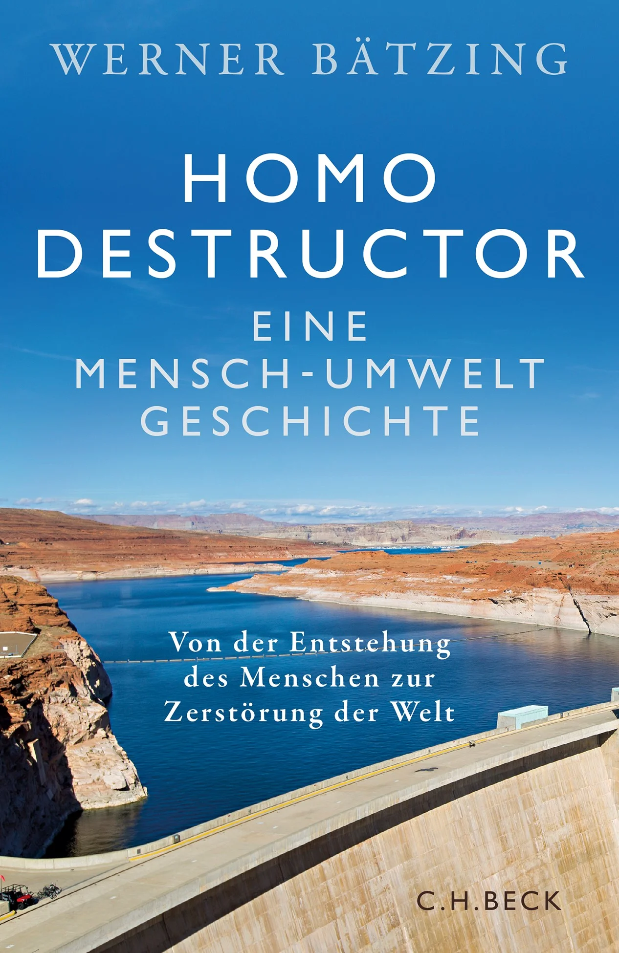VON DER ENTSTEHUNG DES MENSCHEN ZUR GESCHICHTE UNSERER BEZIEHUNG ZUR NATUR Angesichts der Größe der heutigen Umweltzerstörungen stellt sich die Frage: Ist der Mensch ein homo destructor, der seine Umwelt immer und überall zerstört? Das Opus magnum des bekannten Geographen und Alpenforschers Werner Bätzing gibt darauf eine Antwort in Form einer breit angelegten, bis zu Entstehung des Homo sapiens zurückreichenden Geschichte unserer Beziehung zur Natur. Um die drohende Zerstörung der vom Menschen geprägten Welt zu verhindern, so Bätzings These, ist es nötig, dass wir einen Schritt zurückgehen und die Erfahrungen der vormodernen Gesellschaft im Umgang mit Natur und Umwelt wieder stärker berücksichtigen. Um zu überleben, hat der Mensch bereits sehr früh in die vorgefundene Natur eingegriffen und sie verändert. Aber er hat sich stets darum bemüht, diese Veränderungen so zu gestalten, dass seine eigenen Lebensgrundlagen den nachfolgenden Generationen erhalten blieben. Erst mit den modernen Naturwissenschaften, mit Aufklärung, Industrieller Revolution und Marktwirtschaft setzt sich ein Denken und Handeln durch, das Natur und Umwelt kurzfristig vernutzt, ohne an ihre Erhaltung und an die Auswirkungen für die Zukunft zu denken. Mittlerweile wird deutlich, dass ein solches Denken und Handeln die gesamte Umwelt immer mehr zerstört und letztlich zur Selbstzerstörung des Menschen führt. Die Summe eines Forscherlebens Warum wir unsere Beziehung zur Natur grundlegend verändern müssen