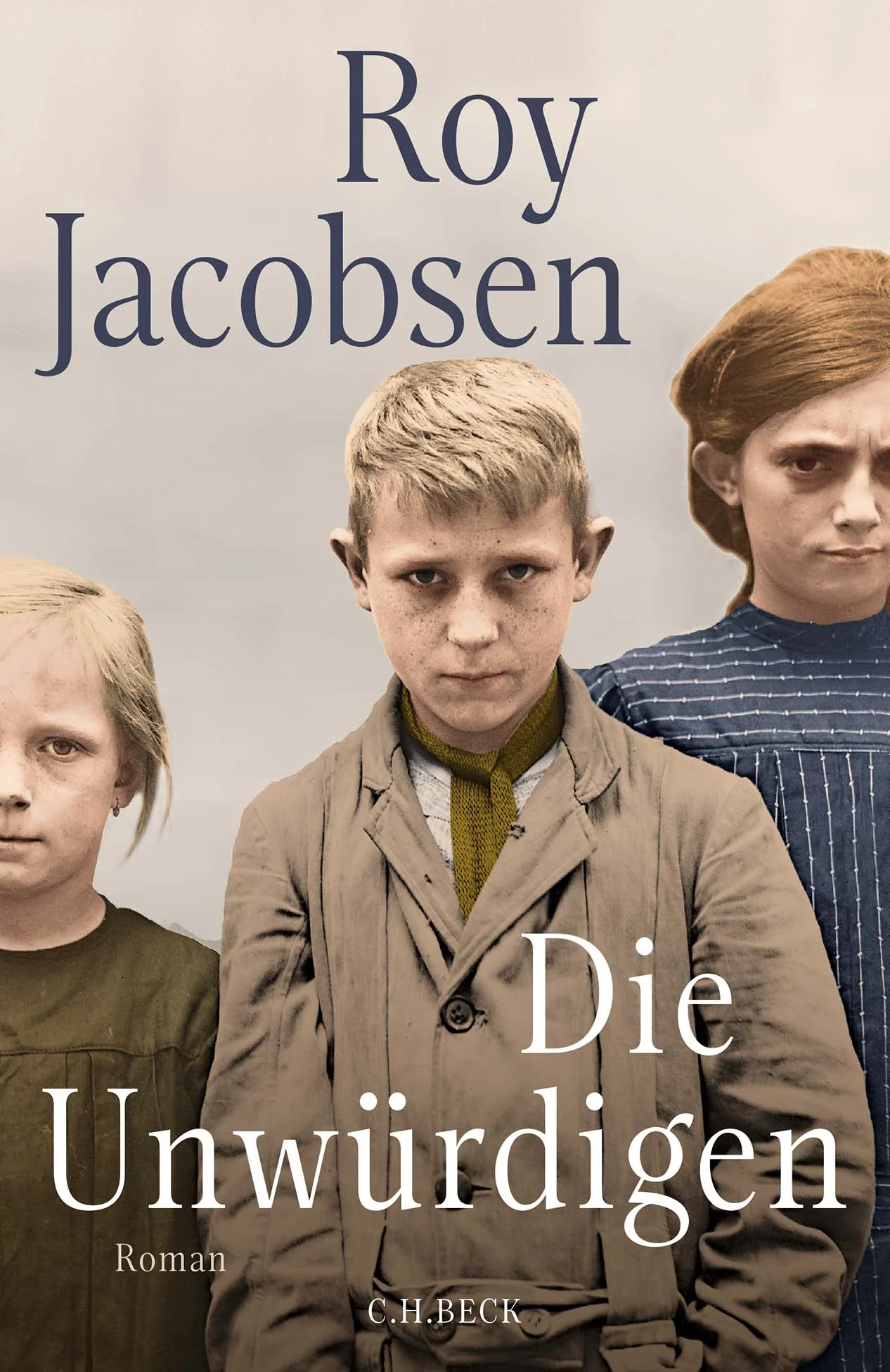 ÜBERLEBEN IM BESETZTEN OSLO - EINE VERSCHWORENE GEMEINSCHAFT JUNGER MENSCHEN Roy Jacobsens neues Buch folgt einer Gruppe junger Menschen aus ärmlichen Verhältnissen im von den Deutschen besetzten Oslo im Zweiten Weltkrieg. Die Jungen und Mädchen haben nichts zu verlieren und müssen sich durchschlagen, zwischen Freund und Feind, Durchhalten und Widerstand. Ein großartig geschriebener, spannender Roman aus einer Welt, die nicht oft geschilder wird. In Roy Jacobsens neuem Roman «Die Unwürdigen» folgen wir einer Gruppe von Jungen und Mädchen aus einem Wohnhaus am östlichen Rand von Oslo während der deutschen Besatzung im Zweiten Weltkrieg. Die Jugendlichen leben in Armut und schlagen sich durch, indem sie schwindeln, stehlen wie die Raben, Dokumente fälschen und umfangreiche Einbrüche begehen. Sie schrecken auch nicht davor zurück, die Besatzer zu beklauen und auszunutzen. Mit dieser Gruppe von Kindern zeichnet der preisgekrönte Autor ein schonungslos ehrliches und warmherziges Porträt einer Gesellschaftsschicht und eines harten Alltags, wie sie bisher kaum vorkamen. Dies ist ein Roman über das Überleben in Kriegszeiten, über eine Unterschicht, die ohnehin immer zu kämpfen hat und im Krieg nur ihr eigenes Leben, aber keine Besitztümer, keine Rechte, kein eigenes Land zu verteidigen hat. Über die verschiedenen Motive, aus denen Widerstand entsteht, und darüber, dass auch die Befreiung nicht alle befreit, über das Überleben unter Extrembedingungen und eine verschworene Gemeinschaft. Ein spannender, dichter, hoch aufgeladener Roman, aktuell, klug aufgebaut und mit faszinierenden Figuren. Das warmherzige Porträt einer Bande junger Menschen im von den Nazis besetzten Oslo Überleben und Widerstand in Zeiten des Krieges Ein spannender, vielschichtiger und abgründiger Roman aus einer Welt, die nicht oft geschildert wird