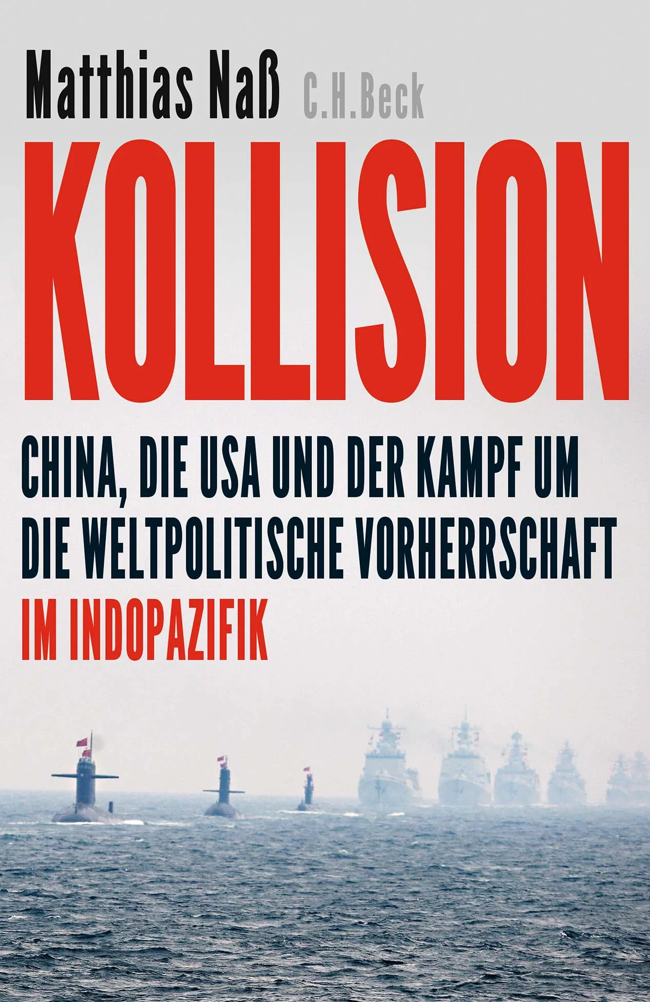 ZEITENWENDE IM INDOPAZIFIK: DER KOLLISIONSKURS ZWISCHEN CHINA UND DEN USA Während die Welt gebannt auf die Ukraine schaut, formiert sich viele tausend Kilometer entfernt ein noch viel größerer Konflikt China und die USA sind im Indopazifik auf Kollisionskurs. Im neuen Epizentrum der globalisierten Weltwirtschaft entscheidet sich, wer im 21. Jahrhundert tonangebend sein wird, der kapitalistisch-demokratische Westen oder das staatskapitalistisch-autokratische Regime Chinas. Die Insel Taiwan, auf die China Anspruch erhebt, ist der Dominostein, dessen Fall die ganze Sicherheitsarchitektur Asiens zum Einsturz bringen würde. Matthias Naß, der seit vielen Jahrzehnten für die ZEIT über Asien und den Pazifik berichtet, schildert Ursachen und Verlauf des Konflikts und porträtiert eindringlich die beteiligten Akteure und ihre sehr unterschiedlichen Interessen. Das Säbelrasseln im Indopazifik wird immer lauter. US-Kreuzer passieren in regelmäßigen Abständen die Straße von Formosa, chinesische Militäreinheiten bauen künstliche Inseln im Ozean, deren Zweck unmissverständlich ist, und beide Seiten versuchen den Gegner mit gewaltigen Seemanövern einzuschüchtern. Die Anrainerstaaten wie Australien, Japan oder Südkorea werden zunehmend nervös und rücken aus Angst vor dem Machthunger der Volksrepublik China zusammen, während Peking ein dichtes Netz von regionalen Abhängigkeiten webt und in Hongkong schonungslos jene Dominanz ausübt, die es auch für Taiwan anstrebt. Eines ist sicher: Wer aus diesem Ringen als Sieger hervorgeht, der wird der neue globale Hegemon. Im Indopazifik entscheidet sich, wer im 21. Jahrhundert die weltpolitische Vorherrschaft ausübt Für den Westen stehen die fundamentalsten Freiheiten auf dem Spiel Matthias Naß über die größte machtpolitische Herausforderung unserer Zeit
