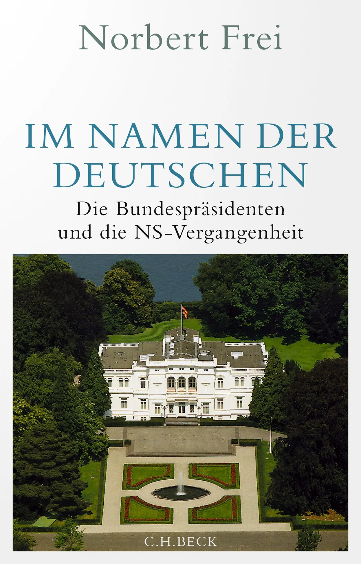VON THEODOR HEUSS BIS RICHARD VON WEIZSÄCKER - DIE BUNDESPRÄSIDENTEN UND DIE NS-VERGANGENHEIT Der Bundespräsident spricht qua Amt «im Namen der Deutschen», auch und gerade, wenn es um die NS-Vergangenheit geht. Für Theodor Heuss und seine Nachfolger zu Zeiten der Bonner Republik Heinrich Lübke, Gustav Heinemann, Walter Scheel, Karl Carstens und Richard von Weizsäcker war das immer auch ein Sprechen über die eigene Zeitgenossenschaft. Norbert Frei zeigt in seinem glänzend geschriebenen, mitunter atemverschlagenden Buch, wie dabei die persönliche Vergangenheit beschwiegen und zugleich der Ton für das Reden über Nationalsozialismus und Holocaust in einer Gesellschaft gesetzt wurde, die erst lernen musste, sich ihrer Geschichte selbstkritisch zu stellen. Richard von Weizsäcker war der letzte Bundespräsident, der die Jahre des Zweiten Weltkriegs noch als damals schon erwachsener Zeitgenosse erlebt hatte. Der weltweite Ruhm für seine Rede zum 40. Jahrestag des Kriegsendes am 8. Mai 1985 erklärt sich auch vor diesem Hintergrund. Mit Weizsäckers Präsidentschaft endet dieses Buch, das mit Theodor Heuss beginnt, der als erstes Staatsoberhaupt der Bundesrepublik Deutschland Formen und Wege finden musste, «im Namen der Deutschen» über die Verbrechen des «Dritten Reiches» zu sprechen. Norbert Frei, einer der renommiertesten Zeithistoriker der Gegenwart, folgt in seiner brillanten, minutiös aus den Quellen gearbeiteten Darstellung den gewundenen Wegen, auf denen im präsidialen Reden auch zu schweigen zur staatsmännischen Kunst und respektierten Praxis wurde. Schuld und Scham, Vergessen und Vergegenwärtigung Vom Autor des Klassikers 
