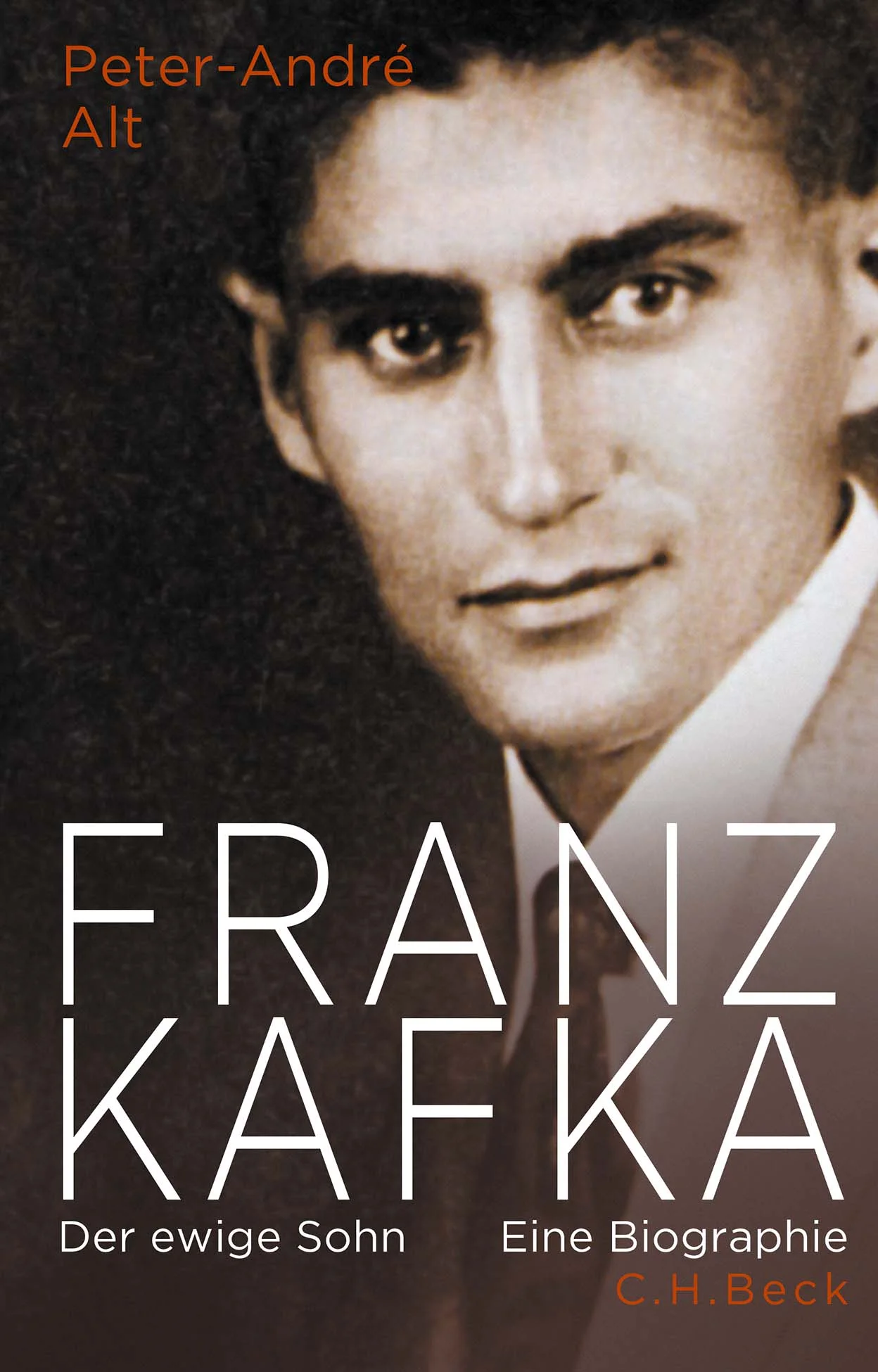FRANZ KAFKAS 100. TODESTAG AM 3. JUNI 2024 Franz Kafka ist der wirkungsmächtigste Schriftsteller des 20. Jahrhunderts. Sein Werk gilt als Inbegriff des Dunklen, Mehrdeutigen, faszinierend Unheimlichen. Peter-André Alts fulminante Biographie stellt Kafkas Leben und seine literarische Arbeit in den Zusammenhang der großen kulturellen Strömungen zwischen 1880 und 1920. Sie präsentiert den Flaneur und den Einsamen, den Asketen und den Liebenden, den Ekstatiker und den Skeptiker, den Spezialisten des Schreckens wie den Meister der Ironie. Dabei verknüpft Peter-André Alt die Lebenserzählung mit höchst aufschlussreichen Interpretationen von Kafkas Werken, die deren psychologische Voraussetzungen durchdringen. Gleichzeitig zeigt er Kafka im Dialog mit der Prager deutschen Literatur und der europäischen Moderne, mit Psychoanalyse und Zionismus, Philosophie und jüdischer Geistestradition, mit dem Kino und dem Theater der Zeit. Diese vielgerühmte Biographie beleuchtet die Erfahrungen, Visionen und Phantasien eines Schriftstellers, in dessen innerer Welt sich die großen Konflikte des 20. Jahrhunderts abzeichnen. Kafkas künstlerische Individualität wird aus ihrer besonderen Stellung zwischen jüdischem Mythos und europäischer Moderne neu verständlich als Besitz eines ewigen Sohns, der sich am Anfang und am Ende aller Überlieferungen sah. 100. Todestag am 3. Juni 2024 Peter-André Alts fulminante, vielgerühmte Biographie Sonderausgabe als bedruckter Pappband