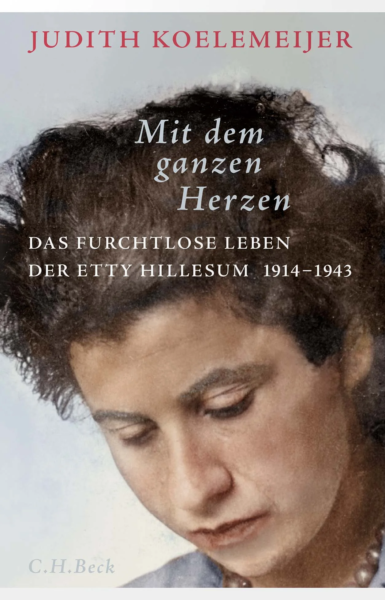 EINE JUNGE JÜDIN IN AMSTERDAM - DAS FURCHTLOSE LEBEN DER ETTY HILLESUM 1914-1943 Etty Hillesum ist mit ihren Tagebüchern und Briefen weltberühmt geworden. Freimütig berichtet sie darin von ihren Liebesbeziehungen, Lektüren und Träumen - und zu Herzen gehend von der Vernichtung der Juden. Aber wer war Etty Hillesum wirklich? Judith Koelemeijer erzählt auf der Grundlage zahlreicher bisher unbekannter Dokumente das viel zu kurze, intensive Leben der jungen Jüdin, die sich keine Grenzen setzen lassen wollte, nicht in der Liebe, nicht im Denken und auch nicht in ihrem Willen, das Schicksal ihres Volkes zu teilen. Die Tagebücher und Briefe Etty Hillesums sind so ungekünstelt und lebensnah geschrieben, dass sie als große Schriftstellerin lange verkannt wurde und das Bild von ihr ganz von diesen Selbstzeugnissen bestimmt wurde. Judith Koelemeijer hat auf Dachböden und in Kellern das Kriegstagebuch einer Freundin, Briefwechsel und weitere Quellen zum Leben Etty Hillesums aufgespürt. So entsteht das berührende Porträt einer sinnlichen, spirituell und intellektuell hellwachen jungen Frau, die nach ihrem Studium in Amsterdam nicht als Juristin arbeiten konnte, die die russische Sprache und Literatur liebte, obwohl oder gerade weil ihre Mutter vor den Pogromen in Russland fliehen musste, die mit allen Fasern das Leben liebte und sich doch mit Händen und Füßen wehrte, als ihre Freunde sie in einem letzten, verzweifelten Versuch vor den Nationalsozialisten verstecken wollten. Das glänzend geschriebene Buch beginnt mit dieser dramatischen Szene - und fesselt bis zur letzten Seite. 