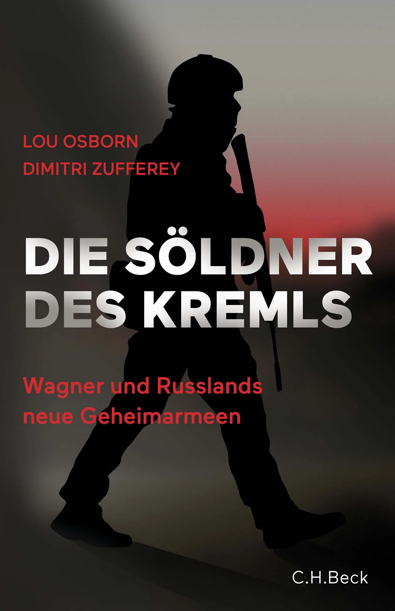 Von der Wagner-Gruppe zum Afrikakorps: Russlands unheimliches Söldnerheer Nach dem Tod ihres aufrührerischen Anführers Jewgeni Prigoschin wurde die berüchtigte Wagner-Gruppe den russischen Geheimdiensten unterstellt und umgebaut. Doch die Söldner des Kremls operieren weiterhin verdeckt auf den Schlachtfeldern dieser Welt und begehen Menschenrechtsverbrechen in großem Stil: in der Ukraine, in Afrika und im Mittleren Osten. In einem atemberaubenden Buch verfolgen Lou Osborn und Dimitri Zufferey ihre Spuren und kommen zu dem Schluss: Russlands Schattenkrieger sind aktiver denn je. Seit vielen Jahren operieren russische Paramilitärs weltweit im Auftrag des Kremls. Sie sind moderne Söldner, denen in Wladimir Putins Strategie der Destabilisierung des Westens eine zentrale Rolle zukommt. Die Mitglieder des internationalen Recherchekollektivs All Eyes On Wagner haben sich seit dem Beginn des russischen Angriffs auf die Ukraine im Februar 2022 auf die Jagd nach Prigoschin und seinen Männern in der ganzen Welt gemacht und deren globale Missionen nach dem Aufstand und Tod des Wagner-Chefs weiter analysiert: Welche Rolle spielen heute die Geheimdienste FSB und GRU bei der Steuerung des russischen Söldnerheers? Um zu verstehen, warum Russlands Schattenkrieger für Putin und seine Getreuen weiter so wichtig sind, gehen die Autoren auch bis zu den Ursprüngen der Wagner-Gruppe zurück, um deren Ideologie, Methoden und unübersichtliche Strukturen aufzudecken. Lou Osborns und Dimitri Zuffereys investigative Recherche bietet daher einen einzigartigen Blick auf eine der größten Bedrohungen für die globale Stabilität und die Interessen des Westens. Afrika, Mittlerer Osten und Ukraine: Putins Schattenkrieger und ihre globalen Missionen Enthüllungen des internationalen Recherchekollektivs All Eyes on Wagner Die erste umfassende Geschichte der Wagner-Gruppe, ihrer militärischen Operationen und ihrer Umwandlung nach Prigoschins Tod Wie der Westen in bestimmten Weltregionen den Anschluss verloren hat und die Kreml- Söldner in die Lücke gestoßen sind
