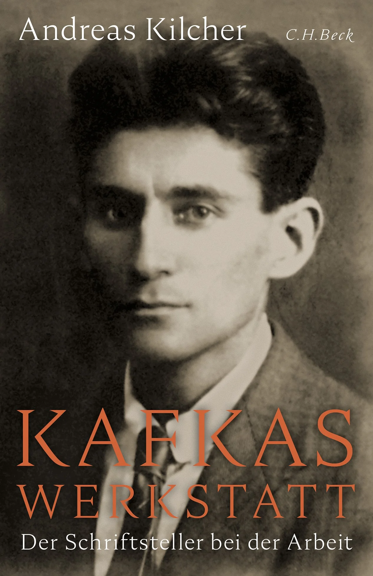 KAFKAS RÄTSEL UND WIE MAN SIE BEGREIFEN KANN Franz Kafka hat Erzählungen und Romane geschrieben, die zu den rätselhaftesten Texten der Weltliteratur gehören. Doch wie muss man sich den Schriftsteller bei der Arbeit vorstellen? Keinesfalls als weltabgewandten Autor, der in einsamen Nächten chiffrierte Traumbotschaften niederschrieb, sondern als 