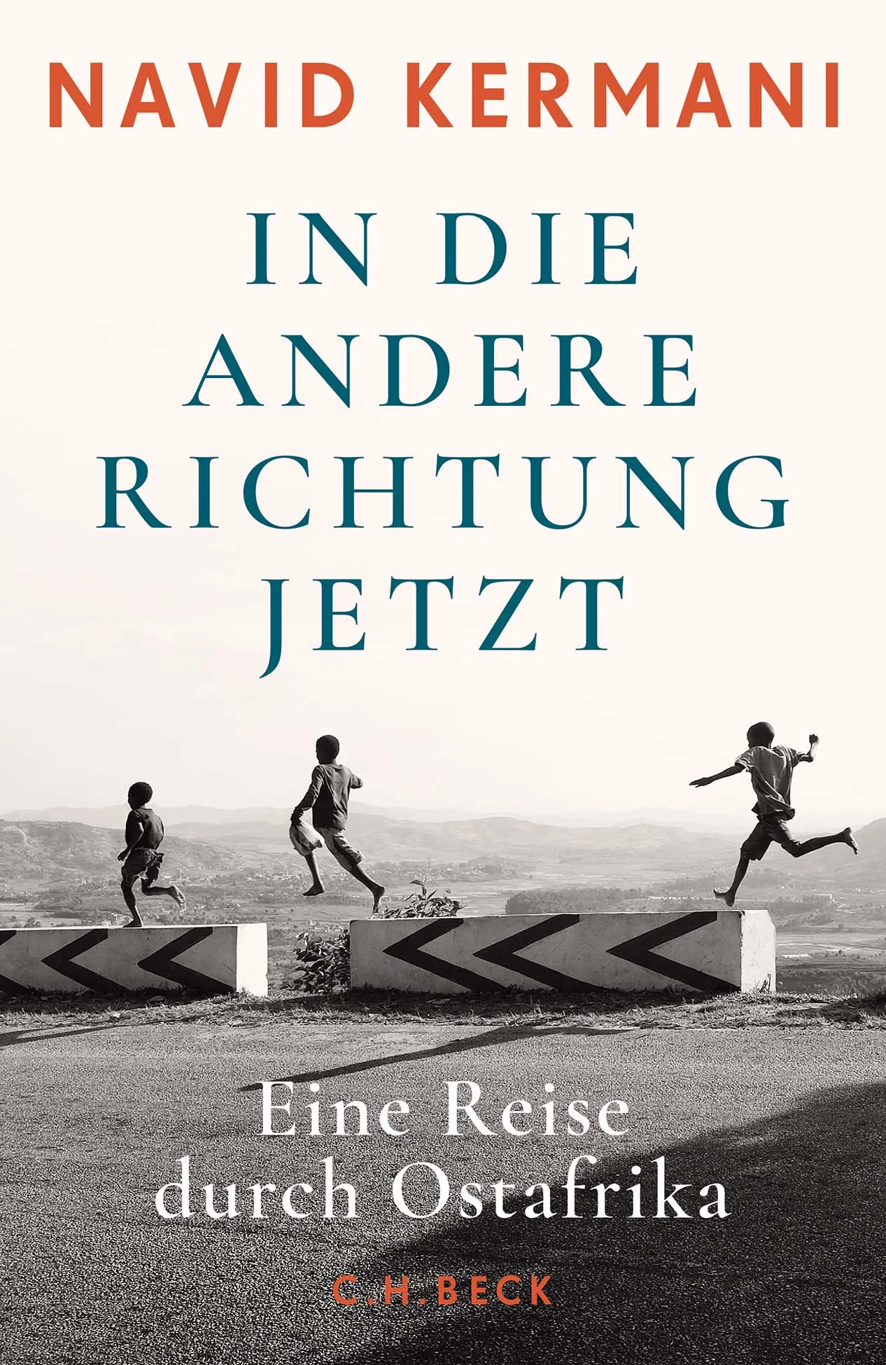 Ein großartiger Reporter - neugierig, offen und schwer zu ermüden. Frankfurter Allgemeine Zeitung Navid Kermani ist vom Süden Madagaskars bis in die Nuba-Berge im Sudan gereist. Behutsam, am einfühlsam beobachteten Detail, läßt er den Osten Afrikas lebendig werden. Aber zugleich, aus neuer Perspektive, denkt Kermani über die Themen auch unserer Gegenwart nach, über Klimawandel, Krieg, Entwicklung und Identität sowie die grundsätzlichen Fragen der Existenz. Bis heute gilt Afrika als der «vergessene Kontinent», dabei ist es spätestens seit dem 19. Jahrhundert vor allem der umkämpfte Kontinent. Europäische Kolonialmächte haben hier tiefe Wunden hinterlassen. Der arabische Norden trägt seine Religion und Kultur in den Süden, oft mit Gewalt. China und der Westen konkurrieren um Bodenschätze und Einfluß. Vergessen ist Afrika vor allem da, wo es nichts zu holen gibt, etwa auf Madagaskar. Hier haben die Vereinten Nationen die erste Hungersnot deklariert, die vom Klimawandel verursacht wurde. Hier beginnt die Reise, die Navid Kermani für DIE ZEIT unternommen hat. Sie führt ihn weiter über die Komoren, Mosambik, Tansania, Kenia und Äthiopien bis in den Sudan. Wo andere Schriftsteller Ursprünglichkeit suchten, entdeckt Kermani Bevölkerungen und Kulturen in Bewegung, oft auf der Flucht vor Krieg und Dürre. Vor allem aber haben sie schon immer kreativ neue kulturelle Einflüsse aufgegriffen und zu etwas Eigenem gemacht. Das zeigt sich nirgends so deutlich wie in der Musik. Sie bildet den heimlichen roten Faden des glänzend geschriebenen Buches, das einem unwiderstehlichen literarischen Rhythmus folgt. Ein zeitgenössischer Herodot. Rheinische Post Literarisch, neugierig, einfühlsam: Navid Kermanis Reportagen aus Ostafrika Die großen Themen unserer Gegenwart: Klimawandel, Krieg und Kolonialismus Als Zuhörer und Beobachter hat es Navid Kermani zu einer Meisterschaft gebracht, die ihresgleichen sucht. Kölner Stadtanzeiger Kermanis Gabe, tief zuzuhören und bewußt zu sehen, ist eine seltene, die in Zeiten von Fanatismus, Fake News und Fremdenangst Gold wert ist. REPORTER