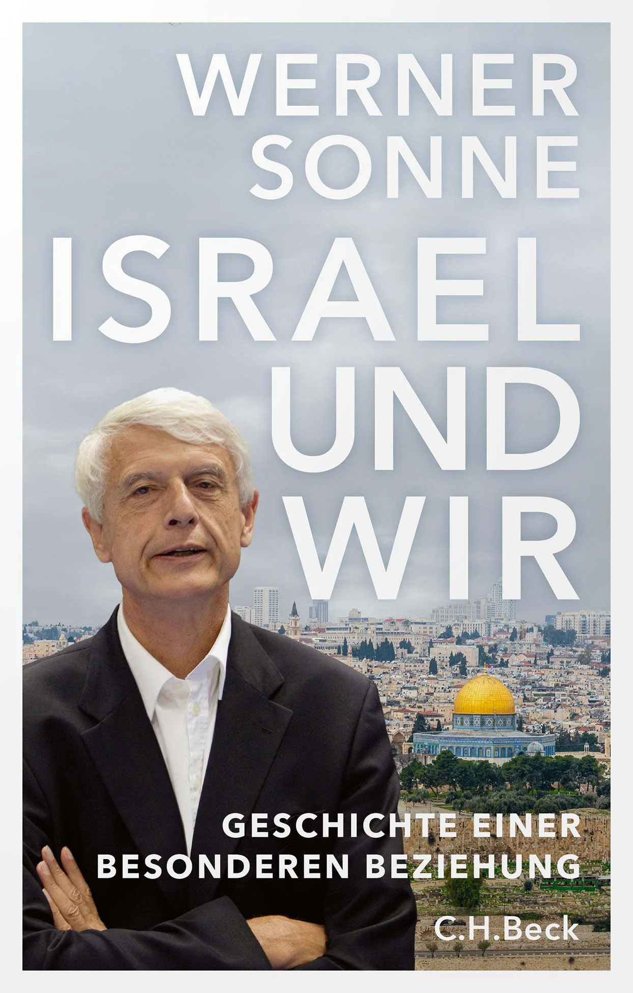 Werner Sonne war am 7. Oktober 2023 in Israel. Schon 50 Jahre zuvor hatte er als junger Reporter über den Jom-Kippur-Krieg berichtet - und nun wiederholte sich die Geschichte. In diesem Buch blickt der bekannte ARD-Journalist auf die hitzigen deutschen Debatten über den Umgang mit Israel. Zugleich erzählt er die Geschichte der deutsch-israelischen Beziehungen - von den schwierigen Anfängen unter Adenauer und Ben-Gurion bis zum Kauf des israelischen Raketenabwehrsystems Arrow 3 und der Frage, was die Formel von der Sicherheit Israels als 