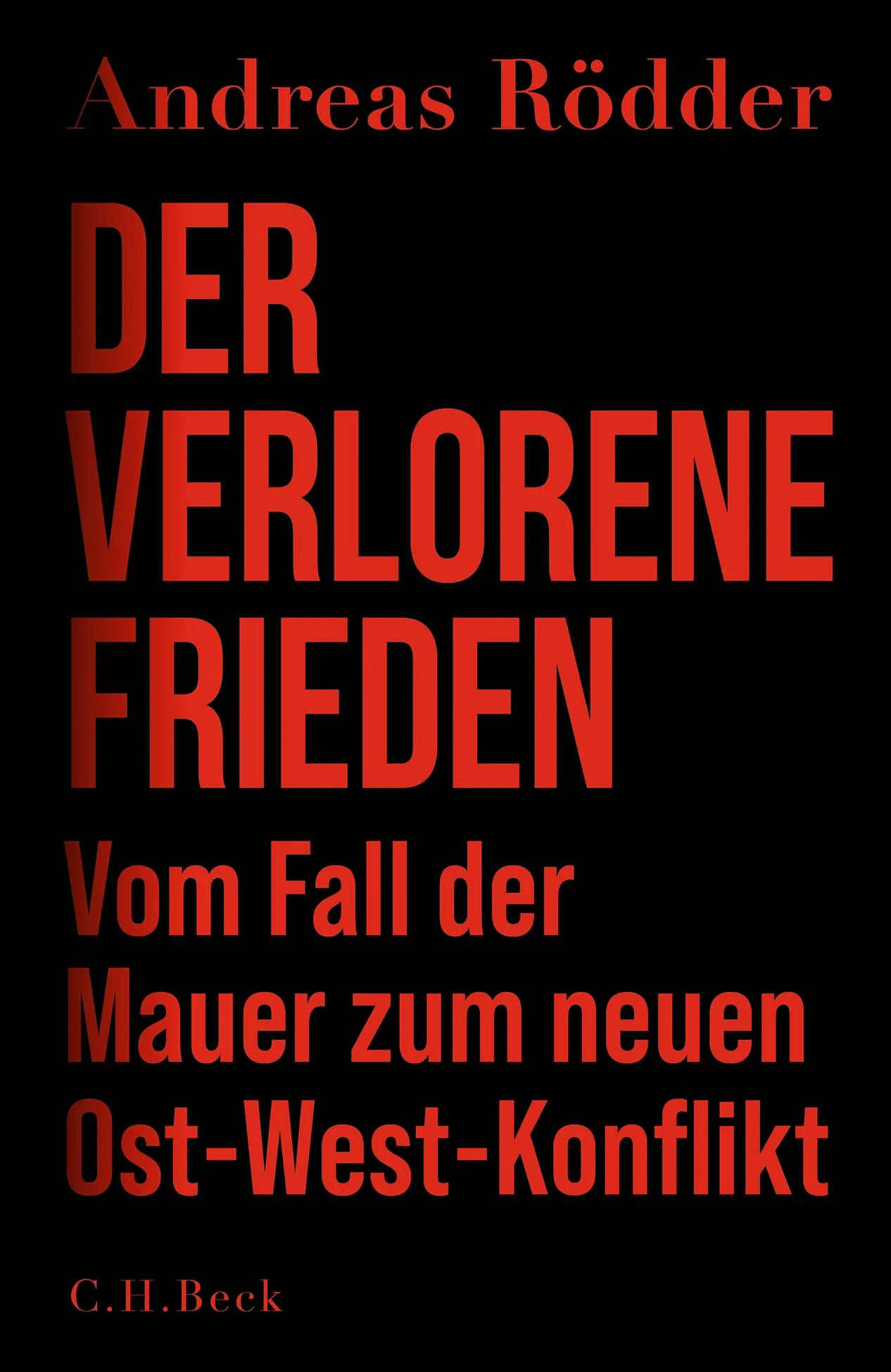 Wie die Chancen von 1990 verspielt wurden - Andreas Rödders bestechende Analyse Im Jahr 1990 schien ein neues Zeitalter anzubrechen: das Zeitalter der liberalen Weltordnung, des Friedens und der Demokratie. Heute liegt diese Ordnung in Trümmern. Wie konnten die Chancen verloren gehen, die sich mit dem Ende des Kalten Krieges boten? Warum herrscht dreißig Jahre nach dem Fall der Mauer wieder Krieg in Europa? Andreas Rödder erzählt die Geschichte des verlorenen Friedens von 1990 und fragt, welche Alternativen es gab. Im Westen glaubte man 1990, dass sich die eigenen Werte geradezu gesetzmäßig und global durchsetzen würden. Es mochte Rückschläge geben und es mochte dauern, bis auch die letzten Autokratien verschwunden wären. Aber an der Richtung der Geschichte bestand kein Zweifel. Doch das war ein Irrglaube, der zur Hybris verleitete. Als die machtpolitische Stärke des Westens nachließ, kehrten auch die autoritären Gegenentwürfe zurück, die auf imperiale Herrschaft und auf hegemoniale Einflusssphären setzen. Andreas Rödder erzählt die Geschichte der Weltpolitik seit 1990 und offenbart die Wurzeln der heutigen Weltunordnung. Dabei zeigt er, dass die Welt nicht auf eine multipolare Ordnung zusteuert, wie viele meinen, sondern auf einen neuen Ost-West-Konflikt, auf den sich der Westen einstellen muss, wenn er sich behaupten will. Rödder nimmt die Gegenwart auseinander, untersucht sie und setzt sie wieder zusammen. Der Erkenntnisgewinn ist erheblich. Dresdener Morgenpost über 21.1 Das Buch zur Stunde: die Wurzeln der Weltunordnung 1990 träumte der Westen von einer neuen Friedensordnung Stattdessen haben wir heute ein neues Zeitalter der Kriege und Krisen Russland, China, Iran: der neue Ost-West-Konflikt Wie konnte es so weit kommen? Was lief schief? Und wie muss sich unsere Politik ändern? Für alle Leser:innen von Carlo Masala und Herfried Münkler