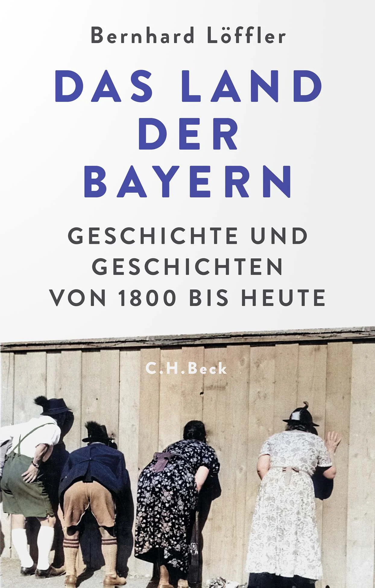 Bayern - die etwas andere Geschichte Bayern: Da denken viele an idyllische Seenlandschaften, an prächtige Schlösser vor Bergpanoramen und an pittoreske Barockkirchen inmitten saftiger Wiesen. In seiner Vermessung der bayerischen Naturräume und Geschichtslandschaften eröffnet der Historiker Bernhard Löffler dagegen neue, ungewöhnliche Zugänge zu einem Bayern jenseits der Klischees. Er nimmt uns mit auf eine Reise vom Anfang des 19. Jahrhunderts bis in die Gegenwart, von Altötting bis nach Aschaffenburg, von Oberammergau bis zum Obersalzberg, vom Walchensee bis nach Wackersdorf. Durch erhellende Beispiele und kurzweilige Geschichten lässt er 200 Jahre bayerische Geschichte lebendig werden und zeigt, dass manche scheinbar alte Traditionen doch erstaunlich jung sind. Wohl gibt es in Bayern tatsächlich Berge, Wiesen, Wälder und Seen, Schlösser, Klöster und Kapellen, aber dieses weithin dominante Bild ist sehr selektiv. Oft genug erweisen sich Räume und Landschaften eher als Projektionsflächen für Maler und Literaten, Historiker, Ethnologen und Naturschützer, Urlauber und Enthusiasten der Wander- und Waldvereine. Und sie werden instrumentalisiert von Ideologen, Politikern und Marketingexperten, vermessen, organisiert und in Dienst gestellt von Bürokraten, Kartographen, Statistikern und Verkehrsplanern. Bernhard Löffler erhellt in dieser erfrischenden Darstellung die Hintergründe «staatsbayerischer» Geschichte, erzählt von Landschaften, Regionen, vom bayerischen Eigensinn in der Welt - von deren Entstehung, Prägung und anhaltender Wirkungsmacht. Die Ungerechtigkeit der Welt beginnt mit der Verteilung der Berge. Ein neuer Blick auf Bayern jenseits der Klischees Regionen, Identitäten und Geschichte der Bayern Natur, Landschaft und Umwelt im Bild des modernen Bayern Oberammergau und Obersalzberg, Ostmark und Mainfranken - historische Regionen und seltsame Orte