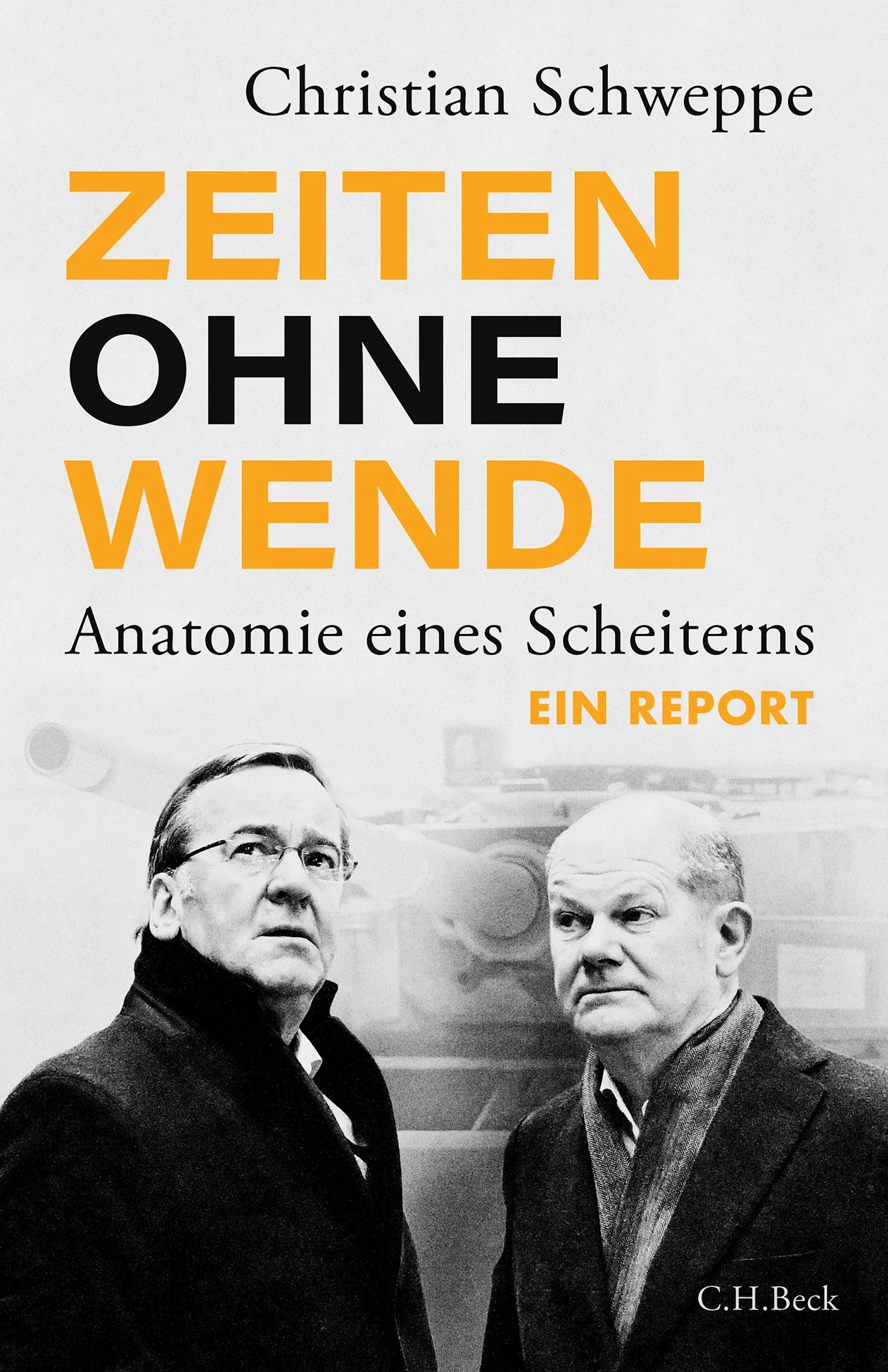 Zeit der Zauderer - warum Deutschland die Zeitenwende verschläft Sonntag, 27. Februar 2022. Olaf Scholz tritt im Bundestag ans Rednerpult: Zeitenwende. An diesem Tag beginnt das Buch von Christian Schweppe. Der Journalist hat sich an die Fersen derjenigen geheftet, die des Kanzlers Worte in Taten übersetzen müssen: Minister, Abgeordnete, Militärs. Er fährt in Munitionsdepots und auf alte Militärflugplätze. Er wertet geheime Papiere aus, taucht tief ein in die Welt der deutschen Armee und folgt auch der Spur des Geldes, denn die Rüstungsindustrie wittert das große Geschäft, seit der Kanzler Aufrüstung versprochen hat. Zweieinhalb Jahre später wird klar: Die Welt mag in einer neuen Zeit aufgewacht sein, die Bundeswehr ist es nicht. Diese Langzeitreportage zeigt, wie es dazu kam und warum. Ein investigativer Blick hinter die Kulissen eines Polit-Dramas. Mehr als zwei Jahre ist Christian Schweppe durchs Land gereist und hat beobachtet, was aus der versprochenen deutschen Zeitenwende jenseits von Ankündigungen und Plänen wirklich geworden ist. Er besucht Munitionslager und geheime Flugplätze. Er sitzt mit Christine Lambrecht im Regierungsflieger und verfolgt ihren politischen Absturz. Er zeigt auf, wie wertvolle Zeit verschwendet wird. Er trifft einfache Soldaten und ranghohe Generäle, besucht den verschwiegenen Verteidigungsausschuss und seine Vorsitzende, Marie-Agnes Strack-Zimmermann, die sich immer mehr zur Gegenspielerin des Kanzlers entwickelt. Am Ende der Recherchen steht ein bitteres Bild: Die Bundesrepublik ist trotz allem nicht wirklich sicherer geworden. Im Kriegsfall wären wir weitgehend wehrlos. Warum? Dieser Insider-Report erzählt die ganze erschreckende Geschichte und bietet eine bedrückende Innenansicht der Zeitenwende. Wir erleben eine Zeitenwende. Bundeskanzler Olaf Scholz im Deutschen Bundestag, 27. Februar 2022 Zu wenig, zu spät: die wahre Geschichte hinter der Zeitenwende Wie wir wehrlos wurden - und warum Mechanismen und Blockaden der deutschen Sicherheitspolitik Detailreiche, szenische Reportage: nahe dran an den handelnden Personen Ein investigativer Blick hinter die Kulissen eines Polit- Dramas Für alle Leser:innen von Robin Alexander und Stefan Lamby