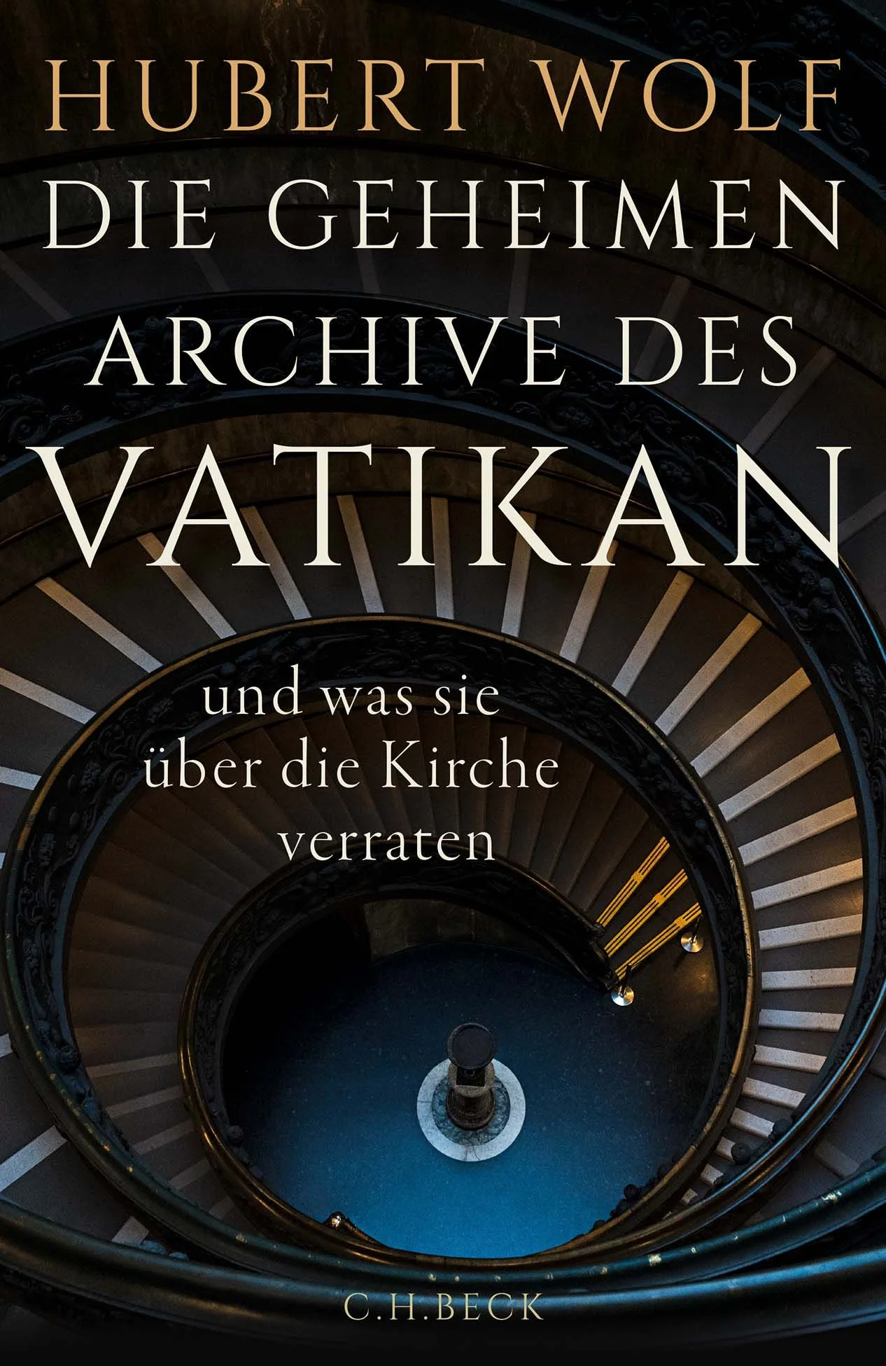 Priesterinnen, fehlbare Päpste, verbotene Bücher: Was die vatikanischen Archive über die Kirche verraten 85 Kilometer Akten aus über tausend Jahren: Die Vatikanischen Archive sind die größten und ältesten der Welt. Vieles ist unzugänglich. Niemand darf frei herumstöbern. Hubert Wolf zeigt in seinem fesselnden Buch, wie man hier mit detektivischem Spürsinn Entdeckungen machen kann, die hinter die Kulissen von Tradition und Unfehlbarkeit blicken lassen. Von der rätselhaften Haltung des Papstes zum Holocaust über vergessene mächtige Frauen bis zu verborgenen Missbrauchsskandalen lässt er uns an Tiefenbohrungen in den Archiven teilhaben, die unser Bild von der Kirche nachhaltig verändern. Hubert Wolf ist mit Aufsehen erregenden Funden und Forschungen in den Vatikanischen Archiven international bekannt geworden. Er hat verstörende Skandale aufgedeckt - etwa Missbrauch und Mord im römischen Nonnenkloster Sant`Ambrogio - und die Hintergründe folgenreicher Entscheidungen erhellt, etwa zu Bücherverboten und Inquisitionsverfahren, zum Zölibat und zum Unfehlbarkeitsdogma und nicht zuletzt zur Haltung des Vatikan zu Nationalsozialismus und Holocaust. Warum hat der Papst geschwiegen? Hat er das überhaupt? Was wusste er? Die jüngste Freigabe der Akten aus dem Pontifikat Pius' XII. gibt Aufschluss: Hubert Wolf hat Tausende anrührende Bittbriefe von Juden an den Papst gefunden, deren Weg durch die vatikanischen Instanzen ermessen lässt, welche Informationen aus erster Hand in Rom landeten und wie man darauf reagierte. Das Buch beginnt mit diesen neuesten Funden. Von hier aus führt uns Hubert Wolf kundig und voller Überraschungen durch das Labyrinth der Archive, die noch längst nicht alle Geheimnisse preisgegeben haben. Hubert Wolf gelingt es, in seiner wissenschaftlichen Prosa Akribie und Erzählfreude in Einklang zu bringen. Aus der Begründung der Jury zur Verleihung des Sigmund-Freud-Preises Ein Blick hinter die Kulissen von Tradition und Autorität Der Papst und der Holocaust: Neue Erkenntnisse auf der Grundlage der Archivöffnung von 2020 Priesterinnen, Diakoninnen, Äbtissinnen: Die vergessene Rolle der Frauen in der Geschichte der Kirche Fehlbar oder unfehlbar? Was der Missbrauchsskandal im Kloster SantAmbrogio mit der Erfindung der Unfehlbarkeit zu tun hat Hubert Wolf ist ein international führender Vatikan-Experte und Bestseller-Autor