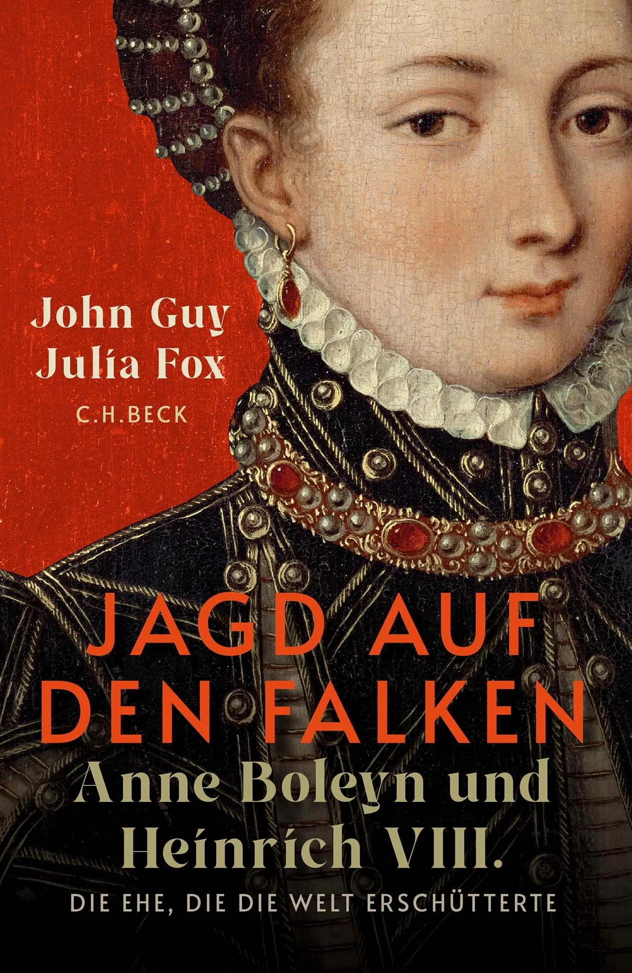 Die Ehe, die die Welt erschütterte: Anne Boleyn und Heinrich VIII. London 1533: Anne geht auf die dreißig zu und hat es ganz nach oben geschafft: Sie ist die Königin von England, gekrönt in der Westminster Abbey. Ihre Geschichte ist der Stoff für opulente Hollywoodfilme und historische Romane. Das echte Leben der Anne Boleyn war kein Märchen, denn die unperfekte Heldin war zu klug, zu emanzipiert, zu wortgewandt, zu weltläufig und in entscheidenden Momenten unvorsichtig selbstsicher. Der schockverliebte Traumprinz, König Heinrich VIII., entpuppte sich als narzisstischer Machtmensch - und statt Happy End findet diese Ehe ihr erbarmungsloses Ende in der Hinrichtung Annes. Es hätte anders kommen können: Wenn Anne Boleyn, die große Liebe Heinrichs VIII., bereit gewesen wäre, seine Mätresse zu sein und sich mit gelegentlichen romantischen Liebesbriefen begnügt hätte, hätte der König den Papst nicht gedrängt, seine erste Ehe zu annullieren, er hätte sich nicht selbst zum Oberhaupt der englischen Kirche ernannt und Schockwellen durch Europa gesandt. Doch Anne, in deren Wappen der Falke thronte, wollte mehr sein als «die Frau an seiner Seite». Sie organisierte die Rolle der Königin am Hof in subversiver Weise neu, beeinflusste die Politik des Königs und war auf dem besten Weg zur Mitregentin, bis Heinrichs Liebe in Hass umschlug. Die königliche Jagd auf den Falken begann erneut - dieses Mal nicht, um Anne zu erobern, sondern um sie zu töten. John Guy und Julia Fox haben eine gekonnt erzählte, schonungslos präzise Biographie einer Ehe geschrieben, die mit einer Fülle von Details tief in den Glanz, Pomp und Luxus des royalen Tudor-Englands eintaucht und zugleich die ständigen Ängste des Hofs Heinrichs VIII. vor Verrat, Bedeutungsverlust und der unvorhersehbaren Ungnade des Königs erspüren lässt. Eine starke, schockierende Geschichte, die an einem paranoiden Hof spielt. Andrew Roberts Für Leser:innen von Hilary Mantel Für Fans von Bridgerton und The Crown Die temperamentvolle Anne Boleyn wird in dieser beeindruckenden Studie lebendig. The Times Die bisher überzeugendste Deutung der Quellen. The Spectator Ein großes Lesevergnügen. Literary Review Bezwingend, fesselnd, ... ein wunderbar reichhaltiges Buch, gründlich recherchiert, mit einer Fülle an Details und dem richtigen Gespür für die Geschichte. Wall Street Journal