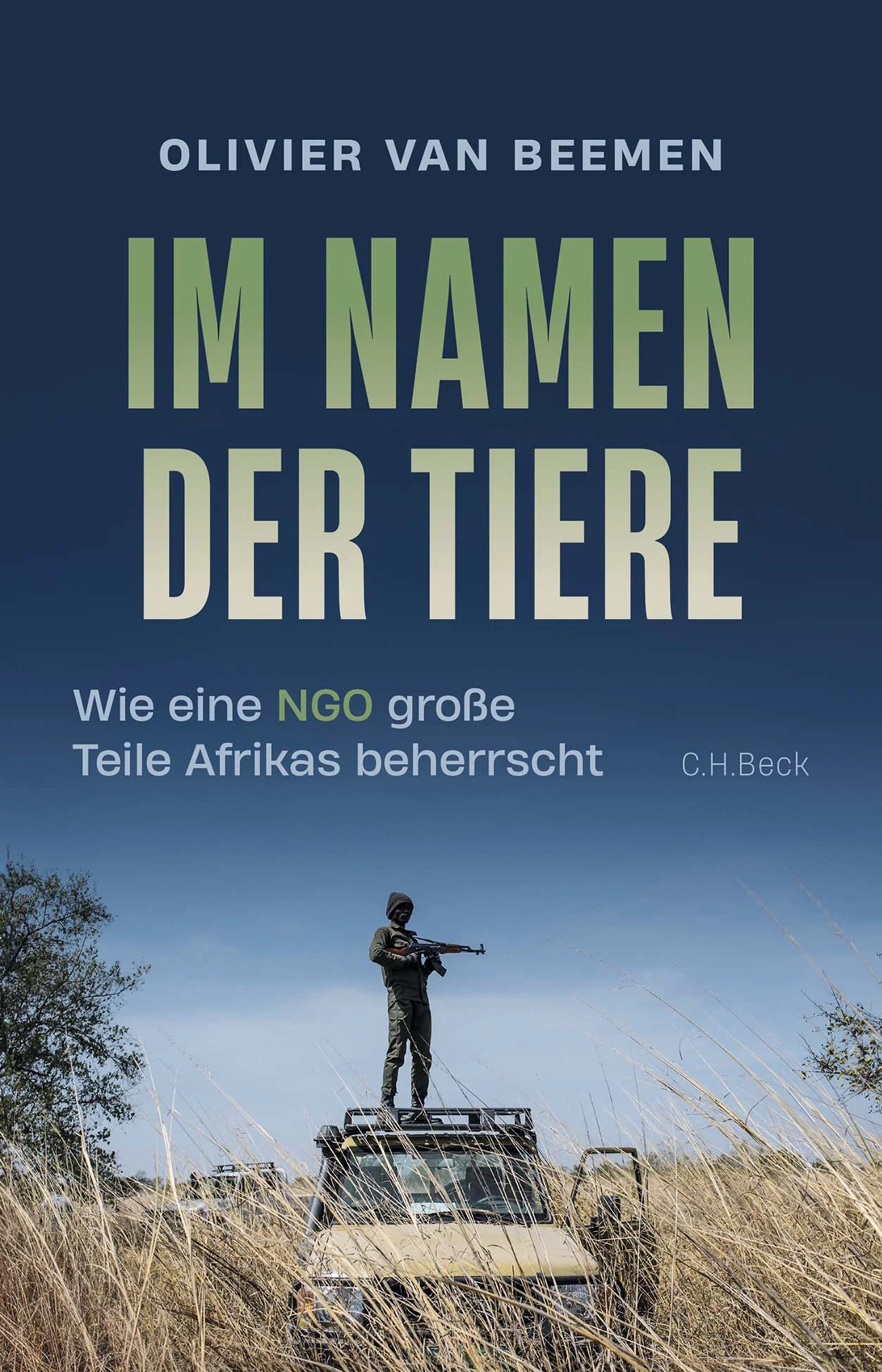 Green Colonialism - Die dunklen Machenschaften der NGO African Parks Die NGO «African Parks» verwaltet 22 große Naturparks in Afrika und gilt als Erfolgsgeschichte. Doch was und wer steckt wirklich dahinter? Olivier van Beemen deckt in seinem fesselnden Buch die staatsähnlichen Strukturen, die Macht der African-Parks-Milizen und das rücksichtslose Vorgehen gegen die lokale Bevölkerung auf. Kritiker sprechen von «grünem Kolonialismus». Oder ist es der alte Kolonialismus in neuem Gewand? «African Parks» verwaltet eine Fläche von der Größe Großbritanniens und hat sich in Afrika von zwölf Staaten Hoheitsrechte übertragen lassen. Die Organisation unterhält bewaffnete Kräfte mit weitgehenden Befugnissen zum Schutz der Gebiete - vor Terroristen, vor Wilderern und vor der Bevölkerung. Einheimische dürfen das von ihnen traditionell genutzte Land nicht mehr betreten, es kommt zu Folter und Vergewaltigung. Der Safari-Tourismus, Spenden von Milliardären und westlichen Regierungen, auch der deutschen, bringen reiche Einnahmen. An der Spitze steht eine weiße Elite, die alles daransetzt, nur schöne Bilder von Großwild und intakter Natur nach außen dringen zu lassen. Olivier van Beemen hat drei Jahre lang über die Organisation recherchiert, unzählige Insider, Aussteiger und Anwohner der Parks befragt und sich nicht von Verhaftung, Spionagevorwürfen und Abschiebung abschrecken lassen. Sein aufrüttelndes Buch zeigt, was die Militarisierung des Naturschutzes anrichtet, wie die einheimische Bevölkerung drangsaliert wird und wie eine weiße Exekutive ohne demokratische Kontrolle im Namen einer «unberührten» - menschenleeren - Natur herrscht. Investigativer Bericht über das rücksichtslose Regime der NGO African Parks, des größten Betreibers von Naturparks in Afrika Zäune, Folter, Haft: Was die Naturparks für die lokale Bevölkerung bedeuten Spenden, Safaris, Steuerparadiese: Das merkwürdige Finanzgebaren der NGO Prinz Harry, Taylor Swift, Dieter Zetsche & Co.: Wie sich Prominente mit African Parks schmücken und einspannen lassen Der Autor wurde bekannt durch seine preisgekrönte Recherche über die Brauerei Heineken in Afrika