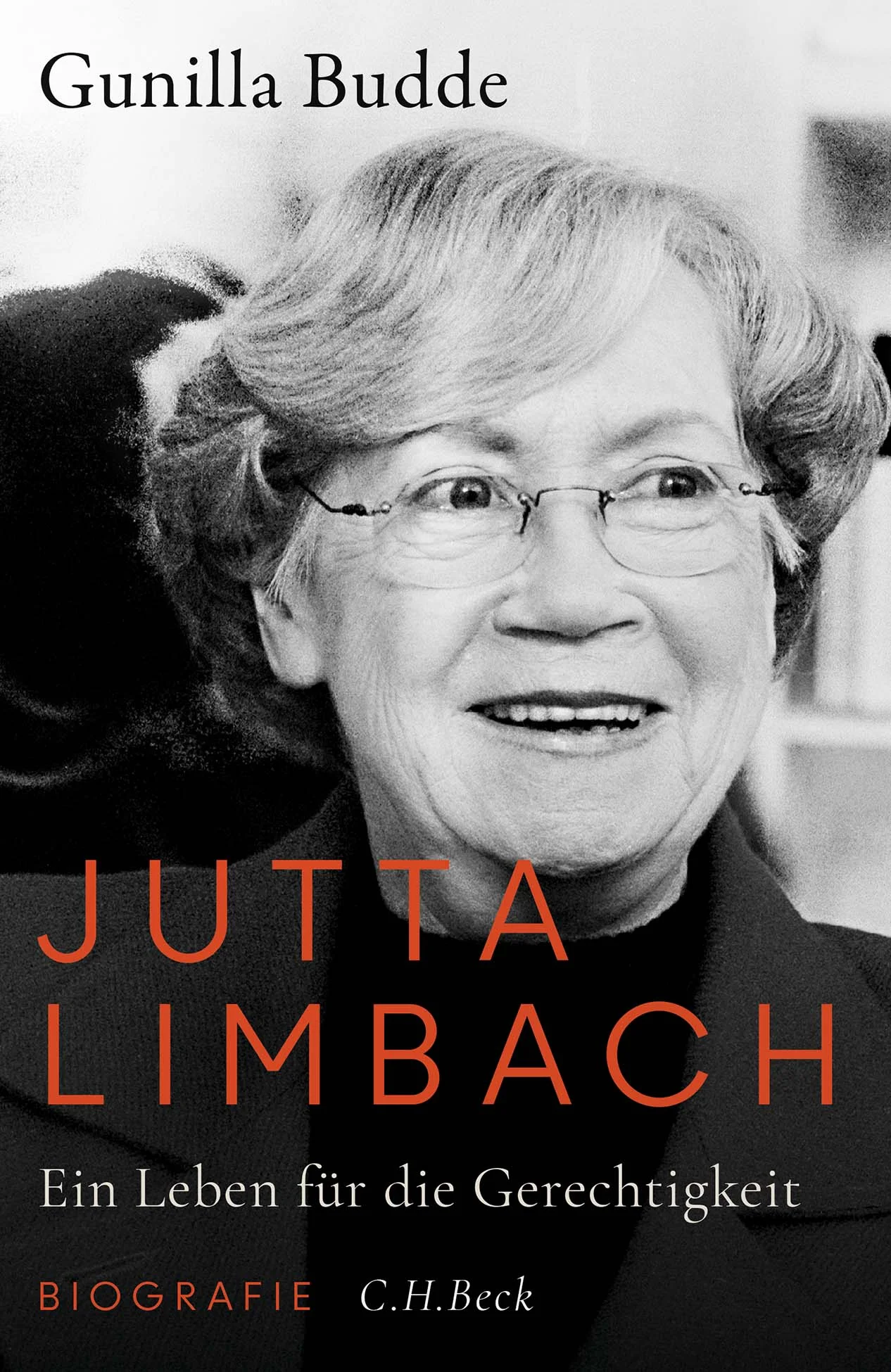 Eine Vorkämpferin der Demokratie in Deutschland - die meisterhafte Biografie Jutta Limbach war oft die einzige Frau unter Männern und konnte gut zuhören. Unterschätzt zu werden und dann mit brillanten Beiträgen zu punkten, war ein Grundmuster ihrer Karriere als Juristin, Politikerin und Präsidentin des Bundesverfassungsgerichts. Gunilla Budde zeigt in ihrer meisterhaften Biografie, wie «Jutta Courage» mit ihrem Einsatz für Gerechtigkeit die Bundesrepublik über Jahrzehnte prägte. Jutta Limbach, geboren 1934 in einer sozialdemokratischen Berliner Familie, bezog schon früh in öffentlichen Debatten Stellung, als Studentin gegen den Muff der fünfziger Jahre, in den Sechzigern gegen totalitäre und antisemitische Tendenzen der Linken. Als Berliner Justizsenatorin hatte sie es mit dem Hungerstreik inhaftierter RAF-Terroristen, Hausbesetzungen und Prozessen gegen Mauerschützen und Honecker zu tun. Am Bundesverfassungsgericht war sie Zielscheibe der öffentlichen Empörung über den Satz «Soldaten sind Mörder» und das vermeintliche Verbot von Kruzifixen in Schulen, war mit der ersten Asylrechtsreform befasst und polarisierte mit einer Rede zur Wehrmachtsausstellung. Später vermittelte sie zwischen rechtmäßigen Erben von NS-Raubkunst und widerwilligen Museen. Gunilla Buddes Biografie lässt eine herausragende Juristin, besonnene Politikerin und undogmatische Feministin lebendig werden, deren Lebensweg jungen Frauen (und Männern) auch heute ein Vorbild sein kann. 