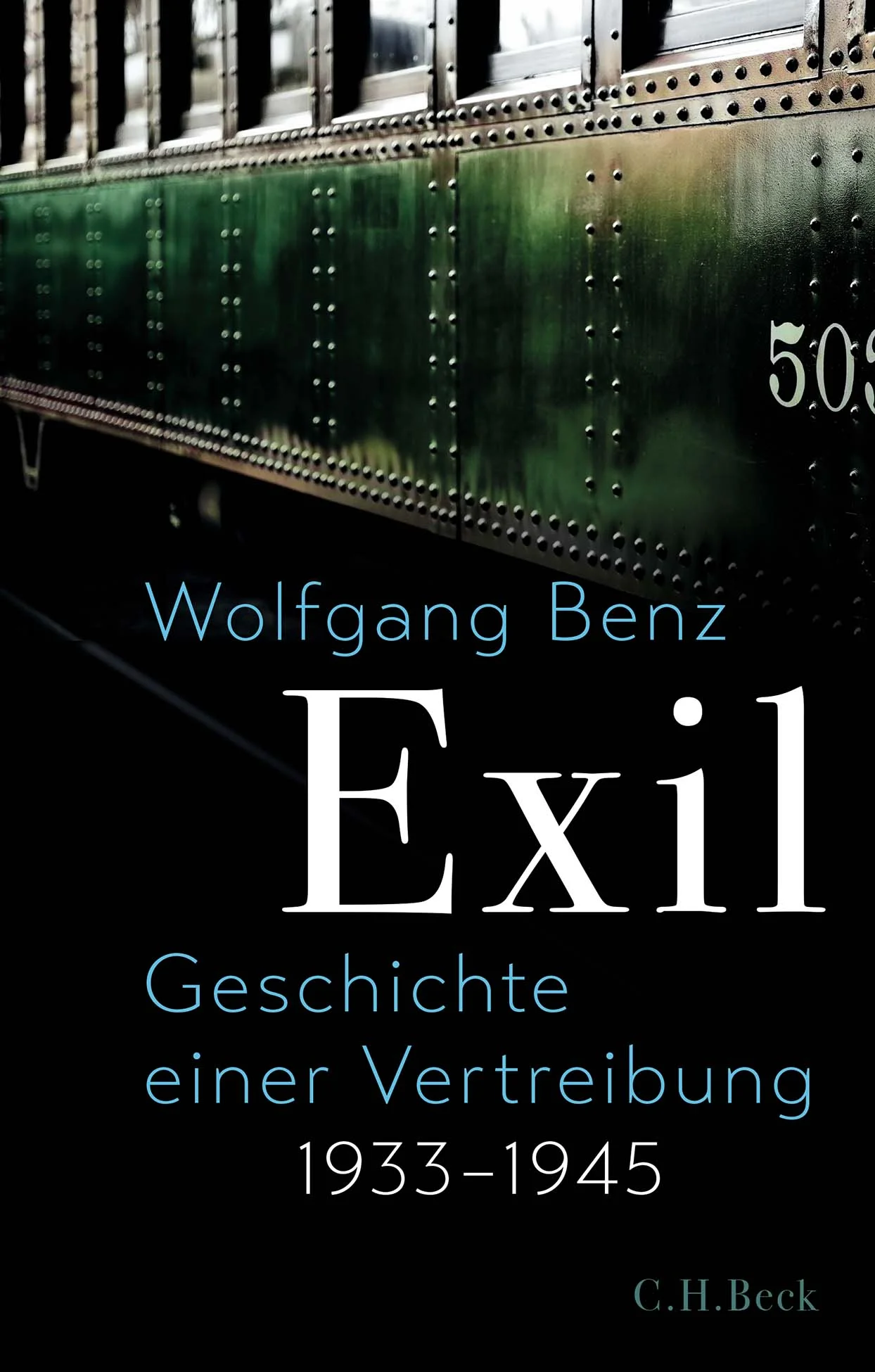 Auf der Flucht vor Hitler - die erste große Gesamtdarstellung des deutschen Exils Eingepfercht auf einem Schiff hoffen jüdische Flüchtlinge auf ein neues Leben in Israel. Thomas Mann ist als berühmter Schriftsteller in den USA zwar privilegiert, aber auch er muss sich in einem Leben im Exil einrichten. Marianne Cohn gelingt die Rettung nicht. Sie wird auf der Flucht in die Schweiz geschändet und erschossen. Das Exil in der Zeit des Nationalsozialismus besteht aus unendlich vielen Geschichten und führt in alle Weltgegenden. Wolfgang Benz, einer der besten Kenner des Themas, legt nun die erste große Gesamtdarstellung vor. Das Dritte Reich zwang hunderttausende Menschen dazu, Deutschland zu verlassen. Jüdinnen und Juden mussten ebenso um ihr Leben fürchten wie solche Deutsche, die sich gegen die Nazis engagiert hatten oder nicht mit ihrer Weltanschauung übereinstimmten. In seiner grundlegenden Darstellung erzählt Wolfgang Benz ebenso eindringlich wie quellennah die Geschichte dieser gewaltigen Fluchtbewegung. Er zeichnet minutiös die Etappen und Orte des Exils nach, die oft demütigenden Umstände der Visabeschaffung und die schwierigen Lebensbedingungen als Fremde und häufig Unwillkommene in einem anderen Land. Dabei gibt er den «Berühmtheiten» wie Hannah Arendt, Sigmund Freud oder Thomas Mann eine Stimme, vor allem aber auch Menschen, denen sonst nur wenig Aufmerksamkeit zuteil wird. So steht das Schicksal einer unbekannten jüdischen Kinderfürsorgerin gleichberechtigt neben dem Weg des weltberühmten Begründers der Relativitätstheorie. 