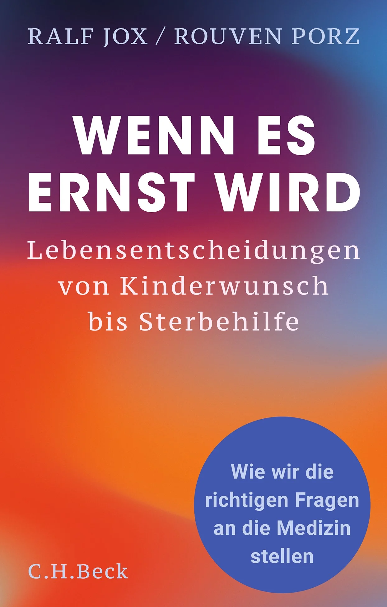 Das Richtige tun, wenn es um Leben und Tod geht Irgendwann kommen wir alle in eine Situation, in der wir schwierige Entscheidungen über unsere eigene Gesundheit, die von Angehörigen oder Freunden treffen müssen. Wir müssen dann die richtigen Fragen stellen und Verantwortung übernehmen ob es sich um den Schlaganfall der Mutter, eine künstliche Befruchtung, den Wunsch eines Kindes nach geschlechtlicher Veränderung, um Organspende oder das Lebensende handelt. Die beiden Medizinethiker Ralf Jox und Rouven Porz geben unverzichtbare Orientierung in einem komplizierten Bereich, der viele Menschen zunehmend überfordert. Die Medizin heutiger Tage kann unheimlich viel. Sie kann Menschen retten, die früher gestorben wären. Sie kann Pandemien bekämpfen und mit Künstlicher Intelligenz Krankheiten aufspüren, für die es noch nicht einmal Namen gibt. Sie kann uns das Sterben erleichtern und sogar nach dem Tod noch allerhand mit unseren Körpern anfangen. Aber wollen wir das alles? Und vor allem: Sollen wir all das tun, was wir tun könnten? Dies sind nicht nur gesellschaftliche Fragen. Jede und jeder von uns ist ganz persönlich davon betroffen. Mehrfach im Leben müssen wir schwierige gesundheitliche Entscheidungen treffen - über uns selbst, über unsere Angehörigen. Zuweilen geht es gar um Leben und Tod. Spätestens dann fragen wir uns: Wie kann ich mich bei diesen verwirrenden Fragen orientieren? Und wie kann ich selbst die richtigen Fragen stellen an die Ärzte und Pflegenden, im Austausch mit dem Partner und mit Angehörigen, an mich selbst? Mit welcher Entscheidung werde ich später leben können? Wer kann mich bei solchen Lebensentscheidungen unterstützen? Wie kann ich Klarheit gewinnen? Genau hier setzt dieses Buch an. Es will Ihnen als Leserinnen und Lesern helfen, über diese Fragen nachzudenken, sie zu formulieren und für sich selbst Orientierung zu finden. Aus dem Inhalt: Eine schwierige Geburt - Die Sorge der Sorgeberechtigten - Von Identitäten und Irritationen - Wenn der Geist verrücktspielt - Die tausend Gesichter des Alters - Wenn der Vorhang fällt - Nach dem Tod geht es weiter 