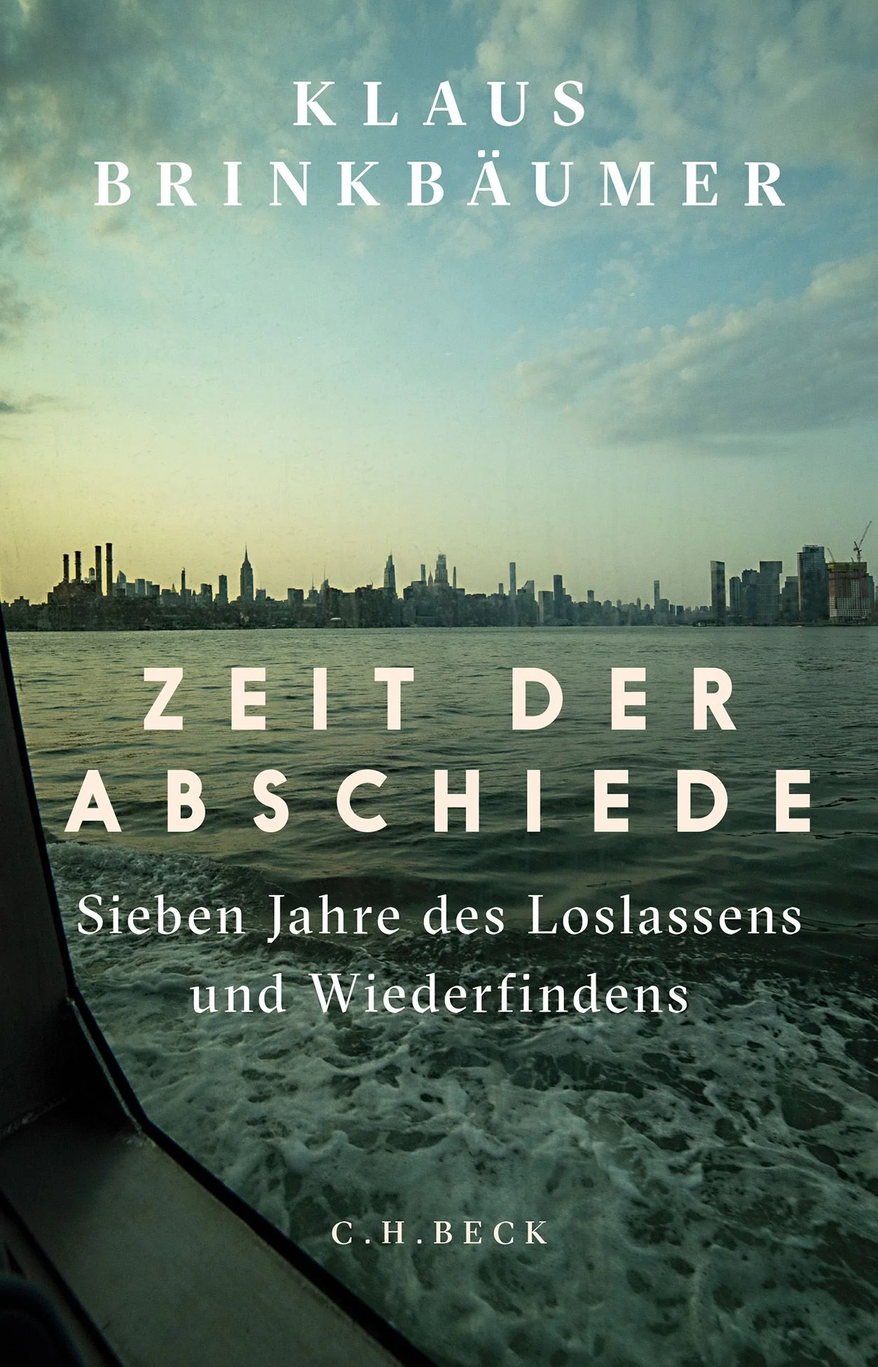 Ein bewegendes Buch über Loslassen und Neuanfang, den Tod und das Leben Da ist diese Zeit im Leben, in der sich die Abschiede häufen: von Träumen, Gewohnheiten und Gewissheiten, von Vertrauten, Partnerinnen, Freunden und von jenen Menschen, die uns geprägt und am längsten begleitet haben, unseren Eltern. In dieser Lebensphase löst sich die Zuversicht auf, dass alles weitergehen werde wie bisher. «Am Schreibtisch meines Vaters blicke ich mich um. Hinter mir die Lateinbücher, Cicero, Vergil, Cäsar: Der Gallische Krieg. Blicke ich nach vorne, sehe ich Fotos von Jutta und mir. Ich sehe den Spruch an der Wand, den er liebte: Wenn die Kinder klein sind, gib ihnen ein Nest; sind sie groß, gib ihnen Flügel. Und ich denke zurück und nach vorn und verstehe: Trauer gehört zum Leben, weil Abschied zum Leben gehört. Beides ist Teil der menschlichen Erfahrung, es gibt kein Leben ohne Abschied und Trauer. Sei dankbar, für alles, für die gesamte menschliche Erfahrung, lasse sie also zu, und nimm dir Zeit, und nimm die Abschiede und die Trauer wahr und nimm sie an, denn nur so kannst du das ganze Leben wahrnehmen und annehmen und leben Trauer ist nichts Schlimmes, Trauer ist unsere Antwort auf etwas Schlimmes.»