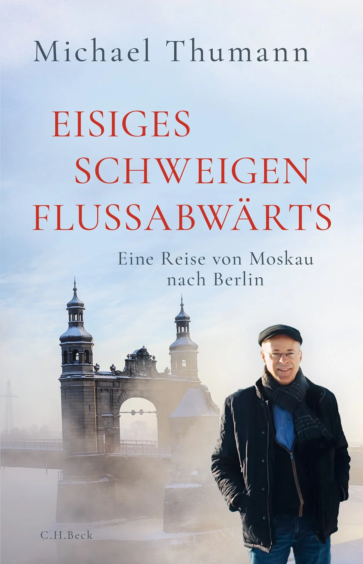 Von Moskau nach Berlin - Michael Thumanns melancholische Reise durch Russland, Polen und das Baltikum Michael Thumann legt nach seinem SPIEGEL-Bestseller «Revanche» einen sehr persönlichen Reisebericht vor, in dem er die erneute Teilung Europas mit eigenen Augen erkundet. Er beschreibt in eindringlichen Reportagen und Augenzeugenberichten seinen Weg aus Moskau heraus über die schwer bewachten Außengrenzen Russlands, erst nach Osten Richtung Zentralasien, dann nach Westen über die baltischen Staaten und Polen nach Deutschland: von Moskau nach Berlin, mitten durch den neuen Eisernen Vorhang hindurch. Thumann nimmt uns mit zu endlosen Befragungen an Grenzübergängen, er besucht russische Flüchtlinge in den Nachbarstaaten, er kommt auf seinem Weg von Ost nach West mit Menschen aus ganz Osteuropa zusammen und schildert ihre Ängste vor Russlands Revanchismus und Kriegslust. Oder ihre vorauseilende Unterwerfung angesichts von Putins unaufhörlichem Expansionsdrang. Thumann blickt dabei auch auf die eigene Familiengeschichte, den Mauerfall und seine zerplatzten Träume in der Putin-Ära zurück. Er spürt den Gründen für das prekäre deutsch-russische Verhältnis in der Geschichte und Gegenwart nach. Thumanns Buch ist ein mitreißendes zeitgeschichtliches Zeugnis von der Suche nach einer Sicherheit, die wir alle verloren haben. 