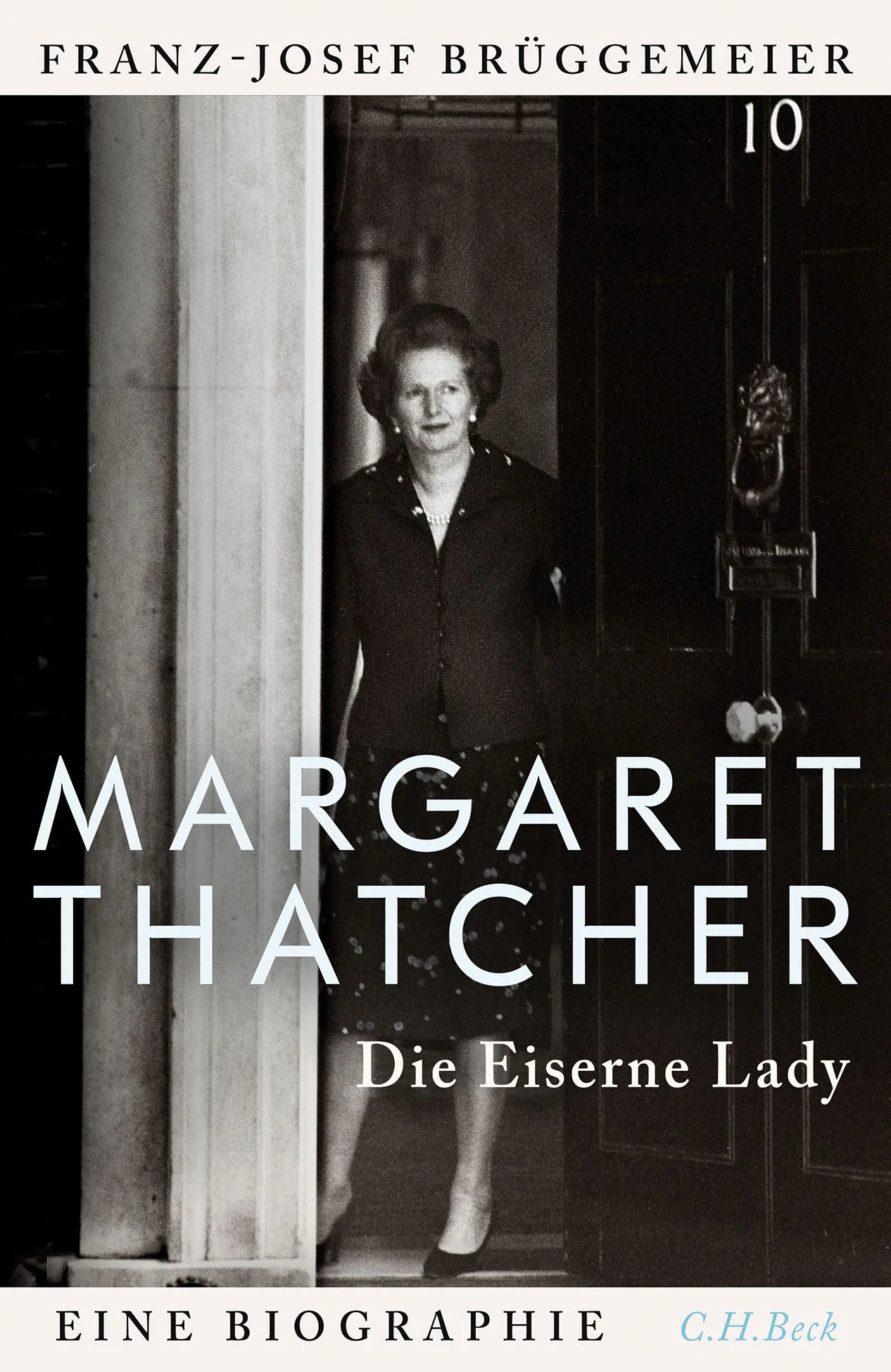 Die Frau, die eine Ära prägte - Margaret Thatcher und ihre Zeit Margaret Thatcher (1925 - 2013) war eine der ersten Politikerinnen, die sich in einer von Männern dominierten Welt behauptete. Franz-Josef Brüggemeier zeichnet in dieser Biographie ein facettenreiches Bild von der Krämertochter, der es mit eisernem Willen und glücklichen Zufällen gelang, in das höchste Amt des Landes aufzusteigen und die als Vorkämpferin einer neoliberalen Wirtschaftspolitik in die Geschichte einging. Thatcher war eine Politikerin der Superlative: die erste Frau, die in einer der großen westlichen Demokratien eine Partei, die britischen Konservativen, anführte; die am längsten amtierende Premierministerin des 20. Jahrhunderts; und eine Politikerin, die mehr als andere ihr Land spaltete. Ihre marktwirtschaftlichen Reformen, ihre harte Haltung gegenüber den Gewerkschaften und ihre Entschlossenheit im Falklandkrieg brachten Margaret Thatcher den Titel «Eiserne Lady» ein. Was motivierte und befähigte diese willensstarke Frau, die Kompromisse ablehnte, aber auch sehr pragmatisch handelte, die klar analysierte, aber auch durch erstaunliche Vorurteile geprägt war und sich über viele Jahre an der Spitze ihres Landes behauptete? Mit diesem Buch liegt erstmals eine umfassende Thatcher-Biographie in deutscher Sprache vor.