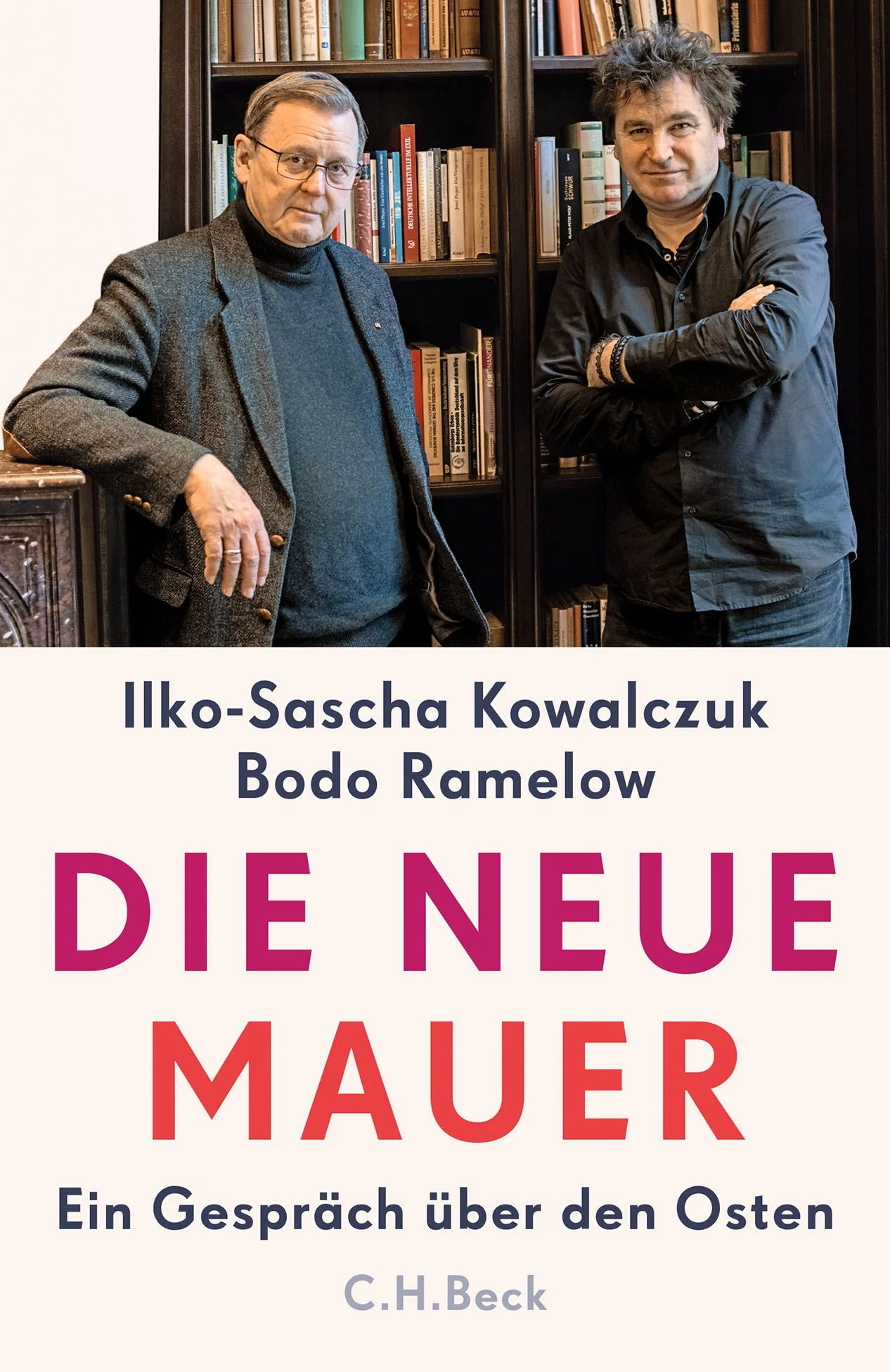 Der Osten, der Westen und die gefährdete Demokratie Vieles von dem, was nach 1990 im Osten schiefgelaufen ist, lässt sich aus Versäumnissen und Fehlern im Vereinigungsprozess erklären. Anderes geht auf überzogene Erwartungen und ein falsches Verständnis von Freiheit zurück. So ist eine toxische Stimmung entstanden, die immer größere Teile der Bevölkerung erfasst nicht nur im Osten, sondern auch im Westen. Denn die «neue Mauer» verläuft nicht nur entlang der ehemaligen deutsch-deutschen Grenze, sondern auch zwischen den Verteidigern der Demokratie und jenen, die sie gezielt oder leichtfertig in Gefahr bringen. Ilko-Sascha Kowalczuk ist einer der besten Kenner der DDR-Geschichte und seit vielen Jahren ein ebenso kritischer wie kluger Beobachter des Vereinigungsprozesses. Die FAZ nannte ihn den «Punk unter den deutschen Historikern». Bodo Ramelow ist seit 1990 in Ostdeutschland politisch aktiv und war von 2014 bis 2024 Ministerpräsident in Thüringen. Die beiden haben sich zusammengesetzt, um nach den Ursachen für den flächendeckenden Wahlsieg der AfD in den neuen Bundesländern und nach den Perspektiven für unsere Demokratie zu fragen. Der Zeithistoriker und der Politiker lassen es dabei nicht an deutlichen Worten fehlen und gelangen zu einem sehr differenzierten Bild der deutsch-deutschen Gegenwart.
