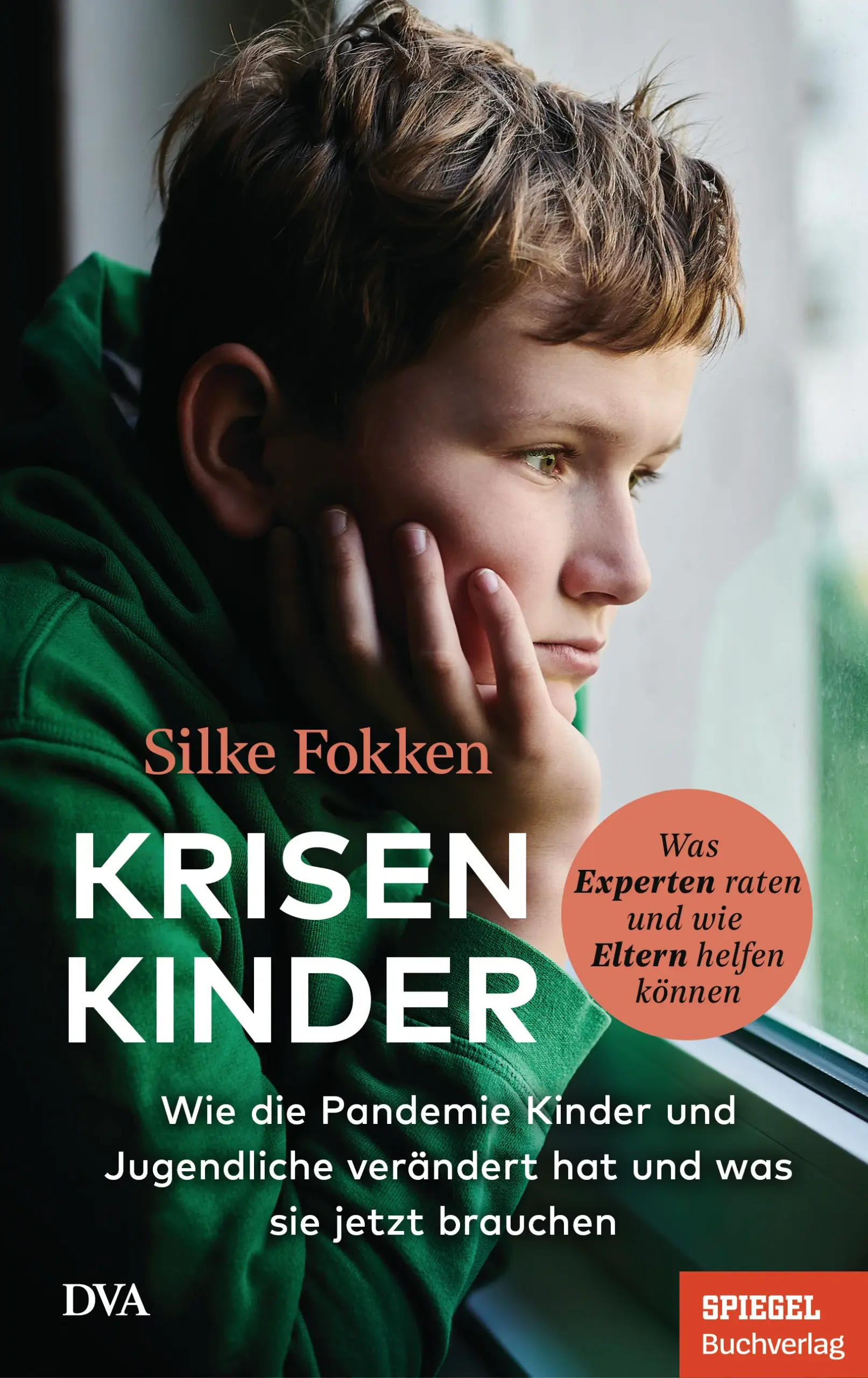 Wie die Pandemie Kinder und Jugendliche belastet – und was wir jetzt für sie tun müssenSchulen geschlossen, Spielplätze abgesperrt, Treffen mit Freunden und Besuche bei den Großeltern kaum möglich: Nach zwei Jahren Pandemie beginnt sich abzuzeichnen, welche Folgen der lange Ausnahmezustand für Kinder und Jugendliche hat. Hier erzählen sie selbst, wo sie sich allein gelassen und abgehängt fühlen, aber auch, welche Chancen sich für sie ergeben haben. Untermauert mit zahlreichen aktuellen Studien, Expertenaussagen und Best-Practice-Beispielen ist dieses Buch ein Wegweiser für Eltern, Erzieher und Lehrer, wie wir unsere Kinder unterstützen können, und zugleich ein Appell an die Politik, ihre Haltung zu Kindern grundsätzlich zu überdenken.Ausstattung: mit ca. 10 Grafiken