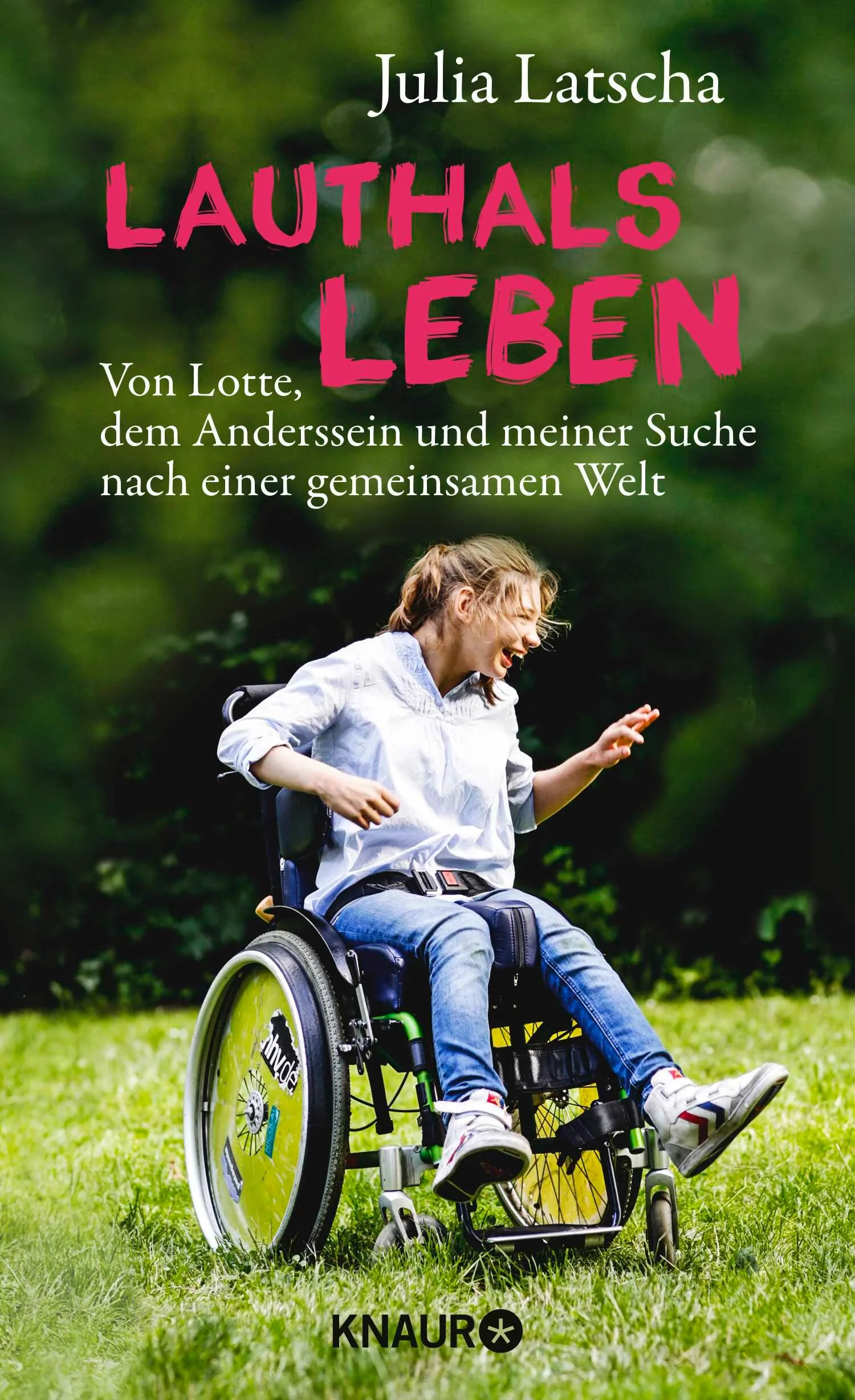 In diesem inspirierenden Memoir erzählt Julia Latscha vom Leben mit ihrer dreizehnjährigen Tochter. Lotte ist aufgrund eines Sauerstoffmangels bei ihrer Geburt mehrfach behindert. Der Alltag bringt ihre Mutter oft an ihre Grenzen. Dann muss sie sich mit verständnislosen Mitmenschen herumschlagen oder mit unkooperativen Ämtern und Behörden. Doch dann gibt es da die vielen einzigartigen und wunderbaren Momente: Etwa wenn die Familie trotz Rollstuhl eine Reise durch die Mongolei macht. Oder ein spezieller Computer die Kommunikation mit Lotte ermöglicht. Warmherzig und mit viel Gefühl schildert Julia Latscha in ihrem Erfahrungs-Bericht die unbeschwerten und die kräftezehrenden Abenteuer und Erlebnisse mit ihrer Tochter und gibt einen authentischen Einblick in das Leben mit einem behinderten Kind. Sie lässt uns teilhaben an ihrem Traum von Inklusion und am bunten und prallvollen Alltag mit Lotte.