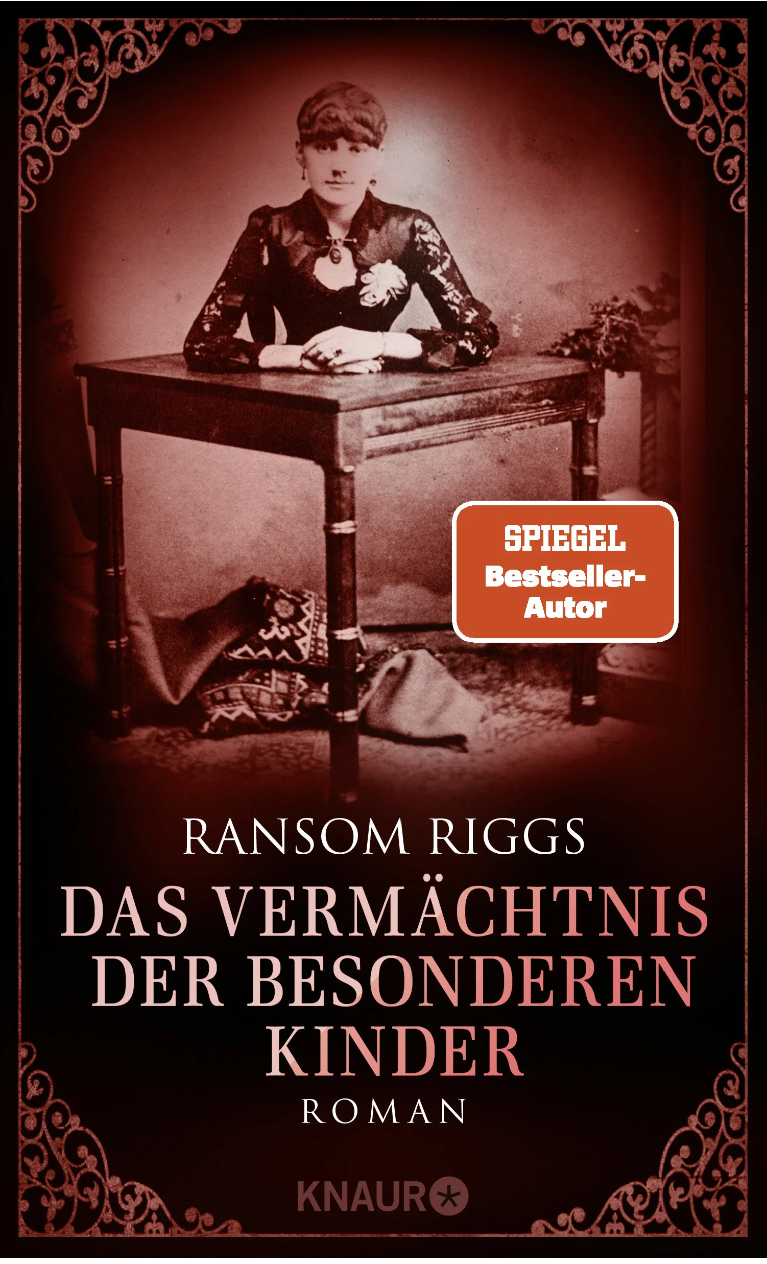 Ein zerbrechlicher Friede.Eine düstere Prophezeiung.Und das Chaos wartet im Herzen des Sturms …Der Fantasy-Roman »Das Vermächtnis der besonderen Kinder« ist das fünfte Abenteuer für Jacob Portman und die besonderen Kinder.Auf dem Totenbett beauftragt der geheimnisvolle H – Jacobs letzte Verbindung zu seinem geliebten Großvater Abe – Jacob mit einer unmöglichen Mission: Er soll die Besondere Noor Pradesh zu einer geheimnisvollen Verbündeten namens V bringen, von der Jacob nur den Namen kennt. Noor steht im Mittelpunkt einer uralten Prophezeiung, die den Untergang aller Besonderen vorhersagt. Sie wird von mächtigen Gegnern gejagt und die wenigen Hinweise, die Jacob zu V führen sollen, sind mehr als verwirrend. Gefangen zwischen alten Feinden und einer neuen Bedrohung, wird die Zeit knapp für Jacob und seine Freunde …Mit seiner Fantasy-Reihe um die besonderen Kinder hat der amerikanische Bestseller-Autor Ransom Riggs eine faszinierende mystisch-magische Welt erschaffen, in die man auch dank der geheimnisvollen historischen Fotos in jedem Roman wunderbar eintauchen kann.Die komplette Fantasy-Reihe des amerikanischen Bestseller-Autors Ransom Riggs im Überblick:Band 1 - Die Insel der besonderen KinderBand 2 - Die Stadt der besonderen KinderBand 3 - Die Bibliothek der besonderen KinderBand 4 - Der Atlas der besonderen KinderBand 5 - Das Vermächtnis der besonderen Kinder Band 6 - Die Zukunft der besonderen KinderBonus - Die Legenden der besonderen Kinder