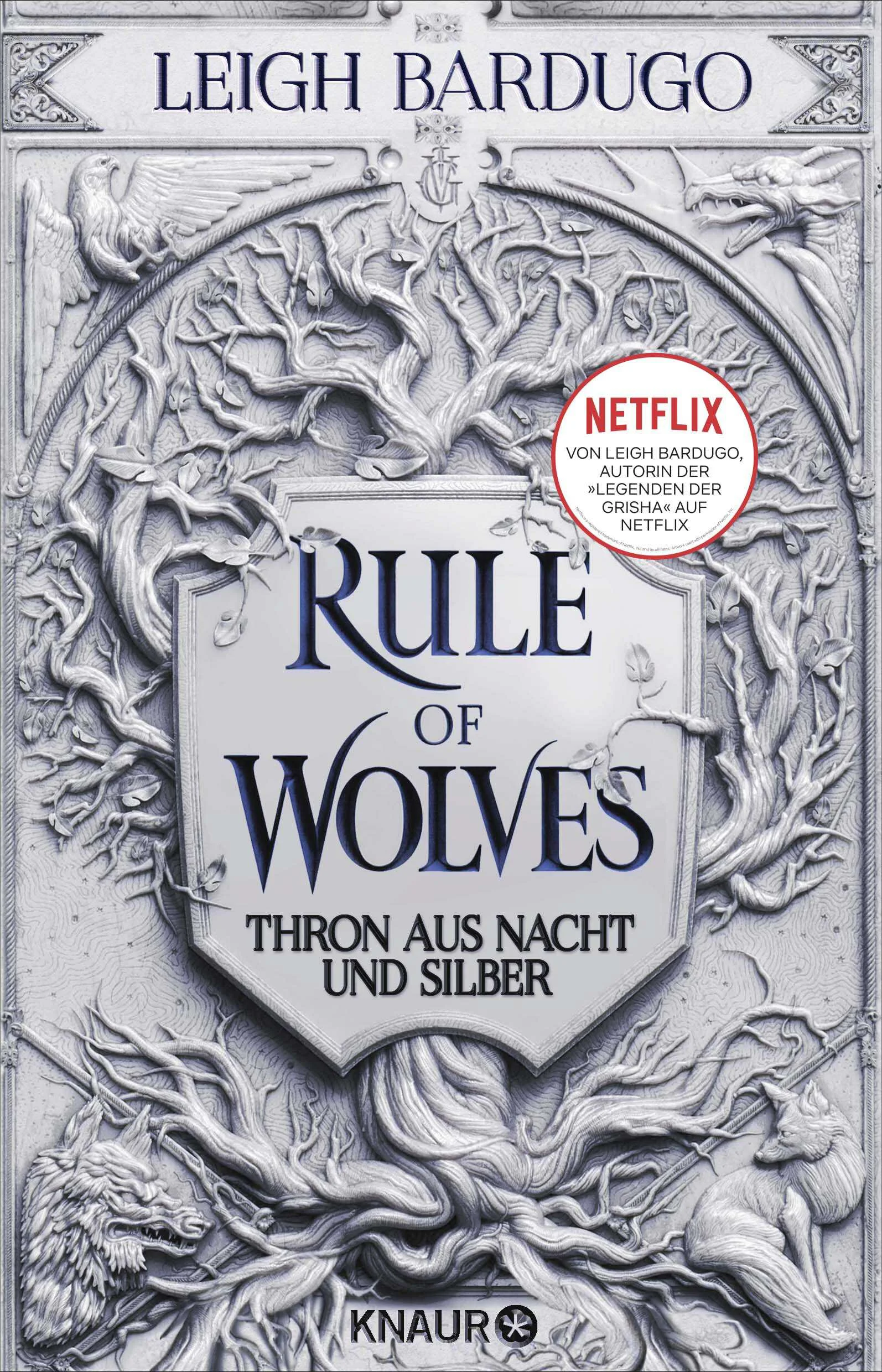 Ein König, der mit seinem Dämon ringtEine Sturmhexe, deren schlimmster Feind zurückgekehrt istEine Spionin, deren Wunsch nach Rache alles zu vernichten drohtNach dem atemraubenden Cliffhanger in »King of Scars. Thron aus Gold und Asche « erzählt SPIEGEL-Bestseller-Autorin Leigh Bardugo im 2. Teil der Fantasy-Reihe »King of Scars«, wie es mit Nikolai Lantsov, der Grisha Nina Zenik und Zoya Nazyalensky weitergeht. »Rule of Wolves« ist dabei zugleich das spektakuläre Finale der Grishaverse-Saga.Der schicksalhafte Kampf um den Zarenthron von Ravka steuert unaufhaltsam auf eine Entscheidung zu: Wird ein Krieg, den niemand gewinnen kann, eine ganze Welt in Asche versinken lassen? Während der junge König Nikolai Lantsov – auch mithilfe des Monsters in seinem Inneren – alles versucht, um Ravka vor dem Schlimmsten zu bewahren, hadert Zoya Nazyalensky, die Sturmhexe, mit ihrem Schicksal: Nach allem, was sie im Krieg bereits verloren hat, verlangt nun die Pflicht von ihr, dass sie ihre Kräfte nutzt, um die Waffe zu werden, die ihr Land braucht. Koste es, was es wolle …Zur selben Zeit riskiert die Grisha Nina Zenik als Spionin im feindlichen Fjerda mehr als nur ihr Leben: Ihr unbändiger Wunsch nach Rache könnte Ravkas Schicksal endgültig besiegeln – und Nina die Chance nehmen, ihr trauerndes Herz zu heilen …»Rule of Wolves« ist der zweite Teil der Fantasy-Dilogie »Thron aus Gold und Asche« von Bestseller-Autorin Leigh Bardugo nach »King of Scars«. Wie schon die Grisha-Trilogie und die Krähen-Dulogie, begeistert dieses Fantasy-Abenteuer mit Dialogwitz, düsterer Magie und facettenreichen Charakteren.Die Grisha-Trilogie ist in folgender Reihenfolge erschienen:»Goldene Flammen«»Eisige Wellen«»Lodernde Schwingen«Die Krähen-Dilogie ist in folgender Reihenfolge erschienen:»Das Lied der Krähen«»Das Gold der Krähen«Noch mehr Geschichten aus der Grisha-Welt:»Die Sprache der Dornen« (illustrierte Märchen aus der Welt der Grisha)»Die Leben der Heiligen« (illustrierte Heiligen-Legenden aus der Welt der Grisha)»Demon in the Wood. Schatten der Vergangenheit« (Graphic Novel zur Vorgeschichte des Dunklen)