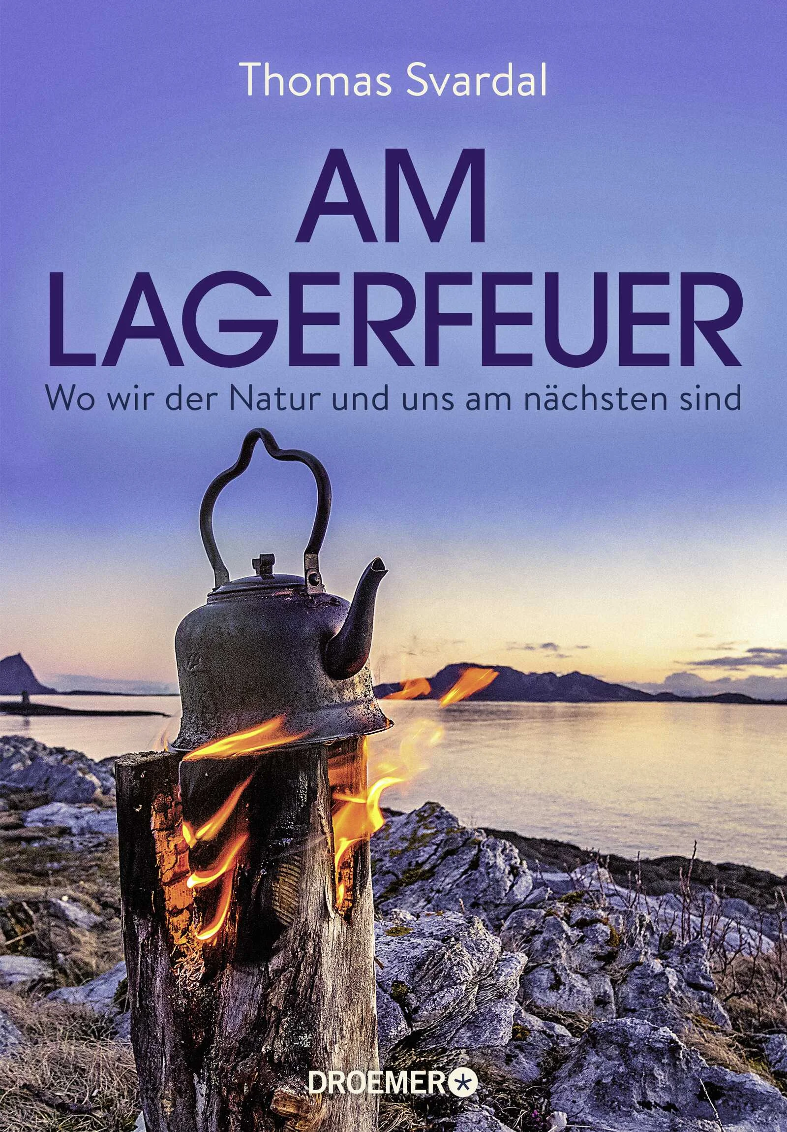 Faszination Lagerfeuer - mit seinem reich bebilderten Sachbuch lädt Thomas Svardal seine Leser ein, gemeinsam mit Freunden oder der Familie auf eine uralte Weise Natur neu zu entdecken.Denn das Lagerfeuer ist seit Jahrtausenden ein wichtiger Versammlungsort. Es wärmt und spendet Kraft, Sicherheit und Geborgenheit – und ist der Höhepunkt jedes Ausflugs, wenn Menschen sich darum versammeln, gemeinsam essen, reden und oft auch singen. Thomas Svardal macht die ungebrochene Faszination des Lagerfeuers spürbar und schürt die Lust, rund ums Lagerfeuer Geselligkeit in der freien Natur zu erleben. Nichts ist einfacher als das: Denn Lagerfeuer sind zu allen Jahreszeiten, bei jedem Wetter und in fast allen Umgebungen möglich – ob im Wald, auf der Heide, im Gebirge oder am Meer: Der Autor verrät, wie es geht. 