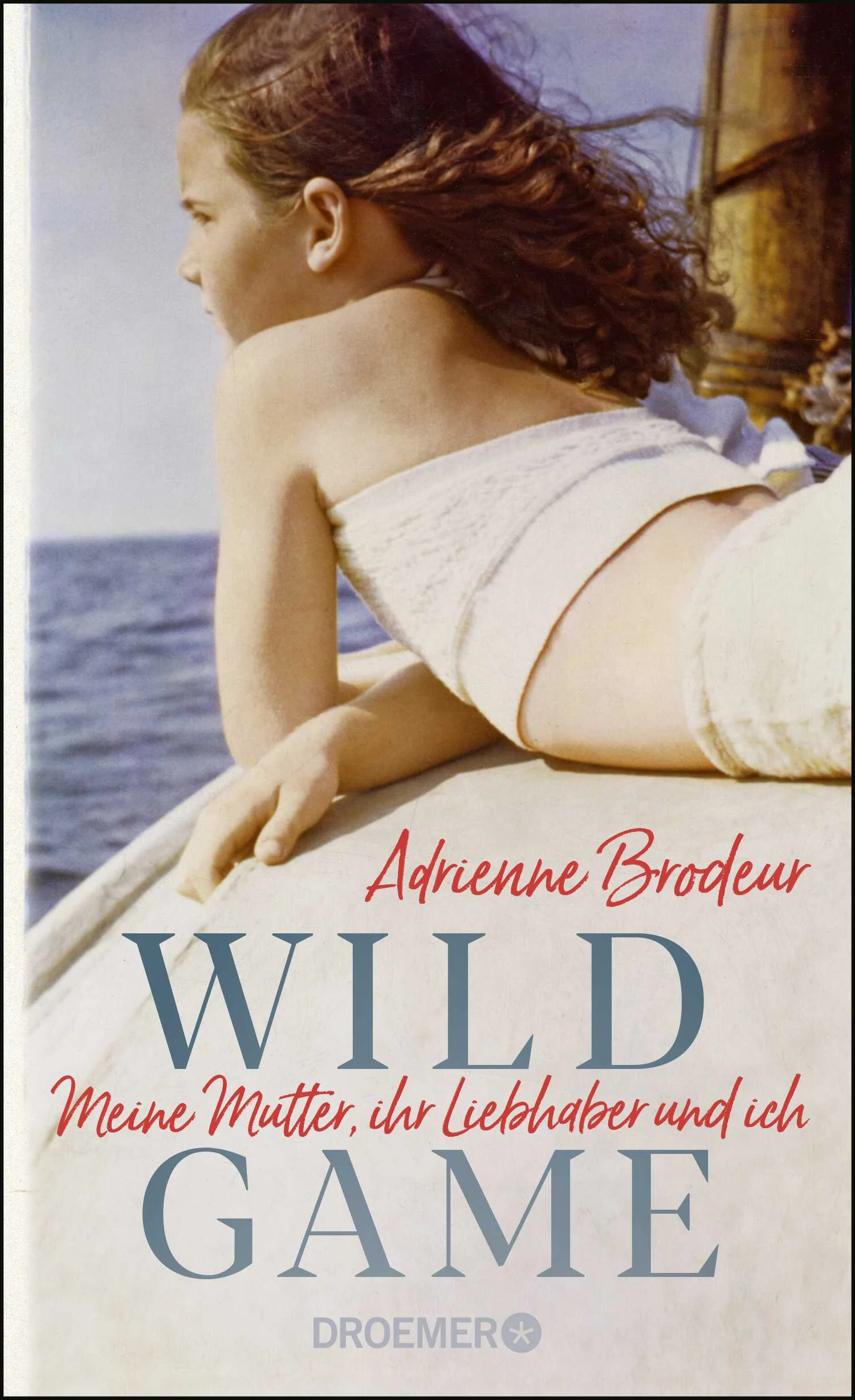 Sprachgewaltig, mitreißend, erschütternd: „Wild Game“ der amerikanischen Schriftstellerin Adrienne Brodeur ist ein fesselndes Buch zum Thema Mutter-Tochter-Verhältnis.Adrienne hat eine umwerfende, strahlende Mutter, die der Mittelpunkt einer jeden Gesellschaft ist. Schon ihr Name Malabar strömt reine Exotik aus. Doch Malabar ist auch eine große Egozentrikerin, und als sie sich in den besten Freund ihres Mannes verliebt, macht sie ihre Tochter zu ihrer engsten Vertrauten und stellt auf diese Weise das Mutter-Tochter-Verhältnis auf den Kopf. Bald schon lebt Adrienne ganz für die aufregende Liebesgeschichte ihrer Mutter, statt ihre eigene Jugend auszukosten. Erst als erwachsene Frau ist sie in der Lage, die Mechanismen zu erkennen, die ihr Leben geprägt haben. Und es gelingt ihr, sich mit ihrer Mutter auszusöhnen, die ihr die Jugend gestohlen hat.„Das Buch ließ mich atemlos zurück.