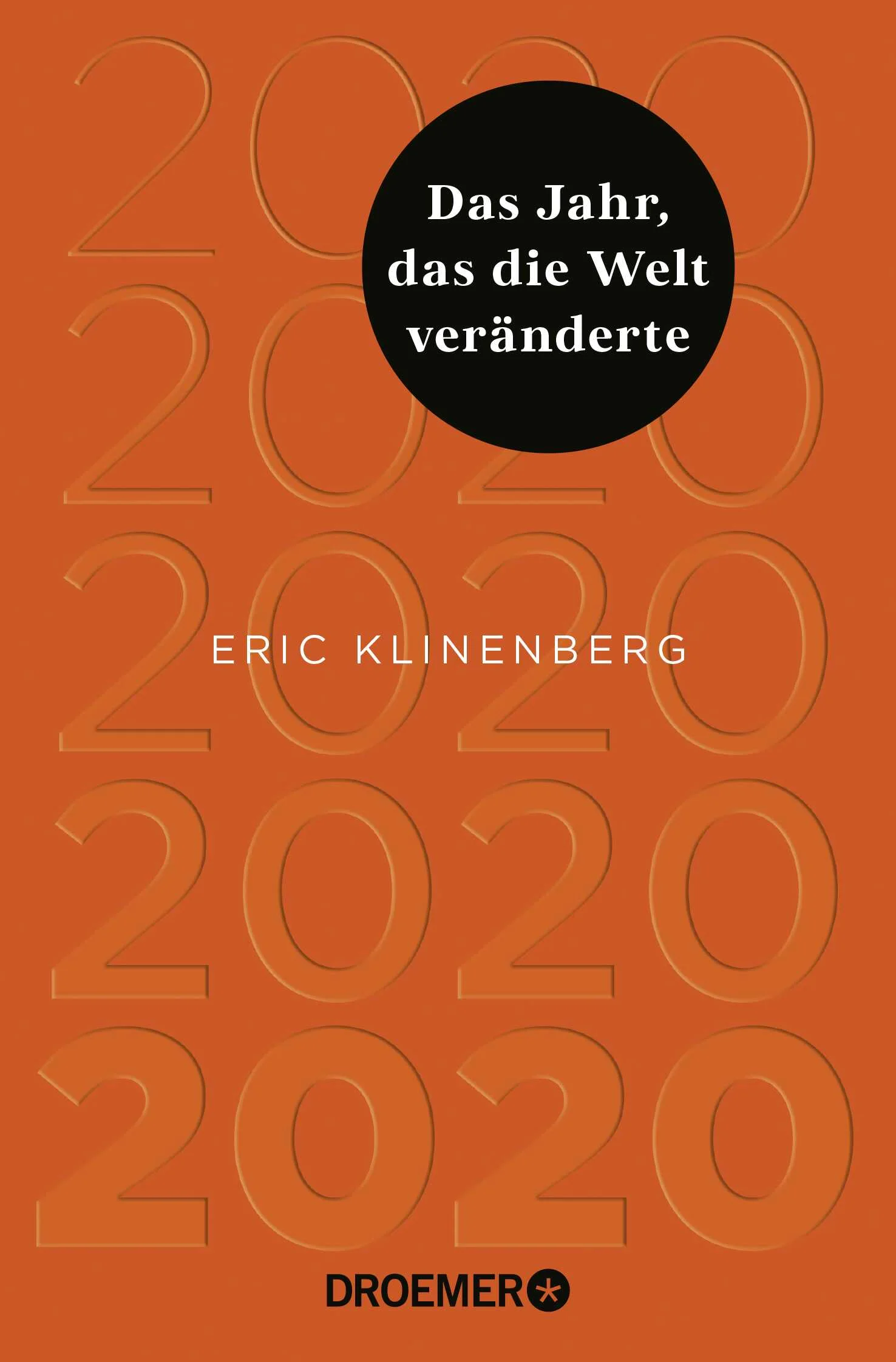 2020 als globaler WendepunktEine akribisch recherchierte Untersuchung einer pandemischen Zeit, in der nichts mehr sicher war und alles auf dem Spiel stand: Der renommierte US-Soziologe und Bestsellerautor Eric Klinenberg über ein Jahr, das unser aller Leben auf den Kopf stellte.»Eine packende, tief bewegende Darstellung eines bedeutenden Jahres in der modernen Geschichte.« Siddhartha Mukherjee, Pulitzer-Preisträger und Autor von Der König aller Krankheiten.2020 wird neben 1914, 1945 und 1968 als eines der folgenreichsten Jahre in die Geschichte eingehen. Eric Klinenbergs Buch ist der erste Versuch, die menschliche Erfahrung dieser schicksalhaften Zeit in ihrer Gesamtheit einzufangen.Im Zentrum von 2020 stehen sieben lebendige Profile von normalen Menschen – darunter eine Grundschulrektorin, ein Bar-Besitzer, ein U-Bahn-Wärter und eine Lokalpolitikerin. Ihre Erfahrungen stehen exemplarisch dafür, wie Menschen auf der ganzen Welt mit der Corona-Pandemie umgegangen sind. Sie erleben Momente von Hoffnung und Angst, sind Zeugen tiefer Tragödien und Verluste und zugleich neuer Solidarität in Krisenzeiten.Gesellschaftsanalyse und faszinierende WeltgeschichteEric Klinenberg paart diese mikroskopischen Beobachtungen mit datengesättigten Analysen des weltweiten Geschehens: Wir wechseln vom Epizentrum in New York City nach Washington und London, wo politische Führer die Krise viel tödlicher machten, als sie sein musste. Wir werden Zeugen epidemiologischer Schlachten in Wuhan und Peking, sowie der Initiativen von Wissenschaftlern, Bürgern und politischen Entscheidungsträgern in Australien, Japan und Taiwan, die zusammenarbeiteten, um Leben zu retten.Klinenberg gelingt es, auf das Jahr 2020 mit beispielloser Klarheit und Empathie zurückzublicken. Am Ende wurde die Coronavirus-Pandemie zwar von anderen Krisen und Katastrophen überlagert und überholt, aber dennoch: Covid-19 bleibt die Variable, ohne die die Welt nicht mehr erklärt werden kann.