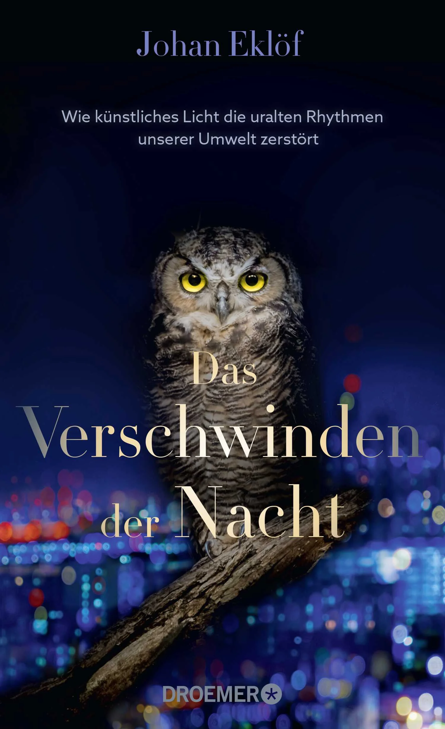 Ein mitreißendes Plädoyer für mehr natürliche Dunkelheit und gegen Lichtverschmutzung – in bester Tradition des Nature Writing geschrieben vom schwedischen Zoologen und Fledermaus-Experten Johan Eklöf.Natur- und Artenschutz sind in aller Munde, aber ein Aspekt, der unsere Natur massiv bedroht, wird dabei meist außer Acht gelassen: Das künstliche Licht, das unsere Städte und Dörfer erhellt. Alle Rhythmen der Natur sind in irgendeiner Weise abhängig vom Wechsel zwischen Tag und Nacht. Fällt dieser Wechsel weg, weil die Nacht verschwindet, dann hat das gravierende Folgen. Vögel singen in allzu heller Umgebung mitten in der Nacht. Und Nachtfalter umschwirren Straßenlaternen, statt ihrer nächtlichen Bestimmung, der Suche nach Nektar und der Befruchtung nachblühender Gewächse, nachzugehen. Und auch der Mensch leidet unter zu viel Licht, weil Störungen seines Schlaf-Wach-Rhythmus ihn körperlich und psychisch krank machen.Der schwedische Zoologe Johan Eklöf vermittelt in seinem Buch eindrücklich, welche Bedeutung die Dunkelheit für die Natur hat – und welche Faszination von der Nacht ausgeht.Ein mitreißender Appell zum Schutz der Dunkelheit – aus Gründen des NaturschutzesEin kaum beachteter, aber wichtiger Aspekt: Wie zu viel künstliches Licht zum Artensterben beiträgtPersönlich erzählt, wissenschaftlich fundiert, erkenntnisreich„Wie spannend, von ihm mitgenommen zu werden – auf Friedhöfe, zu einsamen Gewässern, in Wälder und Wüsten, auf jedes Rascheln zu lauschen und zum Sternenhimmel aufzublicken. Das ist es, was die Lektüre so mitreißend macht: die Verbindung von Erlebnis und Erkenntnis.” Der Freitag„Johan Eklöfs Buch „Das Verschwinden der Nacht“ ist so etwas wie eine Liebeserklärung an die Nacht.” ORF„Verständlich, unterhaltsam und mit kleinen Geschichten beweist er: Die Folgen der elektrischen Beleuchtung auf die Biologie sind dramatisch.” DLF Kultur„Vieles von dem, was Eklöf berichtet – das Sterben der Insekten, die verirrten Zugvögel – ist schon lange bekannt. Doch er fügt so viele Aspekte und Details zu einem großen Bild zusammen, dass es eine enorme Wirkung entfaltet.” rbb Kultur