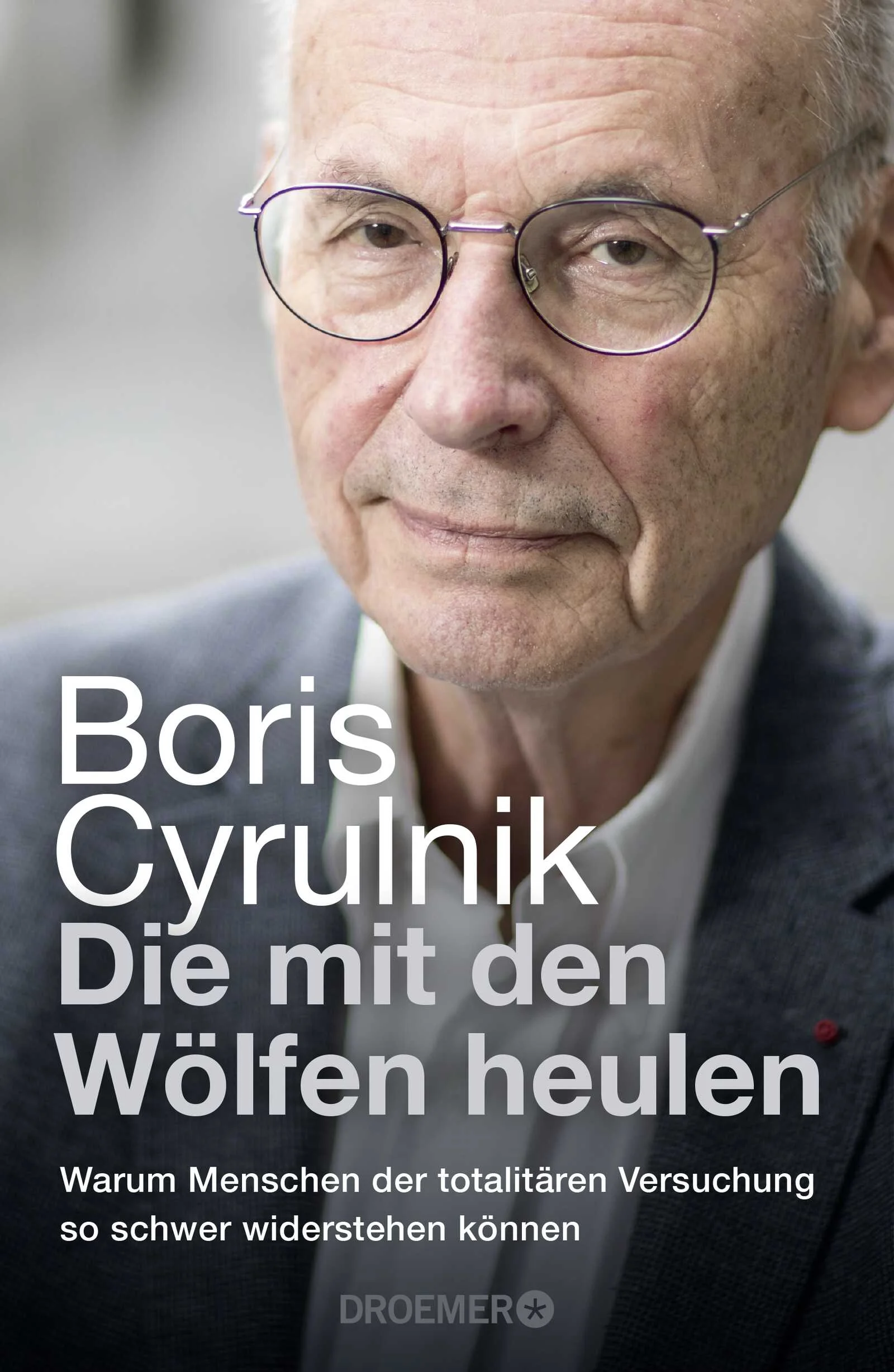 Der Nummer-1-Bestseller aus Frankreich: Das Sachbuch des Neuro-Psychiaters und Bestseller-Autors Boris Cyrulnik über die Fragen, wie Ideologien entstehen und was Menschen zu Mitläufern machtAls Siebenjähriger entkommt Boris Cyrulnik nur knapp einer Razzia der Nationalsozialisten. Zu diesem Zeitpunkt sind seine Eltern bereits in Vernichtungslager verschleppt worden. Sein Leben lang versucht Cyrulnik zu verstehen, wie solch eine mörderische Ideologie, die seinen Tod wollte, entstehen konnte. Warum werden manche Menschen zu Mitläufern, die sich dem herrschenden Diskurs anpassen, manchmal bis hin zur Verblendung, zum Mord, zum Genozid? Warum gelingt es wiederum anderen, sich davon zu befreien und selbstständig zu denken?In seinem bewegenden und tiefgründigen Buch untersucht Boris Cyrulnik, wie unser Bedürfnis nach Gruppenzugehörigkeit und in der Kindheit gelernte Identitätsstrategien zu Konformismus verleiten - und damit zur Akzeptanz von Lügen und Manipulation.Gleichzeitig stellt er auch gesellschaftliche Fragen, die aktueller nicht sein könnten: Wie können wir dem Diskurs des Hasses widerstehen? Wie können wir uns der Sprache des Totalitarismus verweigern?Angesichts von allzu einfachen Erklärungen mit vermeintlich leicht zu identifizierenden Schuldigen ist es für das Individuum schwierig, die Fähigkeit zur selbstständigen Urteilsbildung zu bewahren. Doch Cyrulnik lädt uns ein, unsere innere Freiheit und den Weg zum selbstständigen Denken zu entdecken.»In seinem neuen Buch ›Die mit den Wölfen heulen‹ erforscht der Neuropsychiater die Bedingungen, die uns dazu bringen können, uns zum Bösen zu wenden oder unsere innere Freiheit zu finden. Unverzichtbar in einer Zeit der Entscheidungen.« Psychologies»Sein neuestes Werk trifft den Nerv der Zeit.« Le PointBoris Cyrulnik, geboren 1937 in Bordeaux, ist ein international anerkannter Neuropsychiater, der sich vor allem mit dem Konzept der Resilienz beschäftigt. Seine Eltern, aus Polen eingewanderte Juden, wurden während des Zweiten Weltkriegs in nationalsozialistischen Vernichtungslagern ermordet, er selbst entging nur knapp dem Tod. Boris Cyrulnik ist der Verfasser zahlreicher erfolgreicher Sachbücher.