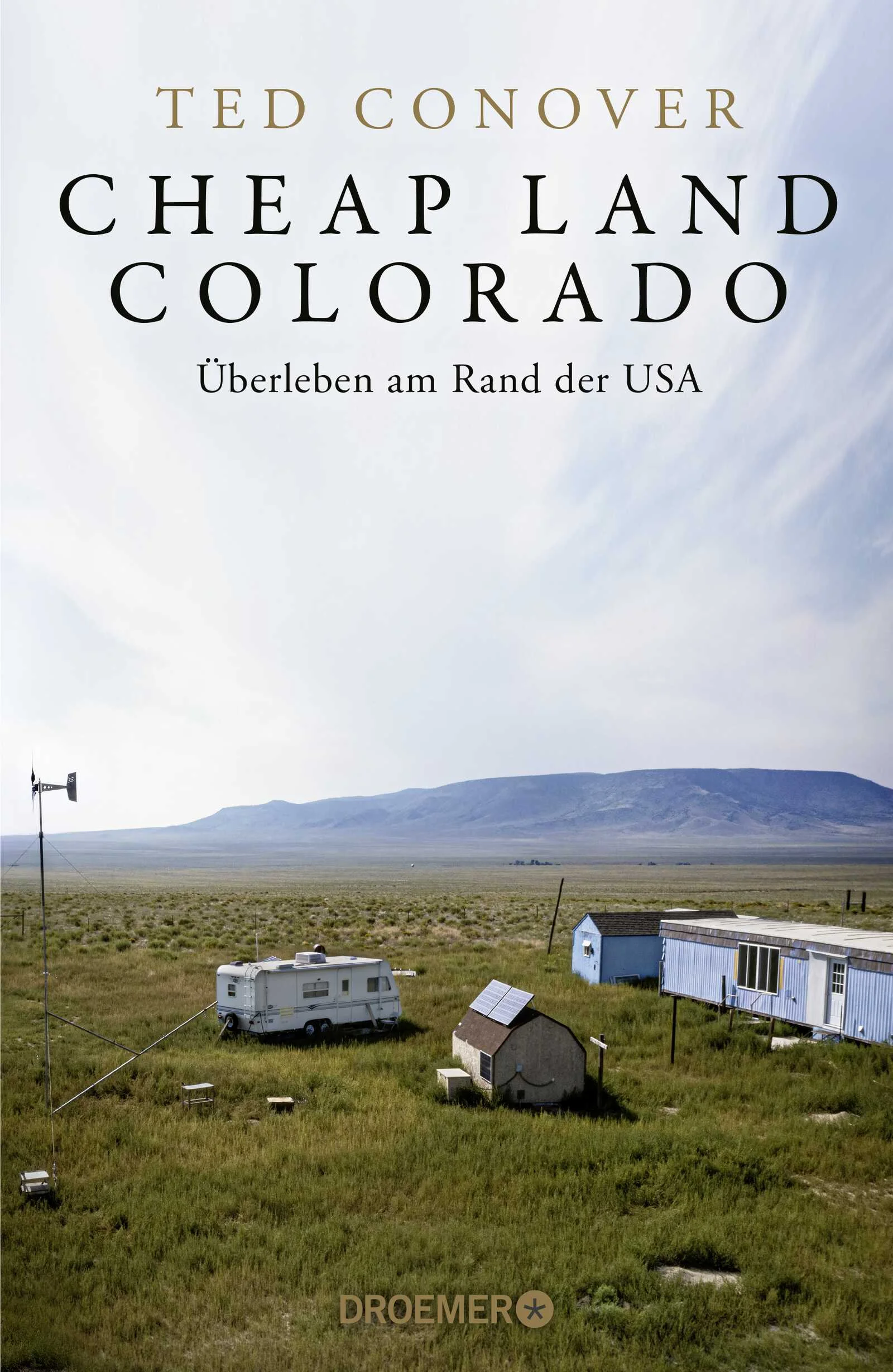 Zwischen Zivilisation und Niemandsland – eine herausragende Reportage von der letzten Frontier der USADie meisten Amerikanerinnen und Amerikaner haben noch nie vom San Luis Valley gehört: einer flachen, weiten Prärielandschaft mitten im Nirgendwo. Das riesige Gebiet ist nicht erschlossen, trotzdem leben hier Menschen ihren Traum vom eigenen Landbesitz – und von einem besseren Leben. Wer sind die Männer und Frauen, die verstreut in Wohnwagen leben, sich ihren Lebensunterhalt mit Marihuana-Anbau oder Goldschürfen verdienen? Und was können sie uns über Amerika erzählen? Ted Conover gilt als einer der größten Journalisten seiner Generation. Über Jahre hinweg lernt er die Bewohner der sogenannten Flats immer besser kennen. Er trifft Veteranen, Kriminelle, Waffen-Liebhaber und religiöse Fundamentalisten. Prepper, Trump-Jünger und Verschwörungstheoretiker. Aber er macht auch die Bekanntschaft von intakten Familien, erlebt Gastfreundschaft und immer wieder ein starkes Gemeinschaftsgefühl. Meisterhaft taucht Ted Conover in seinem neuen Buch in das Leben dieser Einsiedler ein – und kehrt mit einem unvergesslichen Porträt eines vergessenen Teils der heutigen amerikanischen Gesellschaft zurück. So gelingt ihm nicht weniger als ein atmosphärisches dichtes Stimmungsbild einer gespaltenen Nation.»Einer unserer großen erzählenden Journalisten.« The New York Times»Mit seiner gründlichen und einfühlsamen Reportage beschwört Conover eine lebendige, geheimnisvolle Subkultur herauf, die von Männern und Frauen bevölkert wird, die fesselnde Geschichten zu erzählen haben.« The Washington Post