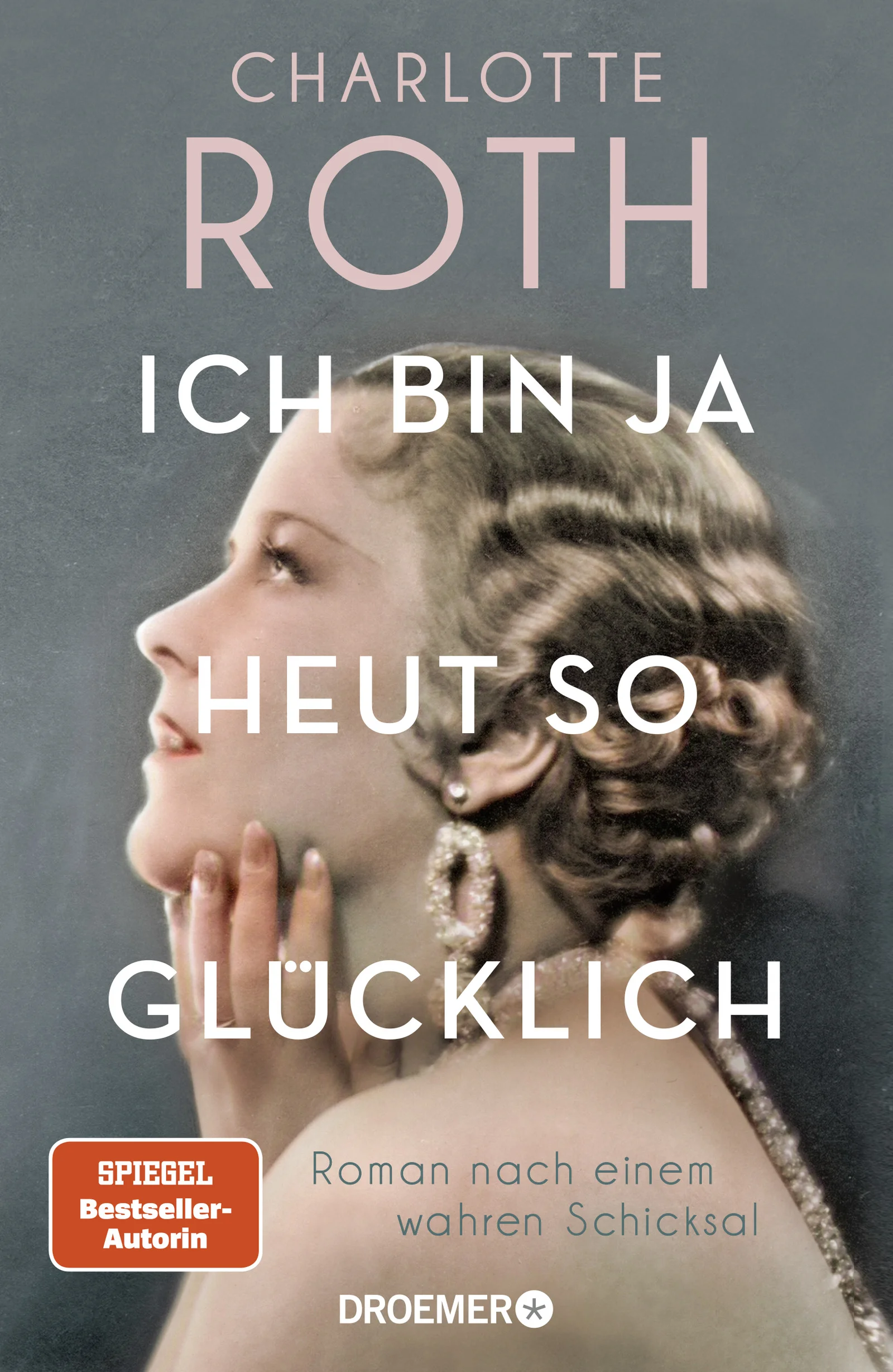 Der große biografische Roman über eine der beliebtesten deutschen Schauspielerinnen der 30er Jahre. Die Geschichte eines tragischen Frauenschicksals von der Autorin des Bestsellers »Als wir unsterblich waren« Charlotte Roth.Berlin 1931: Sie ist der Shooting Star, die Sensation des jungen deutschen Tonfilms. „Ich bin ja heut so glücklich“ singt sie und scheint es ernst zu meinen. Renate Müller, der Münchner Journalistentochter, die mit achtzehn nach Berlin kam, verfällt die Filmwelt quasi über Nacht, obwohl sie so gar nicht dem gängigen Leinwandideal entspricht und weder das süße Püppchen noch den männermordenden Vamp verkörpert. Sie ist gefragt, begehrt, selbst Hollywood ruft nach ihr. Renate könnte so glücklich sein, wie es ihr berühmtes Lied verspricht, doch ihre große Liebe hat sie einem Juden geschenkt und gerät damit ins Visier der braunen Machthaber …  Berührend, dramatisch und auf der wahren Geschichte der Schauspielerin Renate Müller beruhend.