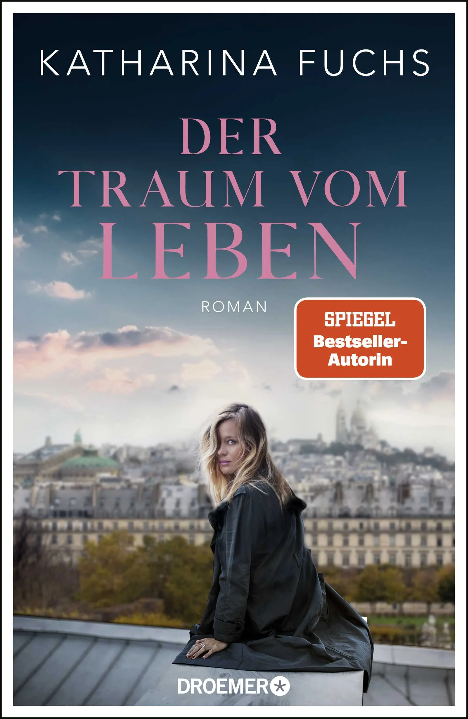 Eine Moderne Aschenputtel-Geschichte in der glitzernden Pariser Modewelt der wilden 90er Jahre: Bestseller-Autorin Katharina Fuchs erzählt in »Der Traum vom Leben« einfühlsam, authentisch und hochspannend ein faszinierendes Frauen-Schicksal in der Ära der Topmodels, basierend auf einer wahren Geschichte. Zu groß, zu dünn und zu blass ist die junge Luise für die Jungs in der norddeutschen Provinz – da verliebt sie sich in Nils, den Sohn des Großbauern mit den strahlenden Augen. Doch die Tochter des ärmsten Bauern weit und breit ist für seine Eltern nicht standesgemäß.  Ein Star-Friseur öffnet ihr die Türen, sie ergreift die Chance – und findet sich als Model auf den glamourösen Pariser Laufstegen wieder. Denn die 90er sind das Zeitalter der Supermodels. In der ganzen Stadt schießen aufstrebende Modelabels wie Pilze aus dem Boden, die Nachtclubs feiern legendäre Partys. Zwischen Modeglamour und dem schillernden Pariser Nachtleben tut sich für Luise eine eindrucksvolle Welt auf ... Das verrückte Paris der Neunzigerjahre will aus dem schüchternen friesischen Mädchen einen Star auf dem Catwalk machen. Doch wie hoch ist der Preis? Luise muss eine Entscheidung treffen …Katharina Fuchs hat selbst in Paris gelebt und den Beginn des verrückten und aufregenden Jahrzehnts, das mit seiner Mode alles in Frage stellte, hautnah miterlebt. Entdecken Sie auch die berührenden historischen Romane von Katharina Fuchs, die auf der Familiengeschichte der Bestseller-Autorin beruhen:Zwei Handvoll Leben (1914–1953)Neuleben (50er- und 60er-Jahre)Unser kostbares Leben (70er- und 80er-Jahre)
