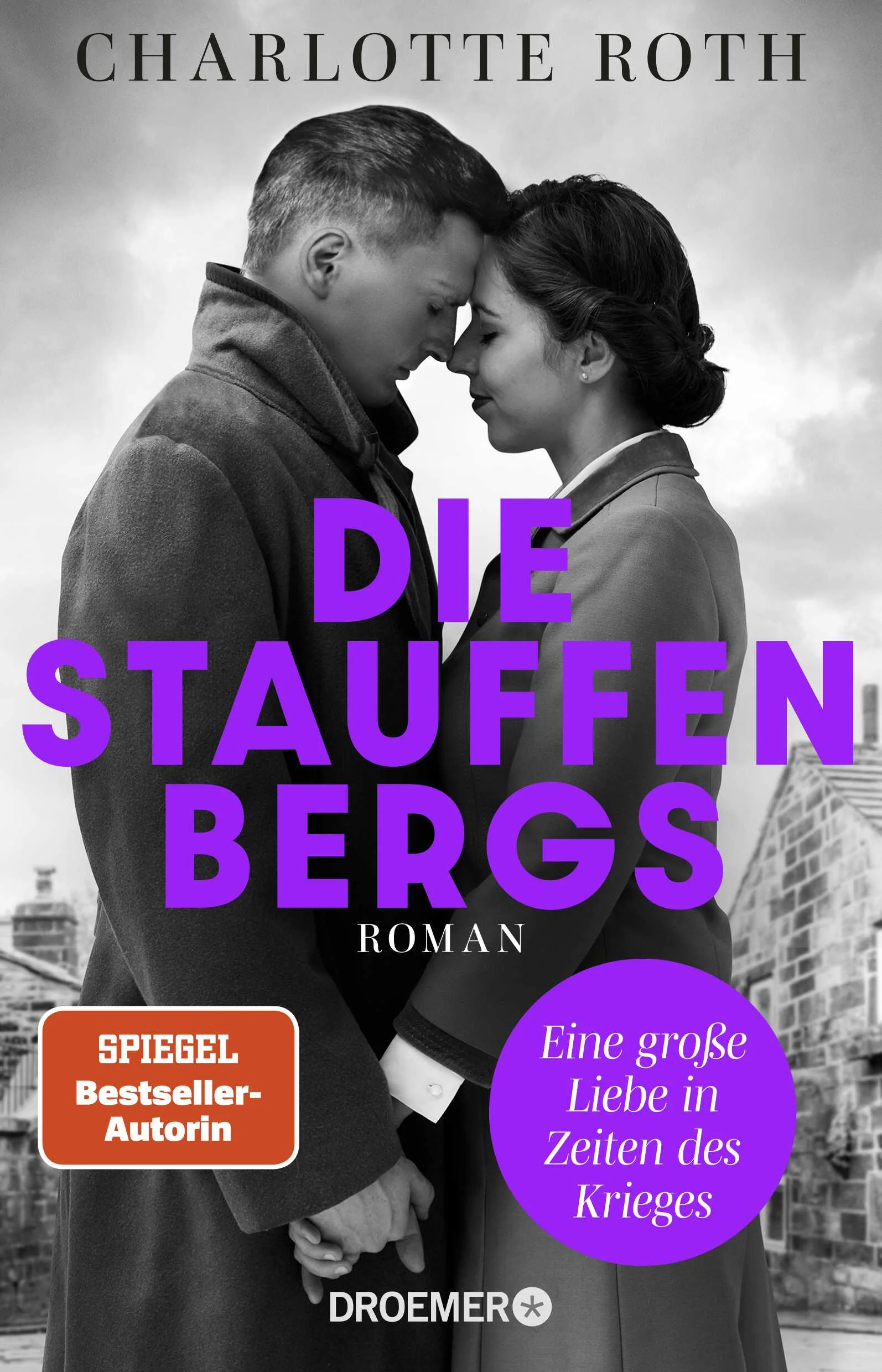 Ein biografischer Roman, der Sie zu Tränen rühren wird: Die wahre Geschichte über die große Liebe der Stauffenbergs.Bestseller-Autorin Charlotte Roth erzählt in ihrem historischen Roman  eine der schönsten und traurigsten Liebesgeschichten, die das Leben schrieb: eine Geschichte von Anstand und Courage, und von Hoffnung inmitten tiefster Verzweiflung während des Zweiten Weltkriegs.Sie ist die Tochter des fränkischen Generalkonsuls und einer baltischen Freifrau. Er ist der jüngste Spross eines schwäbischen Adelsgeschlechts mit einer vielversprechenden militärischen Karriere. Als Nina und Claus von Stauffenberg sich 1929 auf einem Ball kennenlernen, sind sie verliebte junge Menschen auf dem Weg in ein märchenhaftes Leben.Doch der furchtbare Lauf der Geschichte will es anders: Aus der Mutterkreuzträgerin und dem Wehrmachtsoffizier werden Regimegegner und Verschwörer. Das Schlimmste für ihn: Deutschlands Zusammenbruch. Für sie: der Verlust ihres geliebten Mannes. Trotzdem lässt Nina von Stauffenberg ihrem Claus die Freiheit, zu tun, was er tun muss. Doch das bedeutet, dass sie ihn nach dem 20. Juli 1944 nie wiedersehen und alles verlieren wird …»Die Stauffenbergs« ist fesselnde zeitgeschichtliche Unterhaltung für Leser*innen von Brigitte Glaser oder Peter Prange.In Charlotte Roths Reihe über die größten Liebesgeschichten des 20. Jahrhunderts finden Sie weitere bewegende Romane, die zu Herzen gehen:»Rosa & Leo«»Die Liebe der Mascha Kaleko«
