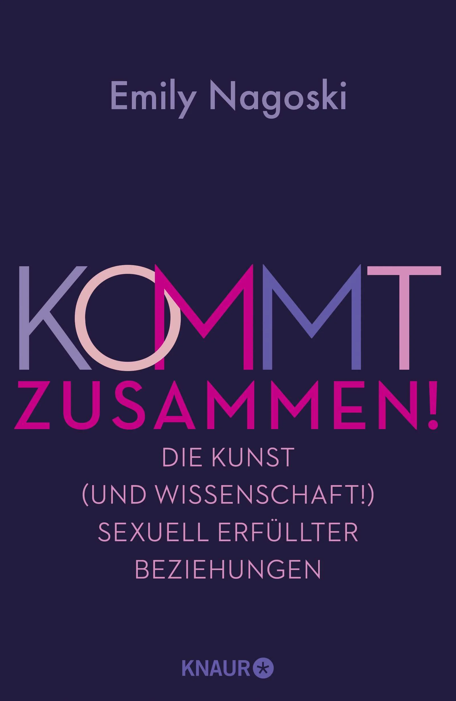 Erfüllter Sex in Langzeitbeziehungen – der einfühlsame Ratgeber von Dr. Emily Nagoski, Bestseller-Autorin von »Komm wie du willst«Die meisten Paare haben irgendwann Mühe, ihre sexuelle Beziehung befriedigend aufrechtzuerhalten. Ratschläge zum Thema Sex sind oft nicht hilfreich und von Annahmen und Erwartungen geprägt, die uns am Ende nur schaden.In »Kommt zusammen!« wirft die führende Sexualtherapeutin und Bestsellerautorin Emily Nagoski deshalb einen Blick auf den Sex in langen Beziehungen. Sie lässt uns erkennen: Das meiste, was uns über Sex beigebracht wurde, ist falsch. Es geht nicht darum, wie sehr wir Sex wollen oder wie oft wir ihn haben. Entscheidend ist, ob wir den Sex, den wir haben, auch mögen. Denn Sex muss nicht auf eine bestimmte Art und Weise oder in einer bestimmten Häufigkeit stattfinden, um befriedigend zu sein!Verständnisvoll und mit Humor zeigt Emily Nagoski, wie großartiger Sex aussehen kann. Dabei lernen wir:Wie wir Konflikte in der Beziehung überwinden könnenWie wir mit geschlechtsspezifischen Vorstellungen umgehen, wie Sex »sein sollte«Wie wir aufhören, uns Sorgen um unser Körperbild zu machenSo wird unsere Einstellung zu Sex und Begehren radikal verändert, und wir können endlich langfristige und erfüllende sexuelle Beziehungen aufbauen.Der Ratgeber spricht Menschen aller Identitäten und Orientierungen an, sowie Menschen mit unterschiedlichen Lebenserfahrungen und Beziehungen. Emily Nagoski hat das Ziel, ihre Leser*innen von Erwartungen, Verpflichtungen oder Druck zu befreien, die oft mit Sex verbunden sind.»›Kommt zusammen!‹ ist eine Offenbarung! Es gibt uns die Erlaubnis, Intimität zu unseren Bedingungen neu zu definieren, und zwar durch eine fesselnde Erzählung und wissenschaftliche Erkenntnisse. Es ist an der Zeit, dass wir Scham und Verpflichtung durch Ausprobieren und Vergnügen ersetzen. Ein Muss!«Eve Rodsky, New York Times-Bestsellerautorin von »Fair Play«