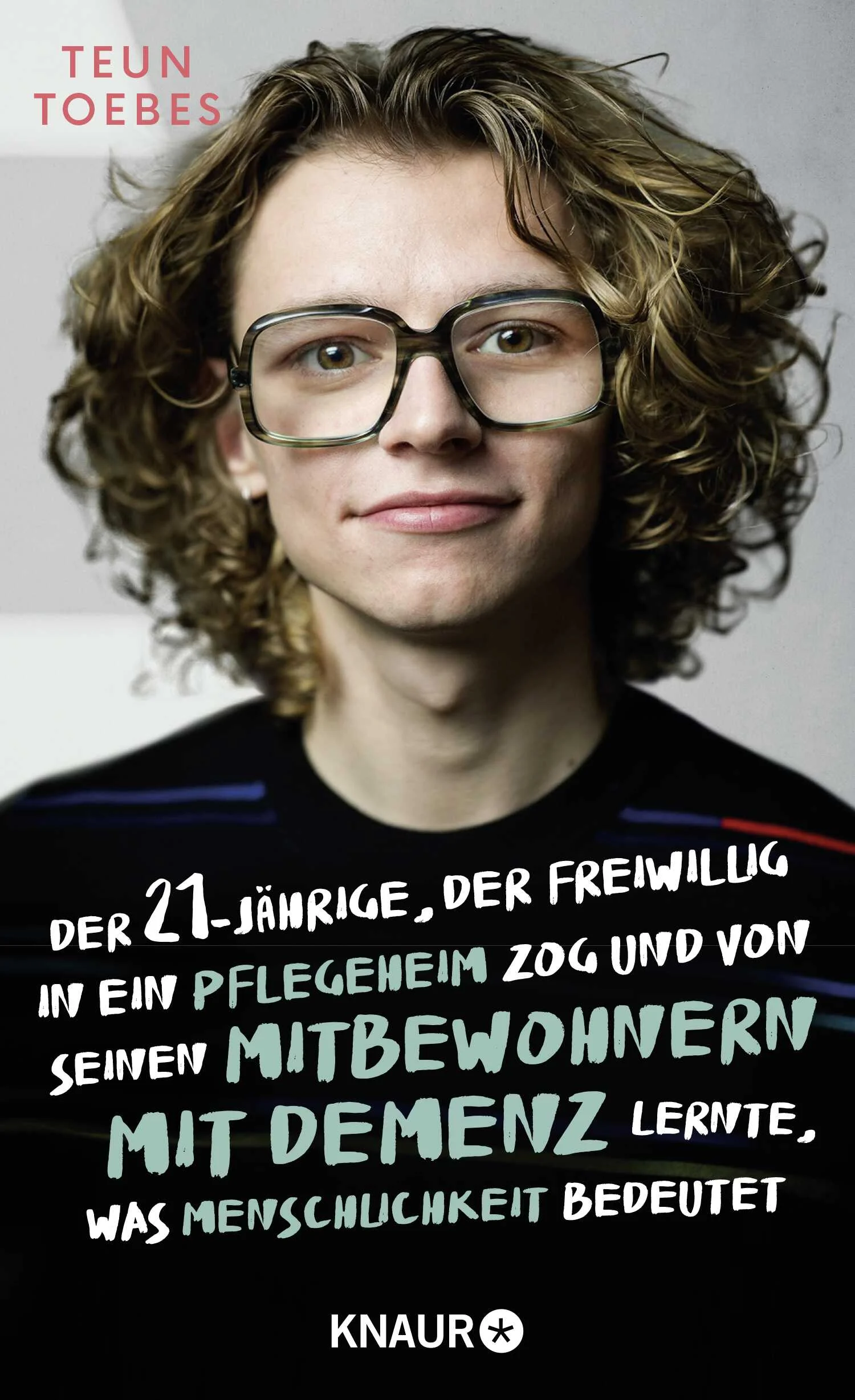 Der Bestseller aus den Niederlanden: Ein junger Altenpfleger über das Leben im PflegeheimJeder fünfte von uns wird am Ende seines Lebens an Demenz erkranken – und womöglich in einem Pflegeheim landen. Wie aber werden wir dort leben? Dieser Gedanke trieb auch Teun Toebes, 22, um. Er ist gelernter Altenpfleger, der auf Menschen mit einer Demenzerkrankung spezialisiert ist. Seit er seinen Beruf gewählt hat, fragt er sich, wie alte Menschen möglichst würdevoll ihren Lebensabend verbringen können. Um noch genauer zu verstehen, wie es den Alten im Pflegeheim geht, zieht er kurzerhand dort ein und lebt mit ihnen Tür an Tür. Es entstehen wunderbare Freundschaften, aber auch Innenansichten aus dem Alltagsleben im Heim, von denen er in seinem Buch erzählt. Getragen wird Teun Toebes dabei von einer Vision, wie wir besser mit Demenzkranken umgehen und ihnen ein besseres Leben ermöglichen könnten. Denn eines Tages werden wir womöglich selbst betroffen sein.Der inspirierende Erfahrungsbericht eines jungen Altenpflegers, der seinen Beruf leidenschaftlich lebt und liebt - und ein wertvoller Beitrag in der sich verschärfenden Pflegedebatte, auch in Deutschland